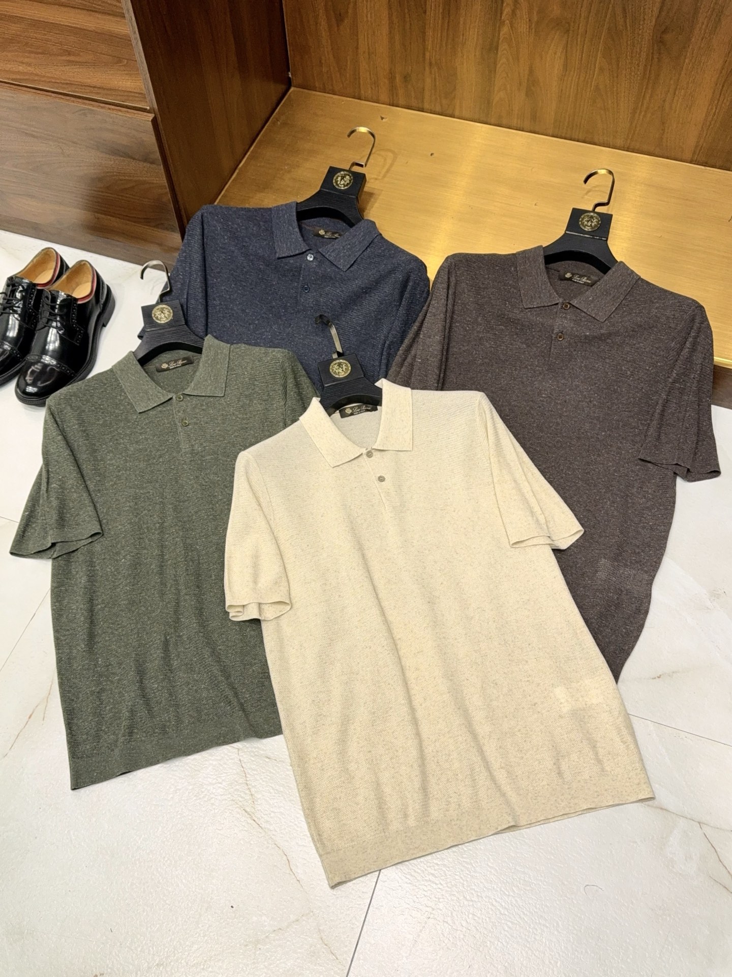 NO:773694,【The money is here!  The new technology jacquard knitting texture uses flax fiber yarn, two-button lapel short-sleeved knitted POLO shirt] Hot sale warning!  Linen jacquard knitted POLO｜The first choice for elegant commuting. Hot items are coming!  This two-button lapel short-sleeved knitted POLO has become the focus of summer wear with its new technology and high-end fabrics. The fabric is made of flax fiber yarn and jacquard knitted texture. Natural linen is breathable and moisture-absorbent, making it dry and non-sticky for spring and summer wear. The innovative jacquard technology allows the fabric to present a delicate three-dimensional texture. It is simple and clean from a distance, but full of texture when viewed up close. It is easily distinguished from ordinary solid color styles and has a full sense of class.  The classic two-button lapel design, the collar is crisp and stylish, lean and neat, and modifies the neckline, showing the calm temperament of men. The fit is not tight or loose, suitable for a variety of body shapes, and can move freely without restraint. The simple and elegant version is perfect for commuting to office, business meetings, weekend leisure and other scenes. It is stable and formal with trousers, casual and comfortable with casual trousers, and it is extremely practical to wear.  The workmanship is fine, the wiring is neat, the fabric is skin-friendly and soft, and it is not easy to deform or pill when worn for a long time. It can be worn in many scenes with one piece. It is a must-have temperament item for men's summer wardrobe. You can buy it with your eyes closed. M-3XL,, T-shirt,19860909【bao款来了哦！新工艺提花针织纹理选用含亚麻纤维纱线两粒扣翻领短袖针织POLO衫】爆款预警！亚麻提花针织POLO｜气质通勤首选. 火爆单品来袭！这款两粒扣翻领短袖针织POLO,凭借新工艺与高级面料,成为夏日穿搭焦点. 面料采用含亚麻纤维纱线与提花针织纹理结合,天然亚麻透气吸湿,春夏穿着干爽不粘身；创新提花工艺,让面料呈现细腻立体纹理,远看简约干净,近看质感十足,轻松区别于普通纯色款式,档次感拉满. 经典两粒扣翻领设计,领口挺括有型,精干利落,修饰颈线,尽显男士沉稳气质.合身剪裁不紧绷不松垮,适配多种身形,活动自如无束缚. 简约大气的版型,完美适配通勤办公、商务会面、周末休闲等多场景.搭配西裤稳重正式,搭配休闲裤随性舒适,实穿性极强. 做工精细,走线工整,面料亲肤柔软,久穿不易变形、起球.一件搞定多场景穿搭,是男士夏日衣橱必备的气质单品,闭眼入不亏.M-3XL,,T-shirt,,Men's clothing