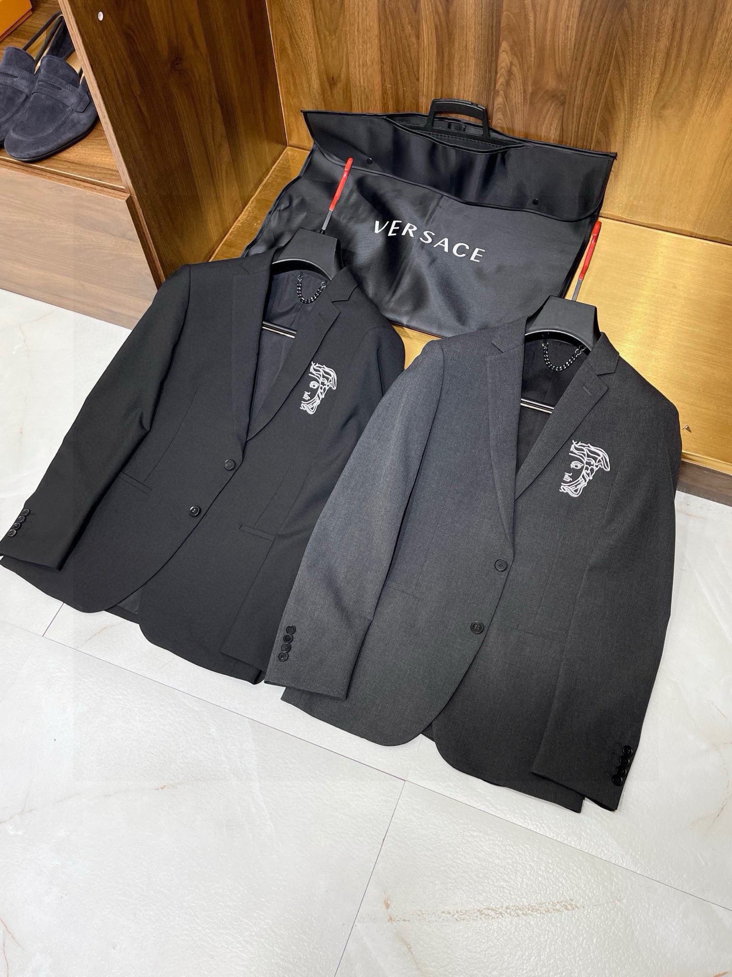 NO:775958,[Classic evergreen hot-selling style, simple and versatile business casual single suit with very sophisticated materials] Exclusive hot-selling style is coming. The packaging is grand. Original men's fashion style suit, goods from high-end trading companies, high-end products from abroad, Italian origin products, official counter recommendation, pure blood quality, come across and cherish it!  Suits can be called hard currency, a necessary magic weapon in a man's wardrobe. Having a decent suit can be used in many occasions and stand out. It can become a man's armor. It is a very worthy investment item for every man. With its unique attributes, a suit can easily be matched throughout the seasons, and its utilization rate and practicality are extremely high!  Fan Sizhe's latest single item with chest embroidery pattern and theme elements belongs to the trump card of every season. It has its own aura and hot-selling characteristics. There is no need to consider the design. There is no doubt that each item is on the market, and it is a stable 'Internet celebrity' hit!  It is presented in the form of exquisite embroidered logo decoration, reaching consensus from top to bottom. The pleasing and fashionable details are highly recognizable, enriching the overall visual aesthetic, reshaping the style of the suit, no longer limited to the traditional single aesthetic, and weakening the sense of restraint brought by formal wear!  The top-grade luxury fabrics supplied by customers, combined with the golden ratio of materials, highlight the luxury of the fabric. It is high-density and fine, the texture is smooth and delicate, and has good non-iron and anti-wrinkle functions. It has excellent ductility and exquisite details.  The details are exquisite and exquisite, both in terms of process design, pattern and fabrics. The craftsmanship level is inherited from the world's top Belvest workshop, a first-class luxury goods OEM. The remarkably perfect hand-locked Milan eyes can be incorporated into tailoring textbooks. The hemming lines are all hand-sewn by the top tailor masters in the workshop. The arch stitching is neat and fine, impeccable and very ingenious. A finished suit generally needs to go through more than 400 rigorous processes, which is quite shocking!  Classic Italian modern slim-fit tailoring, the upper body is capable and elegant, and it is easy to highlight your temperament. It is an excellent styling tool for the dressing season!  The whole set comes with a branded high-end dust bag!  Size M-3XL,Versace-clothing,louis vuitton,versace,business suit,gold,19860909【经典常青大爆款用料非常考究的简约百搭商务休闲单西装】独家爆款来袭 包装大气 原单男士时装款西装,高端贸易公司货,境外流入臻品,意大利原产出品,官柜主推款,纯正血统品质,且遇且珍惜！ 西装可以称得上是硬通货,男人衣橱中的必备法宝,拥有一套体面的西装可以在众多场合游刃有余、崭露头角,可以成为男人的盔甲,是每个男人非常值得投资的单品,西装以独特的属性轻松贯穿四季搭配,利用率和实穿性极高！ 范思辙最新款 胸口刺绣图案 主题元素的单品,属于每一季的王牌担当,自带光环和热售特质,无需考量设计,每一款单品的面市都毋庸置疑,稳稳的“网红”爆品！ 以精美的刺绣标装饰形态呈现,上下达成共识,颇为讨喜且时髦感的细节,辨识度极高,丰富了整体视觉审美,重塑了西装的画风,不再局限于传统单一的审美,弱化了正装带来的束缚感！ 客供顶级奢华面料,融合黄金比例的材质,彰显了面料的奢华感,高密度且精细,质地挺刮细腻,并具备良好的免烫抗皱功能,延展性非常优越,细节精致考究. 细节精湛考究,无论从工艺设计还是版型及面料都堪称上乘,工艺水准传承了世界顶级Belvest工坊制作,一流奢侈品代工厂商,显著完美的手工锁米兰眼,可以编入裁缝教科书,包边走线均由工坊顶级裁缝大师纯手工缝制,拱针对条工整精细,无可挑剔,非常匠心,一套西服成品大体需经过严谨的400多道工序,相当震撼！ 经典的意式现代修身剪裁,上身干练而优雅,极易凸显出气质,属于穿搭季绝佳的造型利器！整套附送品牌高档防尘袋！尺码M-3XL,范思哲-服装,louis vuitton,versace,business suit,gold,,Women's clothing