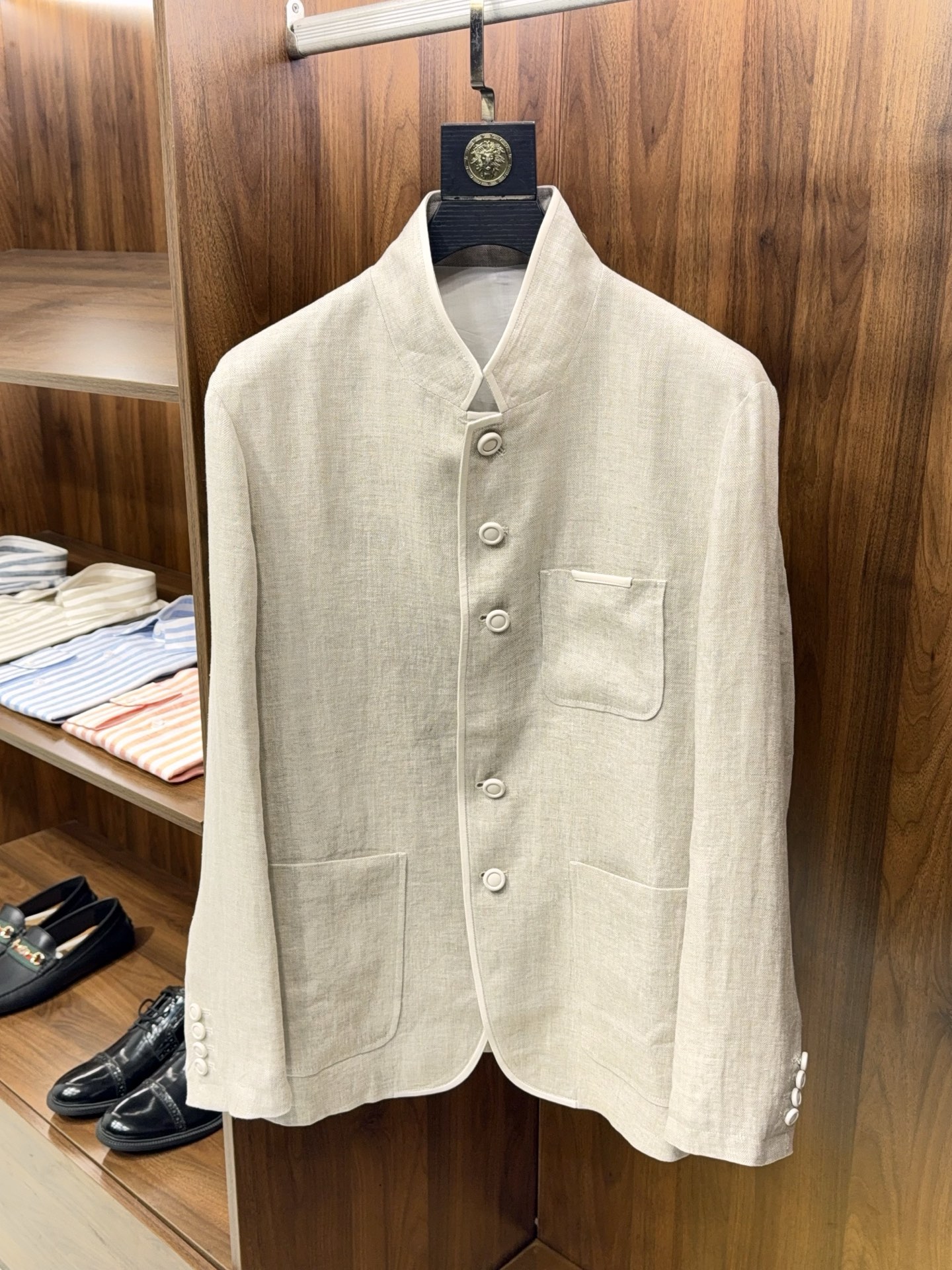 NO:775959,[Luxurious and noble lambskin binding!  Stand-up collar tunic jacket with five sheepskin buckles and linen fiber three-pocket coat]. Pure linen stand-up collar tunic jacket, a luxurious and luxurious material that men just need. Designed for men who pursue quality and style, this stand-up collar tunic jacket perfectly combines the classic Chinese style with luxurious details. The upper body shows a calm and noble temperament. It is a rare high-end item in the wardrobe.  The fabric is made of natural flax fiber, which feels dry and delicate, has full breathability, is skin-friendly on the upper body and is not stuffy, has a natural texture, is smooth and straight, and is not prone to wrinkles. It takes into account both comfort and three-dimensional shape. It can be easily controlled in spring, summer and autumn, saying goodbye to heavy constraints, and is light and textured.  Following the classic stand-up collar tunic design, the neat stand-up collar modifies the neck line, making it tall and stylish, showing a Chinese elegance. Five exclusive sheepskin buckles are used on the front. The buttons are round and delicate, with a warm touch, showing a high-end feel when opening and closing. It is matched with luxurious lambskin binding technology, the edges are delicate and smooth, and the details show luxurious taste. It is different from ordinary styles, and the texture is directly full.  The cut is neat and slim, not flattering on the figure, and the simple three-pocket design is both practical and beautiful. It is convenient for daily storage, and there are no unnecessary and complicated decorations. The solid color tone is elegant and attractive. Whether it is a formal business occasion, a Chinese-style gathering, or a daily casual trip, it can be easily controlled and easily create a low-key and luxurious men's outfit. One piece enhances the overall style, and you can close your eyes without stepping on thunder. M-3XL (arrives the next day), men's clothing, jackets & coats, sheepskin,19860909【奢华高贵小羊皮包边！立领中山装设计五粒羊皮包扣亚麻纤维三口袋外套】. 纯亚麻立领中山装外套,奢雅质感男士刚需. 专为追求品质与格调的男士打造,这款立领中山装外套,将中式经典版型与奢华细节完美融合,上身尽显沉稳高贵的气质,是衣橱里不可多得的高阶单品. 面料甄选天然亚麻纤维,触感干爽细腻,透气性拉满,上身亲肤不闷,自带天然的肌理质感,垂顺挺括不易皱,兼顾舒适度与版型立体感,春夏秋三季都能轻松驾驭,告别厚重束缚,轻盈又显质感. 沿用经典立领中山装设计,利落立领修饰颈部线条,挺拔有型,尽显中式儒雅气场；正面采用五粒专属羊皮包扣,纽扣圆润精致,触感温润,开合间尽显高级感,搭配奢华小羊皮包边工艺,边缘细腻顺滑,细节处彰显奢贵品位,区别于普通款式,质感直接拉满. 版型剪裁利落修身,不挑身材,简约三口袋设计,实用与美观兼具,日常收纳便捷,整体无多余繁杂装饰,纯色基调大气耐看.无论是正式商务场合、中式雅集,还是日常休闲出行,都能轻松驾驭,轻松打造低调奢华的男士穿搭,一件提升整体格调,闭眼入不踩雷.M-3XL（隔天到货）,男装,jackets & coats,sheepskin,,Women's clothing