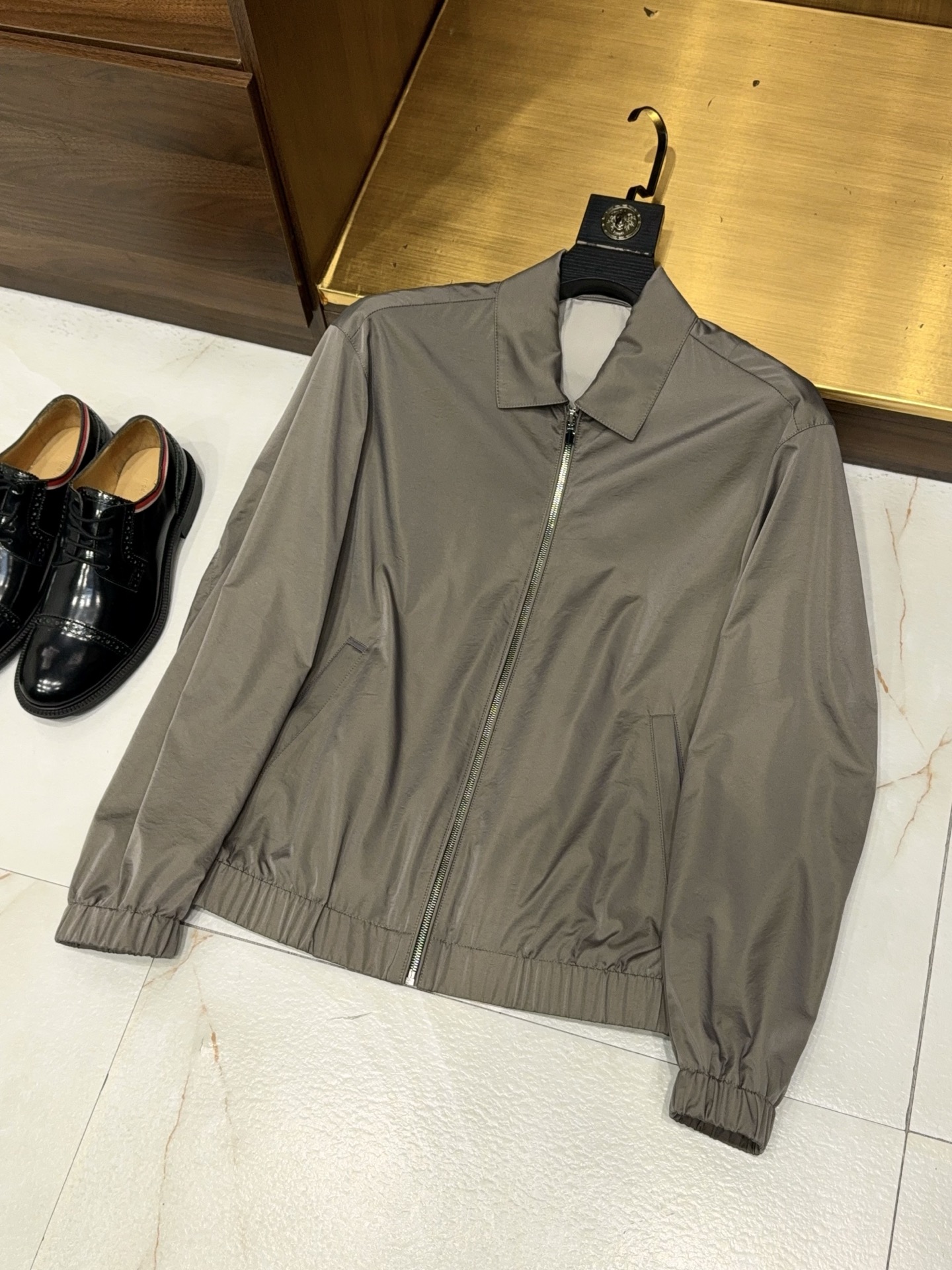 NO:775938,[D’s imported customer-supplied fabrics are ultra-soft and delicate, with inner ventilation holes and lapel zipper jacket] D’s imported customer-supplied fabrics lapel zipper jacket. This jacket can be called a high-quality choice for men’s commuting and daily wear. The core highlights focus on quality and practicality, and the details are full of care.  The fabric is made of materials imported from D family, which is the finishing touch. The gold ratio of 52 spun silk and 48 % flax subverts the roughness of traditional fabrics. You can feel the unimaginable softness and delicacy when touching the skin. The smoothness of spun silk and the freshness of linen are perfectly integrated, saying goodbye to hot and sticky, and comfortable to wear in all seasons. The navy twill texture has its own high-end texture, low-key and unobtrusive, suitable for various occasions.  The design takes into account both appearance and function. The lapel shape is neat and crisp, making it look smart when paired with suit trousers in formal occasions. It can also be worn casually with casual trousers in daily life. The zipper design makes it easy to put on and take off while enhancing the overall sense of fashion and breaking the stereotype of traditional jackets. The specially designed built-in ventilation holes can adjust the air circulation according to the temperature, further improving the ventilation and heat dissipation effect, and keeping you cool even in summer.  The style follows the principle of simple and neat tailoring, and can be easily controlled regardless of body shape. There is no unnecessary complicated design at the hem, and the pure texture is retained. Whether it is a business trip, daily commuting, or weekend leisure travel, it is an ideal choice to enhance the style of dressing, and easily wear a calm and stylish men's style. M-3XL Arrives next day, Dior - Clothing, dior, dior, jackets & coats, jackets & coats, business suit, gold,19860909【D家进口客供面料超柔软细腻内有通气孔设计翻领拉链款夹克外套】D家进口客供面料翻领拉链夹克. 这款夹克堪称男士通勤与日常穿搭的质感之选,核心亮点聚焦品质与实穿性,细节处尽显用心. 面料选用D家进口客供材质,堪称点睛之笔.52绢丝与48亚麻黄金配比,颠覆传统面料的粗糙感,触肤即能感受到超乎想象的柔软细腻,绢丝的顺滑与亚麻的清爽完美融合,告别闷热黏腻,四季穿着都舒适自在.藏青斜纹纹理自带高级质感,低调不张扬,适配多种场合穿搭需求. 设计上兼顾颜值与功能,翻领造型利落挺括,正式场合搭配西装裤尽显干练,日常搭配休闲裤也能轻松随性.门襟采用拉链设计,穿脱便捷的同时,增强了整体的时尚感,打破传统夹克的刻板印象.特别加入内藏通气孔设计,可根据气温调节空气流通,进一步提升透气散热效果,即使夏季穿着也能保持清爽. 版型遵循简约利落的剪裁原则,不挑身材,微胖或挺拔身形皆能轻松驾驭.下摆无多余繁杂设计,保留纯粹质感,无论是商务出差、日常通勤,还是周末休闲出行,都是提升穿搭格调的理想之选,轻松穿出从容有型的男士风范.M-3XL 隔天到货,迪奥-服装,dior,dior,jackets & coats,jackets & coats,business suit,gold,,Women's clothing