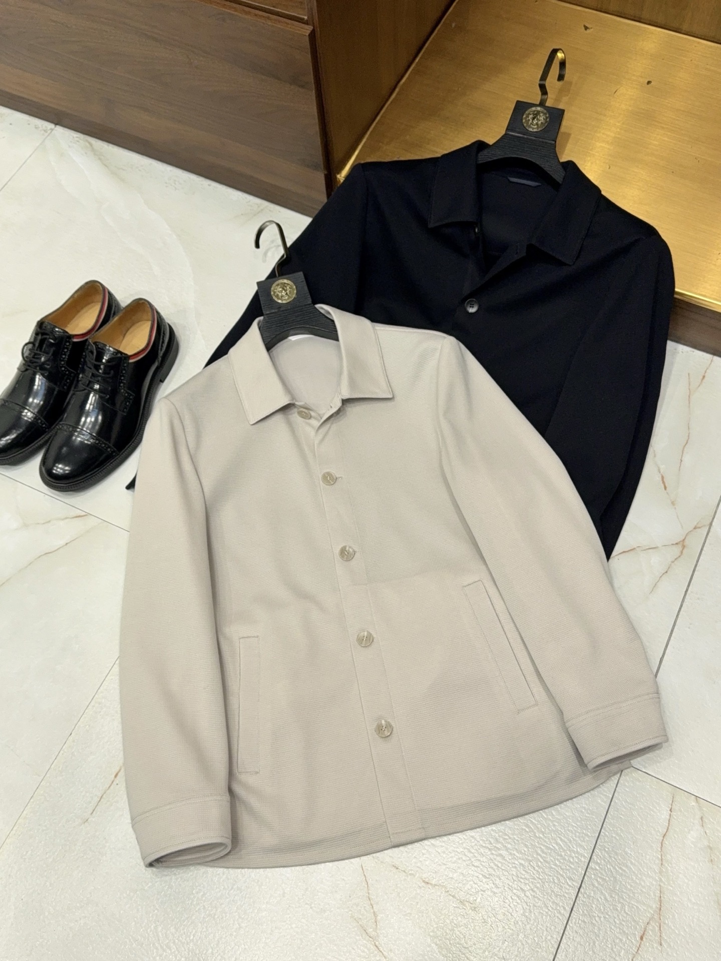 NO:775942,【The knitted jacket is here!  Containing wool yarn compounded with a layer of tulle lining, workwear style buttoned thin jacket] Knitted wool workwear jacket is the first choice for simple and neat commuting.  This knitted jacket is officially launched. It is woven with wool-containing yarn. The fabric feels soft and delicate, and has a warm and moist texture. It is different from ordinary knitted fabrics. The upper body is stiff and not easy to collapse, taking into account both comfort and style. The interior is compounded with a layer of tulle design, which is light, breathable and not sweaty. It also enhances the stiffness of the fabric to avoid appearing bloated next to the body. It is suitable for wearing alone in spring and autumn, or layering in the morning and evening.  The overall design adopts a classic workwear style, with neat tailoring to modify the body shape. It is friendly to all body types and does not matter the outfit or occasion. The button opening and closing design is easy to put on and take off, suitable for daily commuting and leisure travel. It is simple and elegant without losing a sense of detail. The thickness of the thin model is just right, saying goodbye to heavy restraints. It is light and burdenless, and can withstand the cool weather without looking bloated and cumbersome.  The overall style is simple and elegant, without superfluous and complicated designs. The solid color tone is versatile and durable. It can be easily matched with trousers and casual shoes to create a clean and neat men's look. Whether it is daily work, weekend outings or daily leisure, it can be easily controlled and highly practical. A knitted jacket that takes into account texture, fit and comfort, it is simple but outstanding enough, and can easily enhance the quality of daily wear. M—3XL Arrives next day, men's clothing, jackets & coats,19860909【针织外套来了哦！含羊毛纱线复合一层薄纱内里工装版型纽扣款薄款外套】针织羊毛工装外套 简约利落通勤首选. 这款针织外套正式上线,选用含羊毛纱线织造,面料触感软糯细腻,自带温润质感,区别于普通针织面料,上身挺括不易软塌,兼顾舒适度与版型质感.内里复合一层薄纱设计,轻薄透气不闷汗,同时增强面料挺括度,避免贴身显臃肿,春秋单穿、早晚叠搭都合适. 整体采用经典工装版型,利落剪裁修饰身形,对各种身材都很友好,不挑穿搭不挑场合.纽扣款开合设计,穿脱便捷,日常通勤、休闲出行都适配,简约大气又不失细节感.薄款厚度恰到好处,告别厚重束缚,轻盈无负担,既能抵御微凉天气,又不会显得臃肿累赘. 整体风格简约大气,没有多余繁杂设计,纯色基调百搭耐看,轻松适配裤装、休闲鞋履,打造干净利落的男士造型.无论是日常上班、周末出游还是日常休闲,都能轻松驾驭,实穿性极高.一件兼顾质感、版型与舒适度的针织外套,简约却足够出彩,轻松提升日常穿搭质感.M—3XL 隔天到货,男装,jackets & coats,,Women's clothing