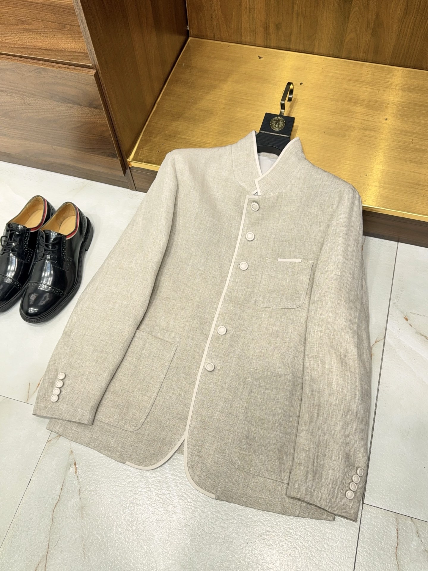 NO:775924,[Luxurious and noble lambskin binding!  Stand-up collar tunic jacket with five sheepskin buckles and linen fiber three-pocket coat]. Pure linen stand-up collar tunic jacket, a luxurious and luxurious material that men just need. Designed for men who pursue quality and style, this stand-up collar tunic jacket perfectly combines the classic Chinese style with luxurious details. The upper body shows a calm and noble temperament. It is a rare high-end item in the wardrobe.  The fabric is made of natural flax fiber, which feels dry and delicate, has full breathability, is skin-friendly on the upper body and is not stuffy, has a natural texture, is smooth and straight, and is not prone to wrinkles. It takes into account both comfort and three-dimensional shape. It can be easily controlled in spring, summer and autumn, saying goodbye to heavy constraints, and is light and textured.  Following the classic stand-up collar tunic design, the neat stand-up collar modifies the neck line, making it tall and stylish, showing a Chinese elegance. Five exclusive sheepskin buckles are used on the front. The buttons are round and delicate, with a warm touch, showing a high-end feel when opening and closing. It is matched with luxurious lambskin binding technology, the edges are delicate and smooth, and the details show luxurious taste. It is different from ordinary styles, and the texture is directly full.  The cut is neat and slim, not flattering on the figure, and the simple three-pocket design is both practical and beautiful. It is convenient for daily storage, and there are no unnecessary and complicated decorations. The solid color tone is elegant and attractive. Whether it is a formal business occasion, a Chinese-style gathering, or a daily casual trip, it can be easily controlled and easily create a low-key and luxurious men's outfit. One piece enhances the overall style, and you can close your eyes without stepping on thunder. M-3XL (arrives the next day), men's clothing, jackets & coats, sheepskin,19860909【奢华高贵小羊皮包边！立领中山装设计五粒羊皮包扣亚麻纤维三口袋外套】. 纯亚麻立领中山装外套,奢雅质感男士刚需. 专为追求品质与格调的男士打造,这款立领中山装外套,将中式经典版型与奢华细节完美融合,上身尽显沉稳高贵的气质,是衣橱里不可多得的高阶单品. 面料甄选天然亚麻纤维,触感干爽细腻,透气性拉满,上身亲肤不闷,自带天然的肌理质感,垂顺挺括不易皱,兼顾舒适度与版型立体感,春夏秋三季都能轻松驾驭,告别厚重束缚,轻盈又显质感. 沿用经典立领中山装设计,利落立领修饰颈部线条,挺拔有型,尽显中式儒雅气场；正面采用五粒专属羊皮包扣,纽扣圆润精致,触感温润,开合间尽显高级感,搭配奢华小羊皮包边工艺,边缘细腻顺滑,细节处彰显奢贵品位,区别于普通款式,质感直接拉满. 版型剪裁利落修身,不挑身材,简约三口袋设计,实用与美观兼具,日常收纳便捷,整体无多余繁杂装饰,纯色基调大气耐看.无论是正式商务场合、中式雅集,还是日常休闲出行,都能轻松驾驭,轻松打造低调奢华的男士穿搭,一件提升整体格调,闭眼入不踩雷.M-3XL（隔天到货）,男装,jackets & coats,sheepskin,,Women's clothing