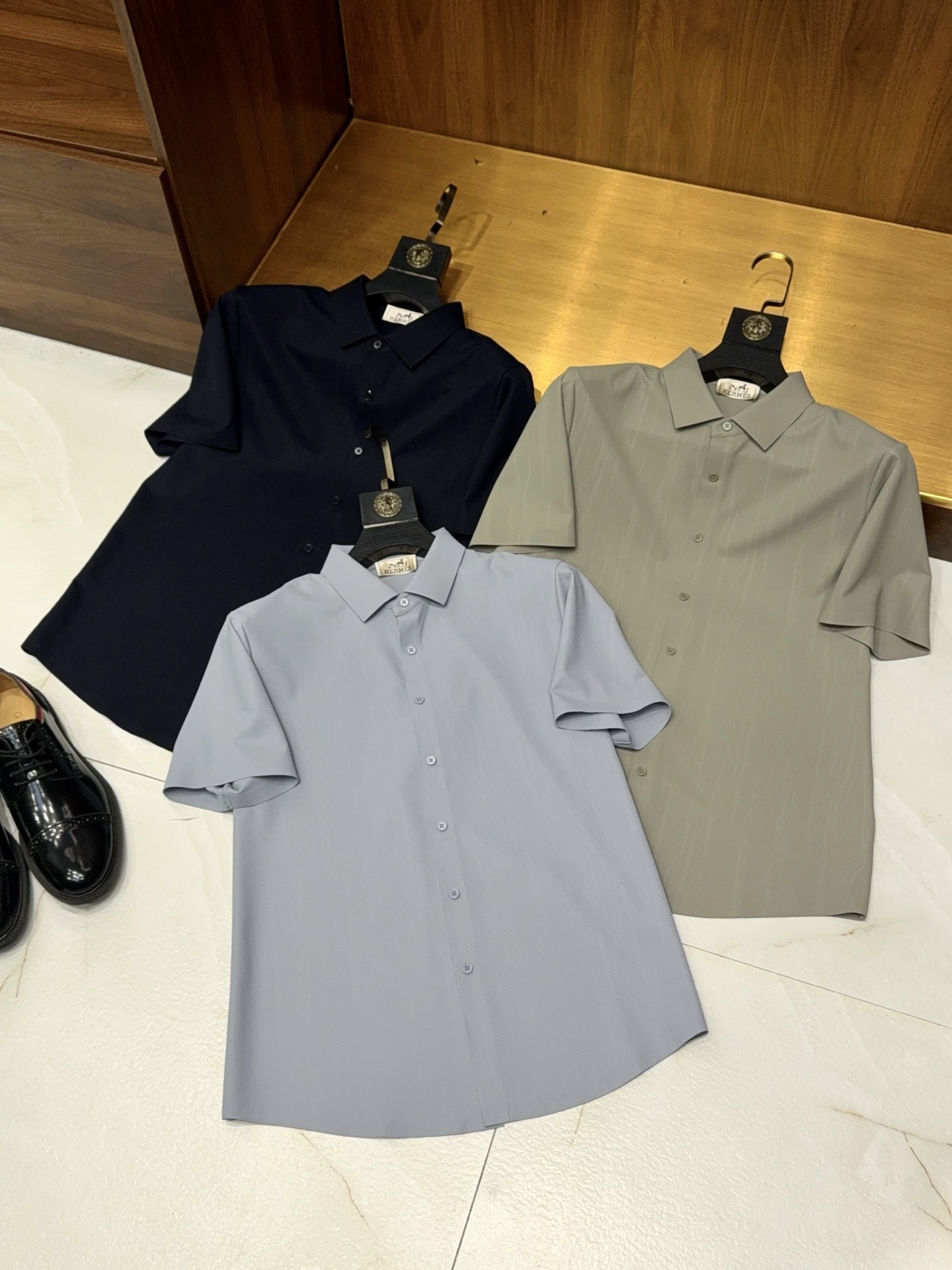 NO:775929,[Hjiake provides dark pattern knitted jacquard fabrics!  Small stand-up collar design, high-temperature seamless taping button style short-sleeved shirt] H family dark pattern knitted jacquard small stand-up collar short-sleeved shirt.  If men want a high-end look in summer, this short-sleeved shirt is definitely the first choice. It is made of dark-grain knitted jacquard fabric provided by Hjiake, which is different from ordinary shirt fabrics. It has a delicate and low-key dark grain texture. It looks simple and pure from a distance, but shows exquisite details when viewed up close. It feels soft and skin-friendly. It has the softness of knitted fabrics and the stiffness of a shirt. It is breathable and not sweaty. It is suitable for wearing in many scenes in spring and summer. It has both comfort and texture.  The silhouette has a neat small stand-up collar design, which abandons the dullness of traditional lapels and modifies the neck line to show a smart and neat look. It does not pick up on the body shape for daily wear, and can easily create a refreshing and stylish man's image. The core adopts high-temperature seamless lamination technology, with flat and smooth edges and no redundant seams. It not only improves the overall texture, but also makes it more comfortable to wear, saying goodbye to the sense of restraint, and it is not easy to deform and wrinkle after long-term wear.  Classic button opening and closing, combined with simple and slim tailoring, not tight or procrastinating, can handle daily commuting, business negotiations, leisure travel, weekend dates and other occasions. There is no complicated design, relying entirely on fabrics and craftsmanship to highlight the quality. Classic colors such as navy and black are versatile and can be worn with all kinds of trousers. It is easy to wear a low-key and luxurious style. It is an indispensable textured short-sleeved shirt in the men's wardrobe. You can close your eyes without stepping on the thunder. M-3XL, men's clothing, shirts, T-shirt,19860909【H家客供暗纹针织提花面料！小立领设计高温无缝压胶工艺纽扣款短袖衬衫】H家暗纹针织提花小立领短袖衬衫. 男士夏季穿搭想要高级感,这件短袖衬衫绝对是优选.采用H家客供暗纹针织提花面料,区别于普通衬衫面料,自带细腻低调的暗纹肌理,远看简约纯粹,近看尽显精致细节,触感软糯亲肤,兼具针织面料的柔软与衬衫的挺括,透气不闷汗,适配春夏多场景穿着,舒适度与质感双双在线. 版型上做了利落小立领设计,摒弃传统翻领的沉闷,修饰颈部线条,尽显干练利落,日常穿不挑身形,轻松打造清爽有型的男士形象.核心采用高温无缝压胶工艺,边缘平整顺滑,无多余缝线,提升整体质感的同时,穿着更贴合舒适,告别束缚感,久穿也不易变形起皱. 经典纽扣款开合,搭配简约修身剪裁,不紧绷不拖沓,既能驾驭日常通勤、商务洽谈,也适配休闲出行、周末约会等场合.没有繁杂设计,全靠面料与工艺凸显品质,藏青、黑色等经典色系,百搭各类裤装,轻松穿出低调轻奢的格调,是男士衣橱里不可缺少的质感短袖衬衫,闭眼入不踩雷.M-3XL,男装,shirts,T-shirt,,Women's clothing