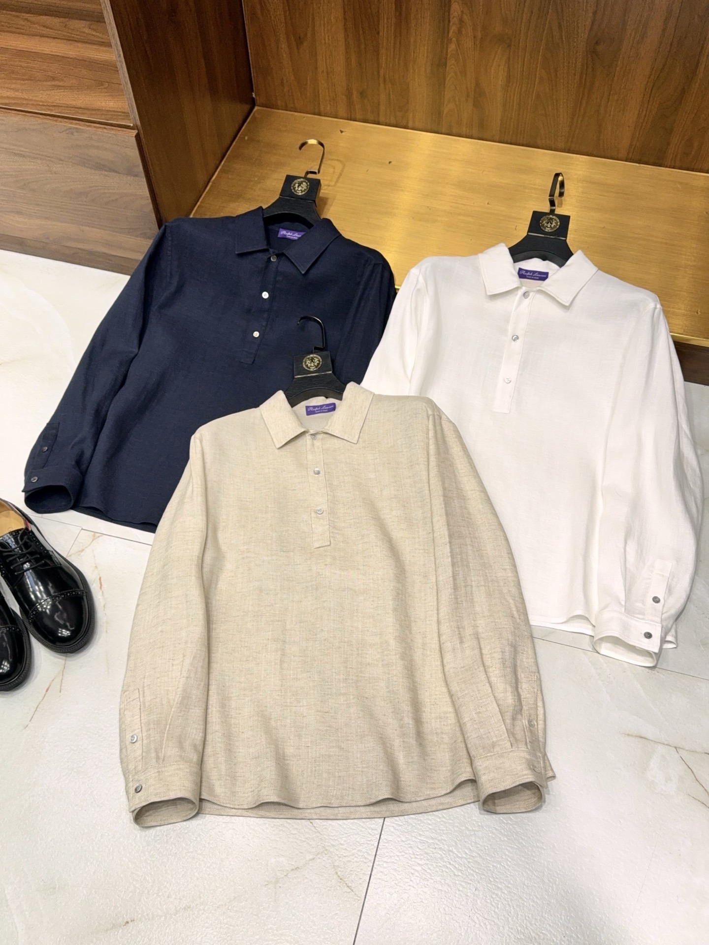 NO:775934,【Classic purple label series!  Pullover design, slightly wide version, breathable and cool, long-sleeved shirt made of 25% linen and 75% lyocell fabric] Classic Purple Label series linen lyocell pullover shirt. A must-have classic shirt for men’s wardrobe, this new product from the Purple Label series is definitely the first choice for spring and summer wear, with both quality and texture, making it versatile and stylish for daily wear.  It uses a golden ratio of 25 linen + 75 lyocell fabrics, which combines the core advantages of the two materials. It is soft and smooth to the touch and has full skin-friendliness. Linen has natural breathability properties, which can wick away sweat without stuffiness, while lyocell improves the drape and smoothness of the fabric, keeping the upper body refreshing and cool. It completely gets rid of the trouble of hot and sticky shirts in spring and summer, and can stay dry and comfortable even if worn for a long time.  Abandon the open placket design of traditional shirts and choose a pullover style, which eliminates the need for tedious dressing steps. It can be quickly formed with just one set when you go out every day. It is simple and neat. The slightly wide cut is not picky about the body shape and is extremely tolerant of the body shape. It can modify the body line without being too loose and bloated. It is neat and stylish without being restrictive, and allows you to move freely.  The long-sleeved style combines practicality and atmosphere. It is refreshing and versatile to wear alone in spring and autumn. It can easily resist the slight chill in the morning and evening in summer. It is suitable for daily commuting, leisure travel, and light business occasions. The classic Purple Label series highlights the quality in every detail. There is no superfluous design, simple and elegant, and it is easy to create a high-end men's outfit. It is an indispensable and versatile item in the spring and summer wardrobe. M-3XL arrives next day, men's clothing, shirts, gold,19860909【经典紫标系列！套头式设计微阔版型透气凉爽含25亚麻75莱赛尔面料长袖衬衫】经典紫标系列亚麻莱赛尔套头衬衫. 男士衣橱必备的经典款衬衫,这款紫标系列新品绝对是春夏穿搭的优选,品质与质感双在线,日常穿百搭又显格调. 采用25亚麻+75莱赛尔的黄金配比面料,兼具两种材质的核心优势,触感柔软顺滑,亲肤度拉满.亚麻自带天然透气属性,排汗不闷汗,莱赛尔则提升面料垂坠感与顺滑度,上身清爽凉爽,彻底摆脱春夏衬衫闷热黏身的困扰,久穿也能保持干爽舒适. 摒弃传统衬衫的开襟设计,选用套头式版型,省去繁琐穿搭步骤,日常出门随手一套就能快速成型,简约又利落.微阔版型剪裁,不挑身材,对身形包容度极高,既能修饰身形线条,又不会过于宽松显臃肿,利落有型不束缚,活动起来自在无拘. 长袖款式兼顾实用性与氛围感,春秋单穿清爽百搭,夏季早晚天凉也能轻松抵御微凉,日常通勤、休闲出行、轻商务场合都能适配.经典紫标系列加持,细节处彰显品质,没有多余繁杂设计,简约大气又耐看,轻松打造高级感男士穿搭,是春夏衣橱里不可缺少的百搭单品.M-3XL 隔天到货,男装,shirts,gold,,Women's clothing