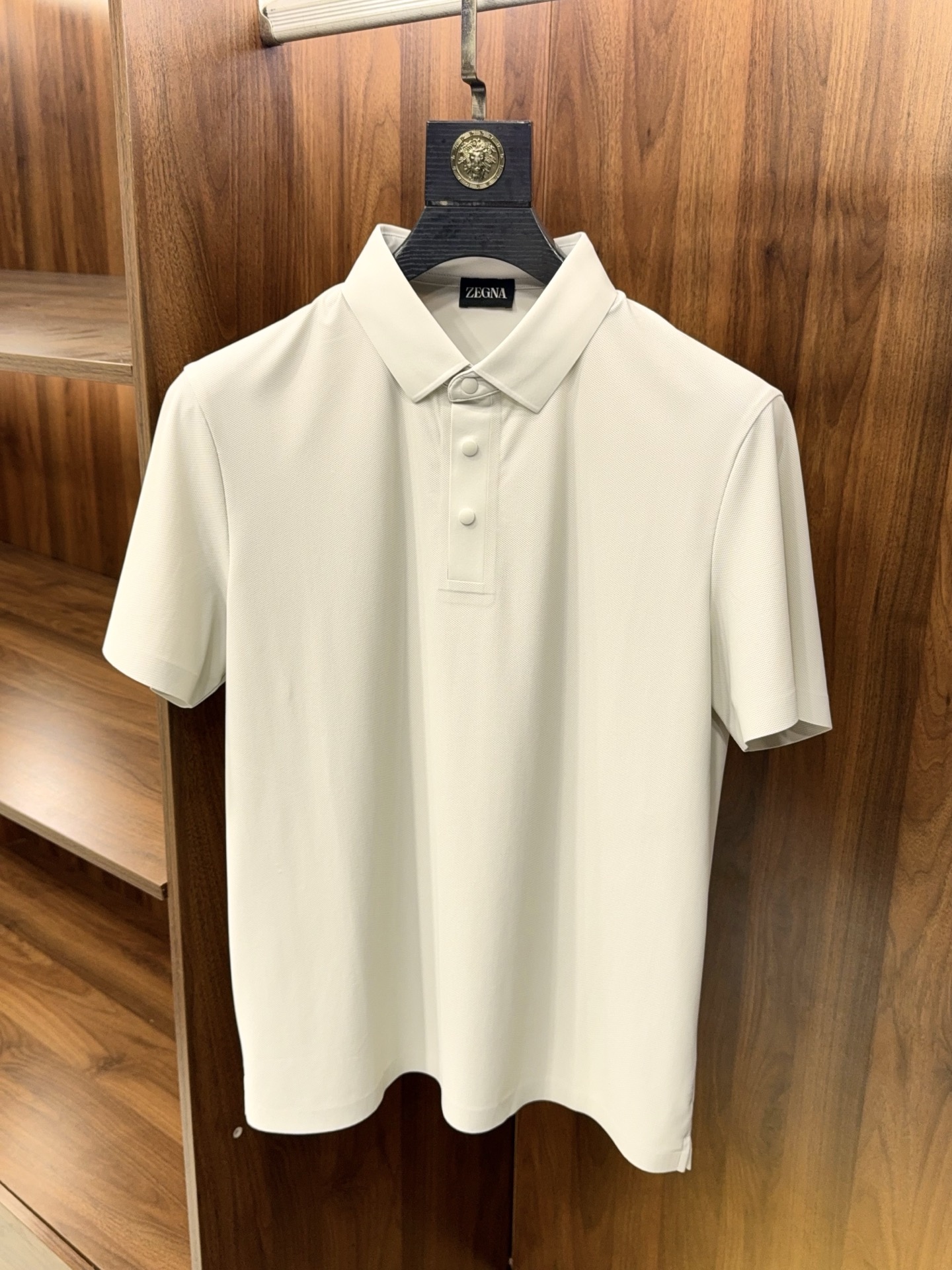 NO:777845,[Short-sleeved POLO shirt with small lapel design in two fabrics, front and rear panels made of pressed rubber] EZ short-sleeved POLO shirt made of pressed rubber | Summer breathable and stylish men's clothing. When boys choose POLO shirts in summer, is it difficult to have both comfort and texture?  EZ's short-sleeved POLO with laminated technology directly solves the pain points of stuffiness, bloatedness and rough workmanship. It can be easily used for daily commuting and leisure outings. It focuses on high-precision laminated craftsmanship and abandons traditional seam locking. The cuffs and hem fit seamlessly. It feels flat and smooth without any discomfort on the skin. It does not curl or deform after long-term wear and washing. It is durable and has both sophistication and practicality.  The fabric has differentiated designs for the front and rear panels, accurately adapting to the needs of summer wear. The front panel is made of thin and smooth skin-friendly fabric, which is stiff and not easy to wrinkle, and supports the overall shape; the back panel is made of high-density breathable mesh fabric, which has a breathable and moisture-wicking effect, quickly dissipates sweat and heat, and bids farewell to sticky and stuffy heat. Even when traveling at 30℃+ high temperature, you can always stay dry and cool, and your upper body is light and unburdened.  The classic small lapel design has been processed by lamination and shaping. The neckline is three-dimensional and not soft. It modifies the neck line and is neat and energetic without feeling old-fashioned and rigid. The simple solid color version is suitable for both body shape and outfit. It is suitable for casual pants and shorts and easily creates a clean and refreshing male atmosphere. There is no superfluous and complicated design, relying entirely on craftsmanship and fabrics. This POLO shirt is a must-have item for boys' summer wardrobe, and you won't be surprised when you close your eyes. M-3XL  Next day shipping, men's clothing, shorts, T-shirts,19860909【EZ家压胶工艺清凉透气前后片两种面料小翻领设计短袖POLO衫】EZ家压胶工艺短袖POLO衫｜夏日透气质感男装. 男生夏日选POLO衫,舒适与质感很难两全？EZ家这款压胶工艺短袖POLO,直接解决闷热、显臃肿、做工粗糙的痛点,日常通勤、休闲出游都能轻松驾驭. 主打高精压胶工艺,摒弃传统缝线锁边,袖口、下摆处无缝贴合,触感平整顺滑,完全没有磨肤不适感,久穿久洗也不卷边、不变形,耐用性拉满,兼顾精致感与实用性. 面料做了前后片差异化设计,精准适配夏日穿着需求.前片选用轻薄垂顺的亲肤面料,挺括不易皱,撑起整体版型；后片采用高密透气网眼面料,透气排湿效果拉满,快速导出汗液与热气,告别黏腻闷热,哪怕30℃+高温出行,也能时刻保持干爽清凉,上身轻盈无负担. 经典小翻领设计,经过压胶定型处理,领口立体不软塌,修饰颈部线条,利落又显精神,不会有老气呆板的感觉.简约纯色版型,不挑身材不挑穿搭,搭配休闲裤、短裤都很合适,轻松打造干净清爽的型男氛围. 没有多余繁杂设计,全靠工艺和面料取胜,这件POLO衫是男生夏日衣橱的刚需款,闭眼入都不踩雷.M-3XL 隔天出货,男装,shorts,T-shirt,,Women's clothing