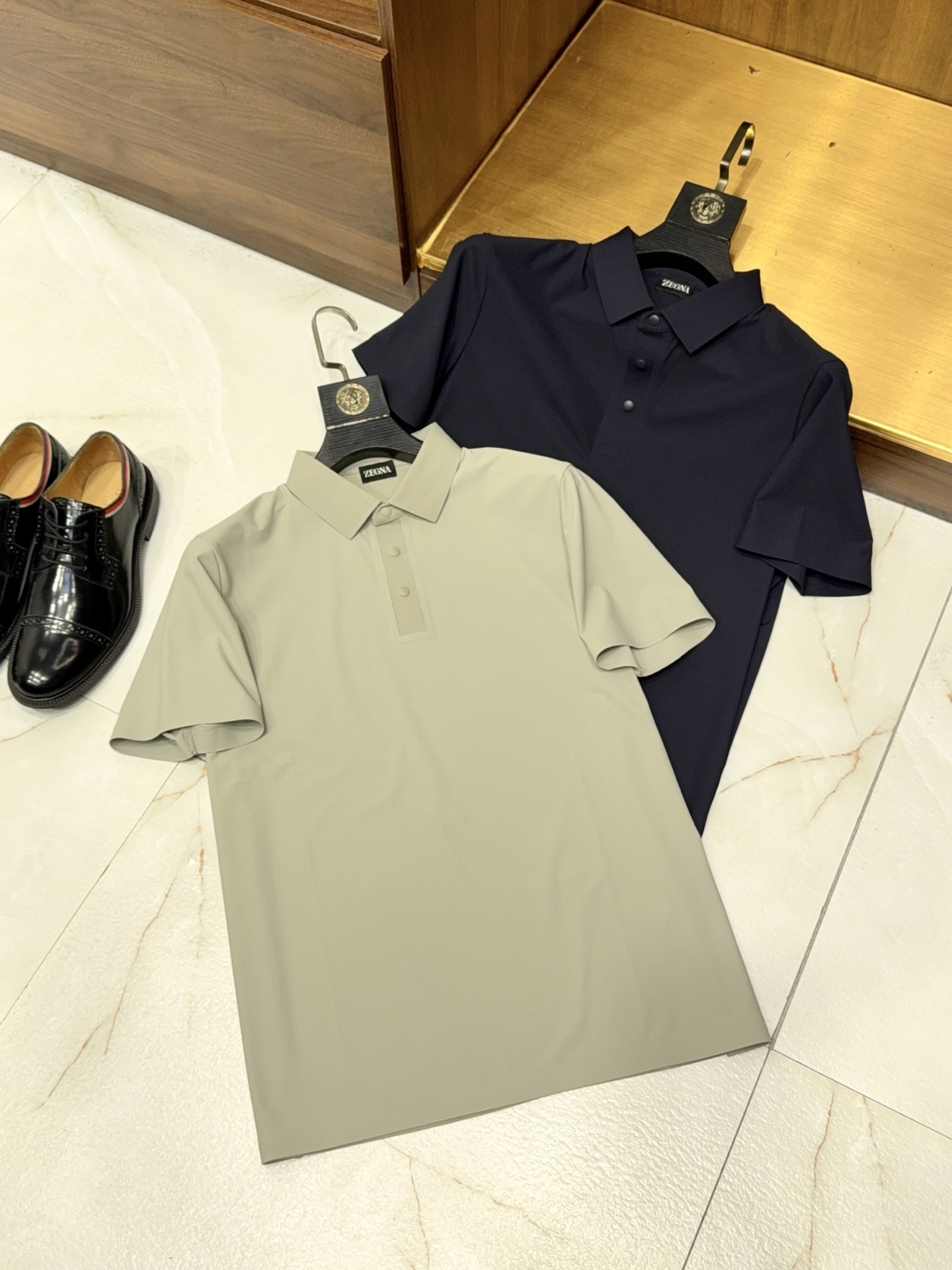 NO:845053,[Short-sleeved POLO shirt with small lapel design in two fabrics, front and rear panels made of pressed rubber] EZ short-sleeved POLO shirt made of pressed rubber | Summer breathable and stylish men's clothing. When boys choose POLO shirts in summer, is it difficult to have both comfort and texture?  EZ's short-sleeved POLO with laminated technology directly solves the pain points of stuffiness, bloatedness and rough workmanship. It can be easily used for daily commuting and leisure outings. It focuses on high-precision laminated craftsmanship and abandons traditional seam locking. The cuffs and hem fit seamlessly. It feels flat and smooth without any discomfort on the skin. It does not curl or deform after long-term wear and washing. It is durable and has both sophistication and practicality.  The fabric has differentiated designs for the front and rear panels, accurately adapting to the needs of summer wear. The front panel is made of thin and smooth skin-friendly fabric, which is stiff and not easy to wrinkle, and supports the overall shape; the back panel is made of high-density breathable mesh fabric, which has a breathable and moisture-wicking effect, quickly dissipates sweat and heat, and bids farewell to sticky and stuffy heat. Even when traveling at 30℃+ high temperature, you can always stay dry and cool, and your upper body is light and unburdened.  The classic small lapel design has been processed by lamination and shaping. The neckline is three-dimensional and not soft. It modifies the neck line and is neat and energetic without feeling old-fashioned and rigid. The simple solid color version is suitable for both body shape and outfit. It is suitable for casual pants and shorts and easily creates a clean and refreshing male atmosphere. There is no superfluous and complicated design, relying entirely on craftsmanship and fabrics. This POLO shirt is a must-have item for boys' summer wardrobe, and you won't be surprised when you close your eyes. M-3XL  Next day shipping, shorts, T-shirts,19860909【EZ家压胶工艺清凉透气前后片两种面料小翻领设计短袖POLO衫】EZ家压胶工艺短袖POLO衫｜夏日透气质感男装. 男生夏日选POLO衫,舒适与质感很难两全？EZ家这款压胶工艺短袖POLO,直接解决闷热、显臃肿、做工粗糙的痛点,日常通勤、休闲出游都能轻松驾驭. 主打高精压胶工艺,摒弃传统缝线锁边,袖口、下摆处无缝贴合,触感平整顺滑,完全没有磨肤不适感,久穿久洗也不卷边、不变形,耐用性拉满,兼顾精致感与实用性. 面料做了前后片差异化设计,精准适配夏日穿着需求.前片选用轻薄垂顺的亲肤面料,挺括不易皱,撑起整体版型；后片采用高密透气网眼面料,透气排湿效果拉满,快速导出汗液与热气,告别黏腻闷热,哪怕30℃+高温出行,也能时刻保持干爽清凉,上身轻盈无负担. 经典小翻领设计,经过压胶定型处理,领口立体不软塌,修饰颈部线条,利落又显精神,不会有老气呆板的感觉.简约纯色版型,不挑身材不挑穿搭,搭配休闲裤、短裤都很合适,轻松打造干净清爽的型男氛围. 没有多余繁杂设计,全靠工艺和面料取胜,这件POLO衫是男生夏日衣橱的刚需款,闭眼入都不踩雷.M-3XL 隔天出货,,shorts,T-shirt,,Men's clothing