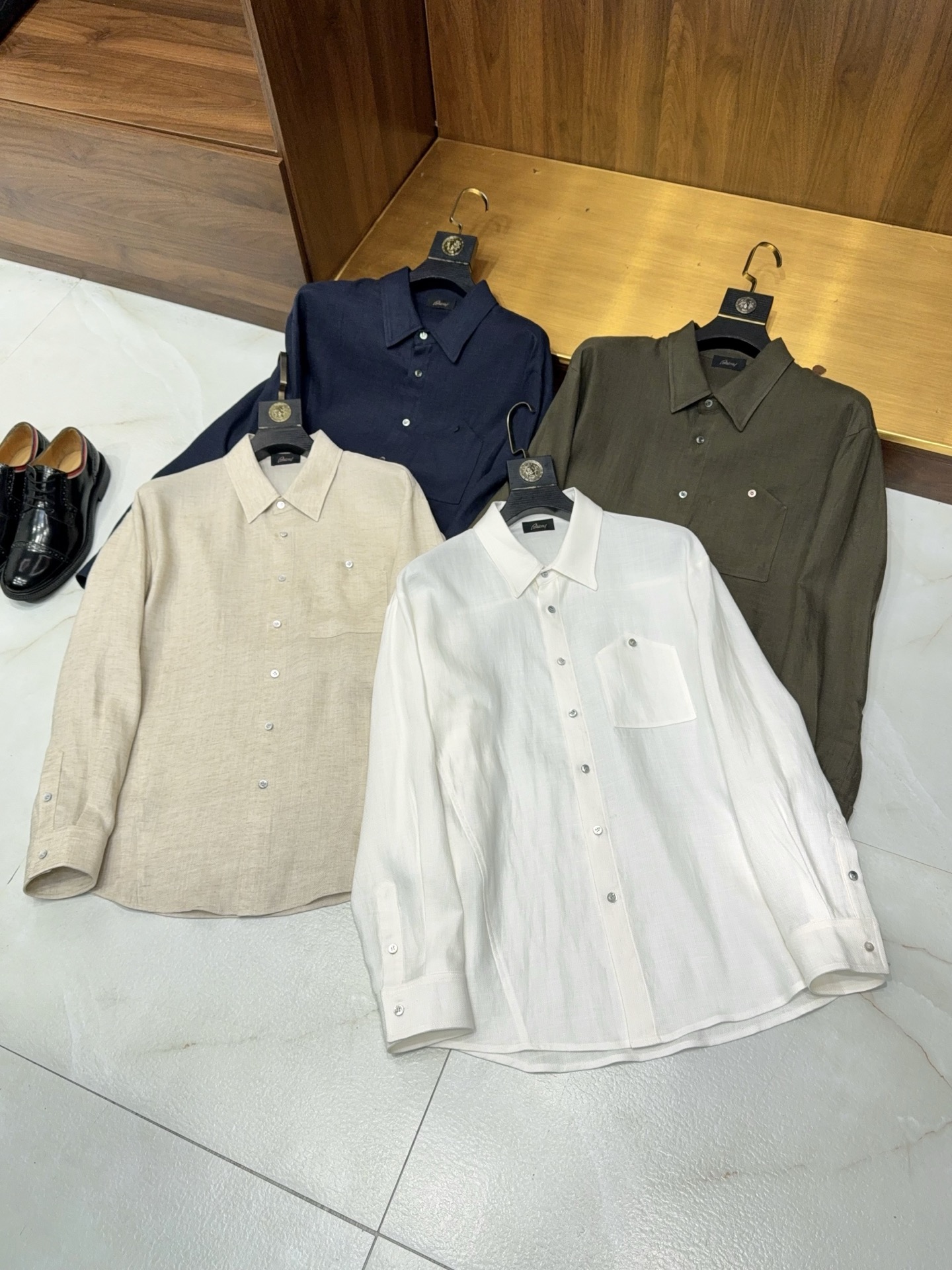 NO:773716,【Unique pocket design!  Containing linen lyocell fiber fabric, a must-have item for commuting and leisure, silky and stylish long-sleeved shirt] Linen lyocell long-sleeved shirt | A quality item for commuting and leisure online. In a boy's wardrobe, a shirt suitable for multiple scenes is really necessary. This linen lyocell long-sleeved shirt can directly cover daily commuting and casual wear, with both practicality and appearance online.  Fabric is its core highlight. It is a blended material of linen + lyocell fiber, which perfectly balances comfort and style. Lyocell brings a silky and skin-friendly touch, the upper body is soft and waxy without being tied, and has a delicate luster, showing high quality; linen gives the fabric a high-end feel.  Naturally breathable, moisture-wicking and non-sticky, it is refreshing and non-sticky to wear in spring and summer. It is suitable for wearing alone or layered in autumn and winter. The fabric has a first-class drape, and the upper body is crisp and not soft, making it easy to wear with a neat and stylish temperament, saying goodbye to the bloat and wrinkles of ordinary shirts.  There is a hidden secret in the design. The unique pocket design breaks the monotony of conventional shirts. It is both beautiful and practical. It is very convenient for daily placement of small items. The details enhance the overall texture. It is simple but not simple. The classic long-sleeved version is tailor-made and not tight. It is friendly to all body types and does not matter body shape or style.  Whether it is paired with trousers in the workplace to create a smart and elite look for meetings and office scenes; or paired with casual pants or jeans on the weekend to create a relaxed and casual atmosphere, it can be perfectly controlled. One piece can meet a variety of outfit needs. It is a perfect commuting and leisure essential item. You can’t go wrong wearing it with your eyes closed, and it can easily improve your daily style. M-3XL ships next day, jeans, shirts,19860909【独特口袋设计！含亚麻莱赛尔纤维面料通勤休闲必备单品丝滑有型长袖衬衫】亚麻莱赛尔长袖衬衫｜通勤休闲双在线的质感单品. 男生衣橱里,一件适配多场景的衬衫真的太刚需,这款亚麻莱赛尔长袖衬衫,直接承包日常通勤与休闲穿搭,实用性与颜值双双在线. 面料是它的核心亮点,精选亚麻+莱赛尔纤维混纺材质,完美兼顾舒适度与版型感.莱赛尔带来丝滑亲肤的触感,上身软糯不扎身,自带细腻光泽,尽显高级；亚麻则赋予面料天然透气属性,吸湿排汗不闷汗,春夏穿清爽不粘身,秋冬单穿或叠穿都合适.面料垂坠感一流,上身挺括不软塌,轻松穿出利落有型的气质,告别普通衬衫的臃肿与褶皱烦恼. 设计上暗藏小心机,独特口袋设计打破常规衬衫的单调,兼具美观与实用性,日常放置小物件很方便,细节处提升整体质感,简约却不简单.经典长袖版型,剪裁合身不紧绷,对各种身材都很友好,不挑身形不挑穿搭风格. 无论是职场搭配西裤,打造干练精英感,应对会议、办公场景；还是周末搭配休闲裤、牛仔裤,营造松弛随性的休闲氛围,它都能完美驾驭.一件搞定多种穿搭需求,妥妥的通勤休闲必备单品,闭眼入都不会错,轻松提升日常穿搭格调.M-3XL 隔天出货,,jeans,shirts,,Men's clothing