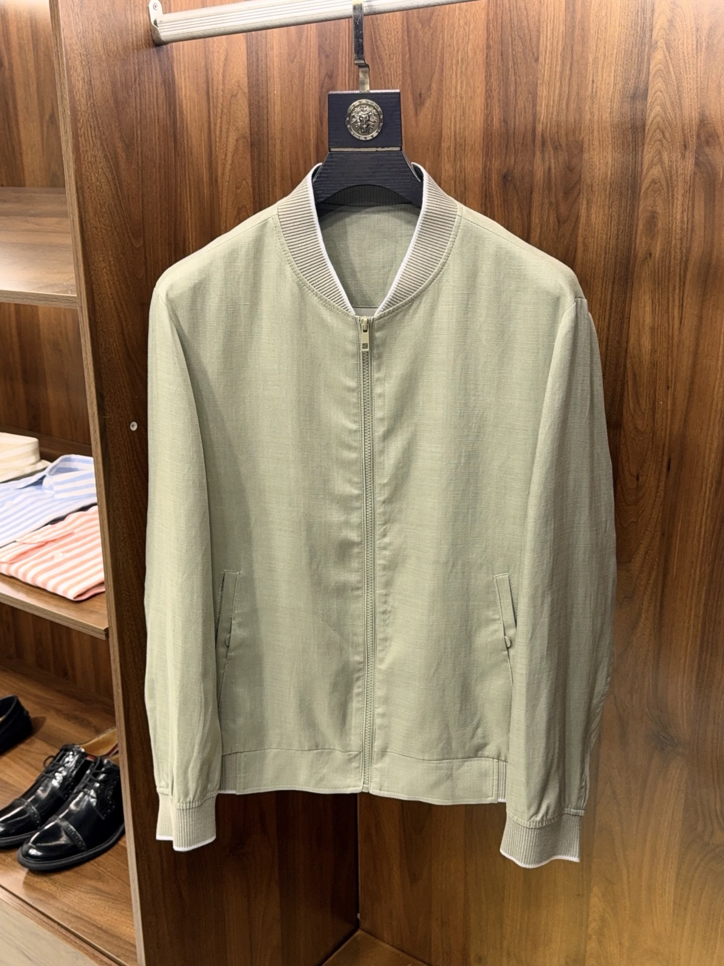 NO:777833,[Contrast color knitted stand collar design!  Select high-quality zippered jacket made of linen lyocell fiber fabric】Contrast color knitted stand-collar linen lyocell zippered jacket for men. Introduction. This zippered jacket, with its contrasting knitted stand-collar design and high-quality fabric combination, has become a textured choice for men's daily wear. It is simple and yet has a sense of design, and is suitable for wearing in many scenes.  The neckline adopts a contrasting knitted stand-up collar design, breaking the monotony of a solid-color jacket. The knitted material is soft and fits the neck, does not pinch the skin, and is full of three-dimensionality. The contrasting color scheme is low-key and eye-catching. It can not only modify the neck line, but also enhance the overall style. It is not exaggerated for daily wear and looks refined for commuting.  The fabric is a blend of high-quality linen + lyocell fiber, taking into account both comfort and practicality. Linen has natural breathability properties, is moisture-wicking and not stuffy, making it refreshing and non-sticky to wear in spring and summer, saying goodbye to the stuffy feeling. The addition of lyocell fiber makes the fabric feel smoother and softer, making up for the wrinkle-prone shortcomings of pure linen. It has an outstanding sense of drape, the upper body is stiff and not soft, and it is also skin-friendly. There is no roughness when worn next to the body, and it is durable and easy to care for.  The style is a neat regular style that is not flattering on your body shape. The zipper closure design is easy to put on and take off, making it easy to control for daily commuting, leisure travel, and weekend dates. The overall cut is simple and elegant, without unnecessary complicated decorations. It can be worn alone to create a refreshing look, or layered with T-shirts and shirts, which is full of practicality. One piece can be worn in many scenes, with both texture and appearance. It is an indispensable versatile jacket in men's wardrobe. M-3XL  Next day shipping, men's clothing, jackets & coats, jackets & coats, shirts, tees, t-shirts,19860909【撞色针织立领设计！甄选优质含亚麻莱赛尔纤维面料拉链款夹克外套】撞色针织立领亚麻莱赛尔拉链夹克 男装介绍. 这款拉链款夹克外套,凭借撞色针织立领设计与优质面料组合,成为男士日常穿搭的质感之选,简约又不失设计感,适配多场景穿着. 领口采用撞色针织立领设计,打破纯色外套的单调感,针织材质柔软贴合颈部,不勒肤且立体感十足,撞色配色低调吸睛,既能修饰颈部线条,又能提升整体造型层次感,日常穿不浮夸,通勤穿显精致. 面料甄选优质亚麻+莱赛尔纤维混纺,兼顾舒适度与实用性.亚麻自带天然透气属性,吸湿排汗不闷汗,春夏穿清爽不粘身,告别闷热感；莱赛尔纤维加持,让面料手感更顺滑柔软,弥补纯亚麻易皱的短板,垂坠感出众,上身挺括不软塌,还兼具亲肤性,贴身穿也毫无粗糙感,耐穿又易打理. 版型为利落的常规款,不挑身材,拉链开合设计穿脱便捷,日常通勤、休闲出游、周末约会都能轻松驾驭.整体剪裁简约大方,没有多余繁杂装饰,既能单穿打造清爽造型,也能内搭T恤、衬衫做叠穿,实用性拉满. 一件搞定多场景穿搭,质感与颜值双在线,是男士衣橱里不可缺少的百搭夹克单品.M-3XL 隔天出货,男装,jackets & coats,jackets & coats,shirts,tees，t-shirt,,Women's clothing