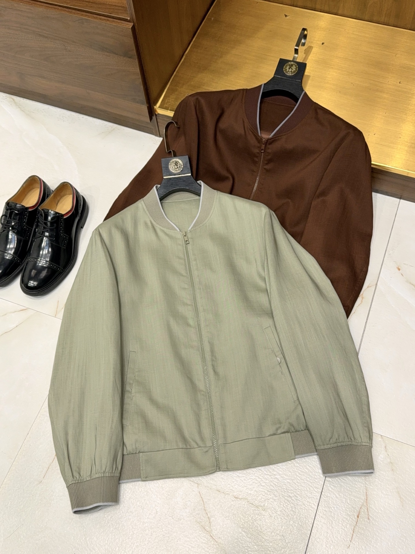 NO:773719,[Contrast color knitted stand collar design!  Select high-quality zippered jacket made of linen lyocell fiber fabric】Contrast color knitted stand-collar linen lyocell zippered jacket for men. Introduction. This zippered jacket, with its contrasting knitted stand-collar design and high-quality fabric combination, has become a textured choice for men's daily wear. It is simple and yet has a sense of design, and is suitable for wearing in many scenes.  The neckline adopts a contrasting knitted stand-up collar design, breaking the monotony of a solid-color jacket. The knitted material is soft and fits the neck, does not pinch the skin, and is full of three-dimensionality. The contrasting color scheme is low-key and eye-catching. It can not only modify the neck line, but also enhance the overall style. It is not exaggerated for daily wear and looks refined for commuting.  The fabric is a blend of high-quality linen + lyocell fiber, taking into account both comfort and practicality. Linen has natural breathability properties, is moisture-wicking and not stuffy, making it refreshing and non-sticky to wear in spring and summer, saying goodbye to the stuffy feeling. The addition of lyocell fiber makes the fabric feel smoother and softer, making up for the wrinkle-prone shortcomings of pure linen. It has an outstanding sense of drape, the upper body is stiff and not soft, and it is also skin-friendly. There is no roughness when worn next to the body, and it is durable and easy to care for.  The fit is a neat regular style that is not flattering on your figure. The zipper closure design makes it easy to put on and take off, making it easy to control for daily commuting, leisure travel, and weekend dates. The overall cut is simple and elegant, without unnecessary complicated decorations. It can be worn alone to create a refreshing look, or layered with T-shirts and shirts, which is very practical. One piece can be worn in many scenes, with both texture and appearance. It is an indispensable versatile jacket in men's wardrobe. M-3XL ships the next day, jackets  & coats,jackets & coats,shirts,tees,t-shirt,19860909【撞色针织立领设计！甄选优质含亚麻莱赛尔纤维面料拉链款夹克外套】撞色针织立领亚麻莱赛尔拉链夹克 男装介绍. 这款拉链款夹克外套,凭借撞色针织立领设计与优质面料组合,成为男士日常穿搭的质感之选,简约又不失设计感,适配多场景穿着. 领口采用撞色针织立领设计,打破纯色外套的单调感,针织材质柔软贴合颈部,不勒肤且立体感十足,撞色配色低调吸睛,既能修饰颈部线条,又能提升整体造型层次感,日常穿不浮夸,通勤穿显精致. 面料甄选优质亚麻+莱赛尔纤维混纺,兼顾舒适度与实用性.亚麻自带天然透气属性,吸湿排汗不闷汗,春夏穿清爽不粘身,告别闷热感；莱赛尔纤维加持,让面料手感更顺滑柔软,弥补纯亚麻易皱的短板,垂坠感出众,上身挺括不软塌,还兼具亲肤性,贴身穿也毫无粗糙感,耐穿又易打理. 版型为利落的常规款,不挑身材,拉链开合设计穿脱便捷,日常通勤、休闲出游、周末约会都能轻松驾驭.整体剪裁简约大方,没有多余繁杂装饰,既能单穿打造清爽造型,也能内搭T恤、衬衫做叠穿,实用性拉满. 一件搞定多场景穿搭,质感与颜值双在线,是男士衣橱里不可缺少的百搭夹克单品.M-3XL 隔天出货,,jackets & coats,jackets & coats,shirts,tees，t-shirt,,Men's clothing