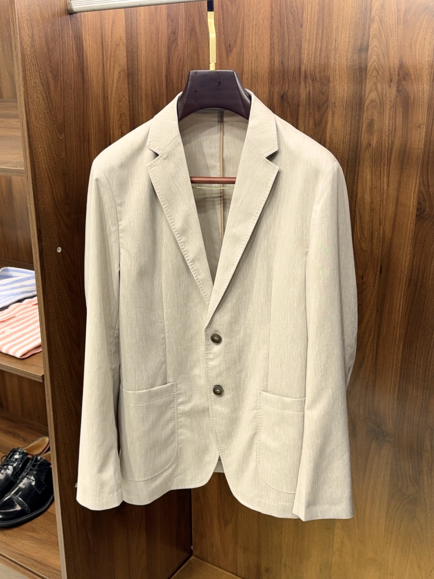 NO:777839,[Italian style unpadded and unlined fabric is light and comfortable and contains linen lyocell fiber fabric casual flat lapel two-button single suit] Italian style unpadded and unlined linen lyocell single suit for men Introduction. This Italian style single suit features a lightweight design without shoulder pads and unlined fabric, and is paired with linen lyocell blended fabric to reshape the comfort and luxury of men's casual suits. It is a textured choice for commuting and light socializing in spring and summer.  The design adopts a classic notch lapel + two-button shape to restore the elegant temperament of an Italian gentleman. The shoulder-padless technology allows the shoulder line to be naturally smooth, weakening the tough boundary, and showing a sense of casualness and relaxation. The fully lightweight structure without interlining bids farewell to the heavy and restrictive feeling of traditional suits. It is as light as a second skin and can move freely without weighing down the body.  The fabric is a blend of linen and lyocell fiber, which is both breathable and practical. Linen is naturally moisture-wicking, making it refreshing to wear in spring and summer without sweating, and has a natural texture. The addition of lyocell fiber greatly improves the softness and drape of the fabric, solving the wrinkle problem of pure linen. It feels delicate and smooth, does not pill after being worn for a long time, and is easy to care for and anti-wrinkle.  The style is neat and casual, not picky about your figure, the slightly loose cut accommodates the body shape, and the upper body is straight and not tight. The single-piece design is very practical and can be worn with a T-shirt to create a casual commuting style, or with a shirt for business and light social occasions. Wearing it alone will look high-end and can easily cope with various scenes. One piece can be worn in many occasions, perfectly integrating Italian aesthetics and comfort experience, and is an indispensable and versatile item in men's spring and summer wardrobe. M-3XL  Next day shipping, men's clothing, shirts, tees, t-shirts, business suits,19860909【意式无垫肩无衬布轻盈舒适含亚麻莱赛尔纤维面料休闲平驳领两粒扣单西装】意式无垫肩无衬亚麻莱赛尔单西装 男装介绍. 这款意式风格单西装,主打无垫肩无衬布轻量化设计,搭配亚麻莱赛尔混纺面料,重塑男士休闲西装的舒适与高级感,是春夏通勤、轻社交的质感之选. 设计上采用经典平驳领+两粒扣造型,还原意式绅士优雅气质.无垫肩工艺让肩线自然流畅,弱化硬朗边界,尽显随性松弛感；无衬布全轻量结构,告别传统西装的厚重束缚感,穿着如第二层肌肤般轻盈,活动自如不压身. 面料精选亚麻与莱赛尔纤维混纺,兼顾透气与实穿性.亚麻天然吸湿排汗,春夏穿着清爽不闷汗,自带天然肌理质感；莱赛尔纤维加持,大幅提升面料柔软度与垂坠感,解决纯亚麻易皱难题,触感细腻顺滑,久穿不起球,易打理抗皱. 版型为利落休闲款,不挑身材,微宽松剪裁包容身形,上身挺拔不紧绷.单衣设计实用性极强,可内搭T恤打造随性通勤风,或配衬衫开启商务轻社交场合,单穿即显高级,轻松应对多种场景. 一件搞定多场合穿搭,将意式美学与舒适体验完美融合,是男士春夏衣柜中不可或缺的百搭单品.M-3XL 隔天出货,男装,shirts,tees，t-shirt,business suit,,Women's clothing