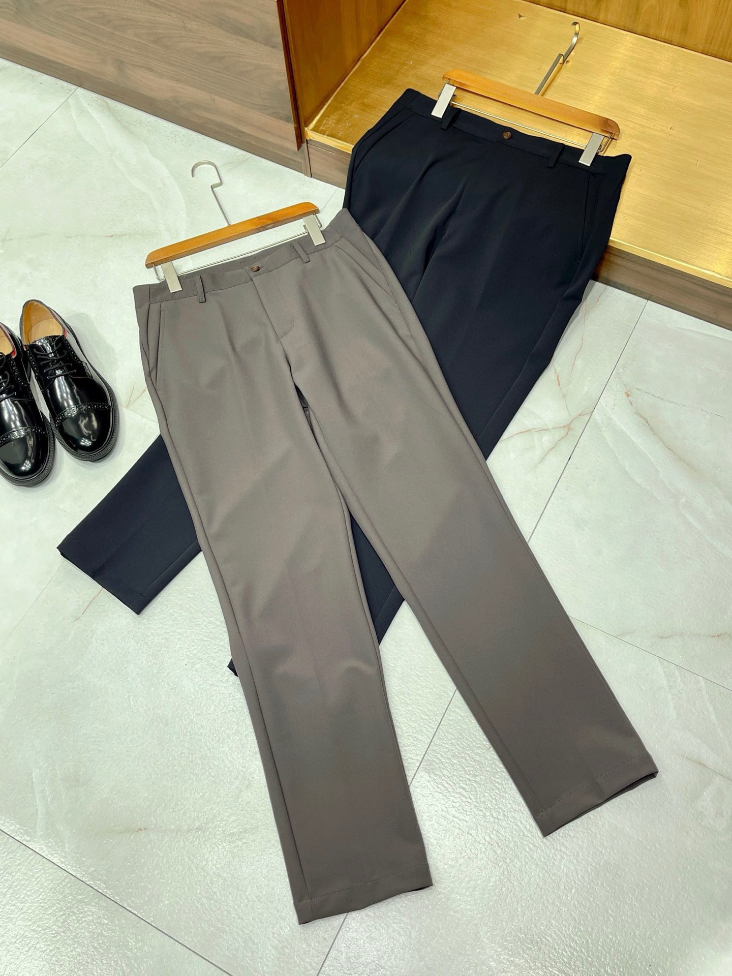 NO:777862,[A must-have casual trousers for sportsmen made of slightly elastic wool-containing fabric, body-cut and designed with a unique waistband and high-temperature shaping and ironing] In the busy urban life, every stylish man longs for a pair of casual trousers that can not only highlight his personality but also cope with various occasions. For this reason, we have carefully created this casual trousers with slightly elastic fabrics, body-cutting, a unique waistband and high-temperature shaping and ironing, making every appearance of yours the focus.  Micro-elastic fabrics, stretch freely. We specially choose high-quality micro-elastic fabrics so that the trousers can easily cope with daily activities while maintaining a stiff fit. Whether sitting or walking for a long time, they can stretch freely without any sense of restraint. Shape-cutting to fit the body shape. Advanced body-cutting technology is used, combined with ergonomic principles, to accurately adjust the shape of the trousers to ensure that every inch of the fabric can closely fit your body shape, showing your body advantages while modifying imperfections.  The designer's unique waistband highlights your personality. The waistband part is personally designed by a well-known designer and incorporates fashion elements to break the boring feeling of traditional trousers. The unique waistband design not only improves the comfort of wearing, but also highlights your personality and taste in every detail.  High-temperature setting and ironing, long-lasting crispness In order to ensure that the shape of the trousers is long-lasting and crisp, we use high-temperature setting and ironing technology to carefully process every inch of fabric. This process not only makes the trousers flatter, but also effectively prevents fabric deformation, making every time you wear them look like the first time you wear them.  Versatile style, suitable for various occasions. The design of this casual trousers is simple yet fashionable. Whether it is paired with a shirt, T-shirt or sweater, it can be easily worn. Whether it is business negotiations, casual gatherings or daily travel, it can be your right-hand man, allowing you to show your unique charm in various occasions.  The choice of quality, a must-have for stylish men, these casual trousers are not only the pursuit of quality life, but also the persistence of self-style. It will become a classic in your wardrobe and accompany you through every important moment. Own this must-have casual trousers for stylish men immediately, making every appearance a feast of fashion and taste. 48-56, men's clothing, shirts, tees, t-shirt,19860909【型男必备微弹含羊毛面料形体裁剪设计师独特腰头高温定型整烫休闲西裤】在繁忙的都市生活中,每一位型男都渴望拥有一条既能彰显个性,又能应对各种场合的休闲西裤.为此,我们精心打造了这款微弹面料、形体裁剪、设计师独特腰头并经过高温定型整烫的休闲西裤,让您的每一次亮相都成为焦点. 微弹面料,自在伸展我们特别选用高品质微弹面料,让西裤在保持挺括版型的同时,也能轻松应对日常活动,无论是久坐还是行走,都能自在伸展,毫无束缚感. 形体裁剪,贴合身形采用先进的形体裁剪技术,结合人体工学原理,对西裤的版型进行精准调整,确保每一寸面料都能紧密贴合您的身形,展现您的身材优势,同时修饰不完美之处. 设计师独特腰头,彰显个性腰头部分由知名设计师亲自操刀,融入时尚元素,打破传统西裤的沉闷感.独特的腰头设计不仅提升了穿着的舒适度,更在细节之处彰显您的个性与品味. 高温定型整烫,持久挺括为了确保西裤的版型持久挺括,我们采用高温定型整烫技术,对每一寸面料进行精心处理.这一工艺不仅让西裤更加平整,还能有效防止面料变形,让您的每一次穿着都如同初见. 百搭款式,应对各种场合这款休闲西裤的款式设计简约而不失时尚感,无论是搭配衬衫、T恤还是针织衫,都能轻松驾驭.无论是商务洽谈、休闲聚会还是日常出行,它都能成为您的得力助手,让您在各种场合下都能展现出独特的魅力. 品质之选,型男必备选择这款休闲西裤,不仅是对品质生活的追求,更是对自我风格的坚持.它将成为您衣橱中的经典之作,陪伴您度过每一个重要时刻. 立即拥有这款型男必备的休闲西裤,让每一次亮相都成为一场关于时尚与品味的盛宴. 48-56,男装,shirts,tees，t-shirt,,Women's clothing