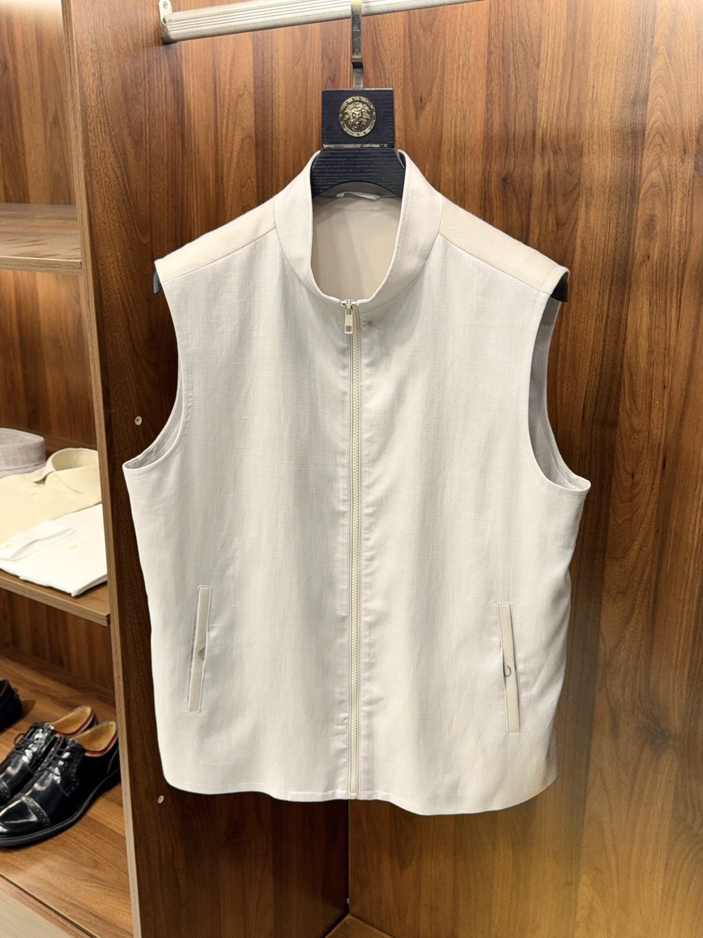 NO:778542,【Versatile and fashionable!  Linen Lyocell patchwork with wool knit!  Stand-up collar design, simple and neat zipper style jacket vest] Linen lyocell wool splicing stand-up collar zipper jacket vest. This jacket vest is a versatile fashion item specially created for urban men, taking into account texture and practicality, it can be easily adapted to various scenes.  The fabric is designed with golden splicing of linen, lyocell fiber and wool knitting. The main part is made of linen lyocell blend. Linen has natural breathable properties, which makes it not stuffy and sweaty when worn in summer. Lyocell fiber improves the drape and smoothness of the fabric.  The upper body is stiff and not slumped, and it also has a skin-friendly coolness, saying goodbye to stuffiness and stickiness. The splicing part is blended with wool knitting, which is delicate and soft, improving the overall warmth and layering. It is suitable for single wear in spring and autumn and as an inner layer in early winter, allowing one garment to be worn multiple times.  The stand-up collar design is simple and neat, modifying the neck line and creating a smart and neat visual effect. The zipper opening and closing design is easy to put on and take off, and the opening and closing degree can be adjusted freely to suit different dressing styles. The sleeveless vest version does not restrict arm movements, and it can be worn with shirts, T-shirts, and knitted sweaters without any sense of violation, making it easy to control commuting, leisure, light business and other scenarios.  The color scheme is simple and elegant, and the basic model does not care about your age or body shape. Whether it is paired with trousers to create a light business look, or paired with casual trousers and jeans to create a relaxed feel in daily life, it can easily stand out. The workmanship is fine, the wiring is neat, and the details highlight the sense of quality. It is an indispensable and versatile item in the men's wardrobe, which can easily enhance the dressing style. M-3XL Arrives next day, men's clothing, jeans, jackets & coats, shirts, tees, t-shirts, gold,19860909【百搭时尚！亚麻莱赛尔纤维拼接含羊毛针织！立领设计简洁利落拉链款夹克马甲】 亚麻莱赛尔羊毛拼接立领拉链夹克马甲. 这件夹克马甲是专为都市男士打造的百搭时尚单品,兼顾质感与实穿性,轻松适配多场景穿搭. 面料采用亚麻、莱赛尔纤维与羊毛针织的黄金拼接设计,主体部分以亚麻莱赛尔混纺打造,亚麻自带天然透气属性,夏日穿着不闷汗,莱赛尔纤维提升面料垂坠感与顺滑度,上身挺括不软塌,同时兼具亲肤凉感,告别闷热黏腻.拼接部分融入羊毛针织,细腻软糯,提升整体保暖度与层次感,春秋单穿、初冬内搭都合适,实现一衣多穿. 立领设计简洁利落,修饰颈部线条,打造干练利落的视觉效果,拉链款开合设计,穿脱便捷,可自由调节开合度,适配不同穿搭风格.无袖马甲版型,不束缚手臂活动,内搭衬衫、T恤、针织衫都毫无违和感,轻松驾驭通勤、休闲、轻商务等多种场景. 配色简约大气,基础款不挑年龄不挑身材,无论是搭配西裤打造轻商务造型,还是搭配休闲裤、牛仔裤营造日常松弛感,都能轻松出彩.做工精细,走线工整,细节处彰显品质感,是男士衣橱中不可或缺的百搭刚需款,轻松提升穿搭格调.M-3XL 隔天到货,男装,jeans,jackets & coats,shirts,tees，t-shirt,gold,,Women's clothing