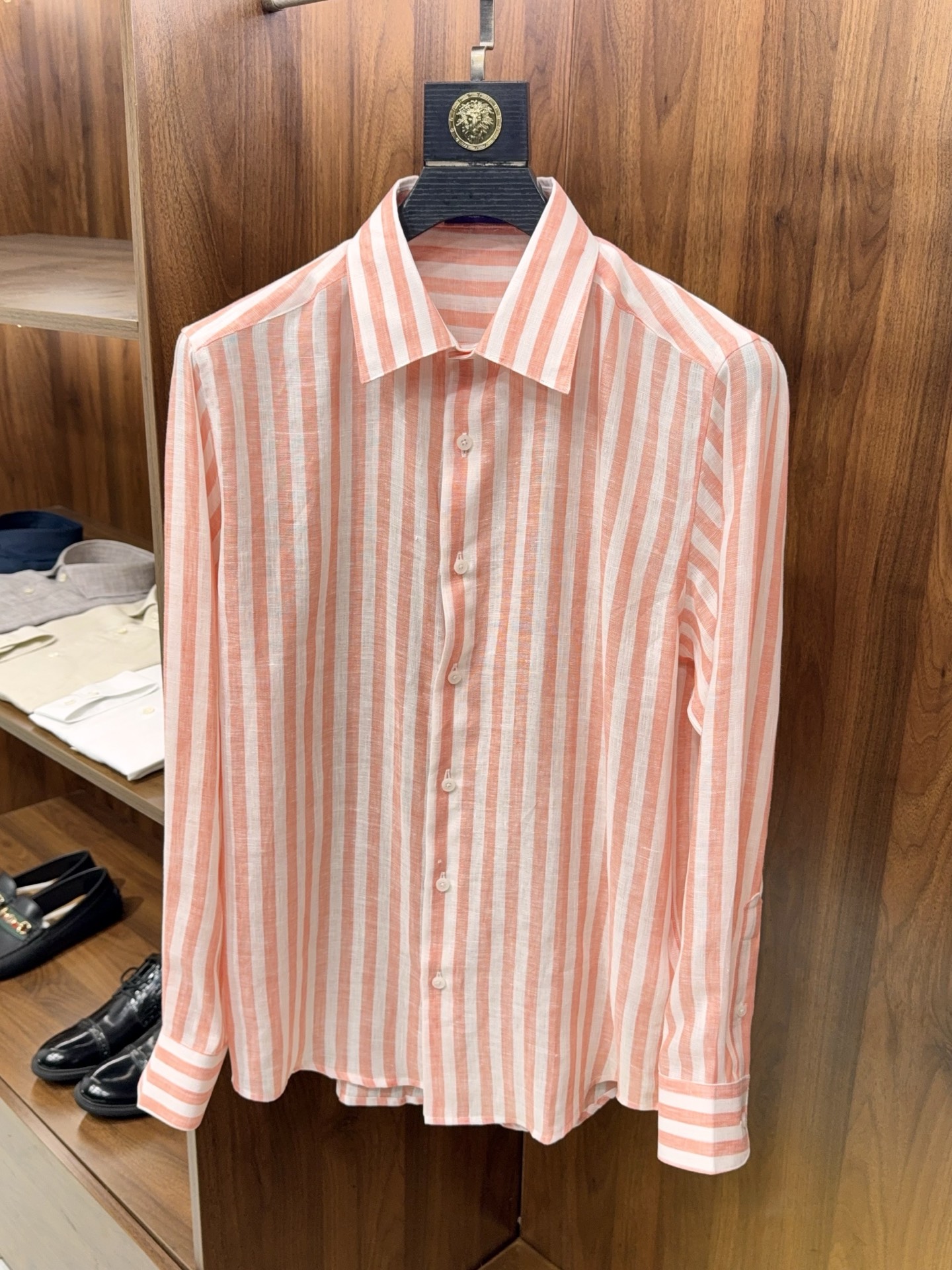 NO:778524,【都市时尚！  Customer-supplied wide-striped linen fabric, breathable and anti-UV, casual square collar design long-sleeved shirt] Customer-supplied linen wide-striped long-sleeved shirt, a breathable and sun-protective choice for urban men in summer. A high-end casual shirt specially created for urban fashionable men, using customer-grade pure linen fabric to create a burden-free summer wearing experience.  The wide stripe design is the core highlight of this shirt. The classic stripe element has a neat and high-end feel, which weakens the casualness of pure linen and strengthens the sophistication of urban commuting. It can be easily controlled for daily commuting, weekend leisure, and light business occasions, and is suitable for various wearing scenarios. The natural linen material has its own excellent qualities.  It has excellent breathability properties, and the natural gaps between the fibers can quickly discharge heat and sweat from the body surface, saying goodbye to the hot and sticky summer, keeping you dry and comfortable at all times. At the same time, linen fabrics are naturally UV-resistant, and the UPF value is far higher than ordinary cotton materials. No additional sun protection is needed when traveling outdoors, and it can easily cope with the strong sunlight in summer.  The square collar design is different from the conventional lapel. The lines are simple and neat, modifying the neck line, weakening the sense of formality, and making it more relaxed and casual. It is suitable for urban men's light business and casual wear. The long-sleeved version takes into account both sun protection and styling. The cuffs can be rolled up to create a casual look. It can also be worn completely to cope with the temperature difference between morning and evening, which is full of practicality.  The fabric has been pre-shrunk to reduce the problem of deformation and shrinkage after wearing. It retains the natural texture of linen and improves wearing comfort. Whether worn alone to create a casual look, or worn as an inner layer with suits and jackets, it can show the fashion taste and life attitude of urban men. It is an indispensable high-end item for the summer wardrobe. M-3XL arrives next day, men's clothing, jackets & coats, shirts, business suits,19860909【都市时尚！客供宽条纹亚麻面料透气防紫外线休闲方领设计长袖衬衫】 客供亚麻宽条纹长袖衬衫,都市男士夏日透气防晒之选. 专为都市时尚男士打造的高阶休闲衬衫,选用客供级纯亚麻面料,打造夏日无负担穿搭体验. 宽条纹设计是这件衬衫的核心亮点,经典条纹元素自带利落高级感,弱化纯亚麻的随性,强化都市通勤的精致感,日常通勤、周末休闲、轻商务场合都能轻松驾驭,适配多元穿搭场景.天然亚麻材质,自带优异的透气属性,纤维间的天然空隙能快速导出体表热气与汗液,告别夏日闷热黏腻,时刻保持干爽舒适；同时亚麻面料天然具备防紫外线能力,UPF值远超普通棉料,户外出行无需额外防晒,轻松应对夏日强光. 方领设计区别于常规翻领,线条简约利落,修饰颈部线条,弱化正式感,更显松弛随性,适配都市男士的轻商务与休闲穿搭.长袖版型兼顾防晒与造型感,可挽起袖口打造随性造型,也可完整穿着应对早晚温差,实用性拉满. 面料经过预缩水处理,减少穿着后变形缩水问题,保留亚麻天然肌理感的同时,提升穿着舒适度.无论是单穿打造休闲造型,还是作为内搭搭配西装、夹克,都能彰显都市男士的时尚品味与生活态度,是夏日衣橱不可或缺的高阶单品.M-3XL 隔天到货,男装,jackets & coats,shirts,business suit,,Women's clothing