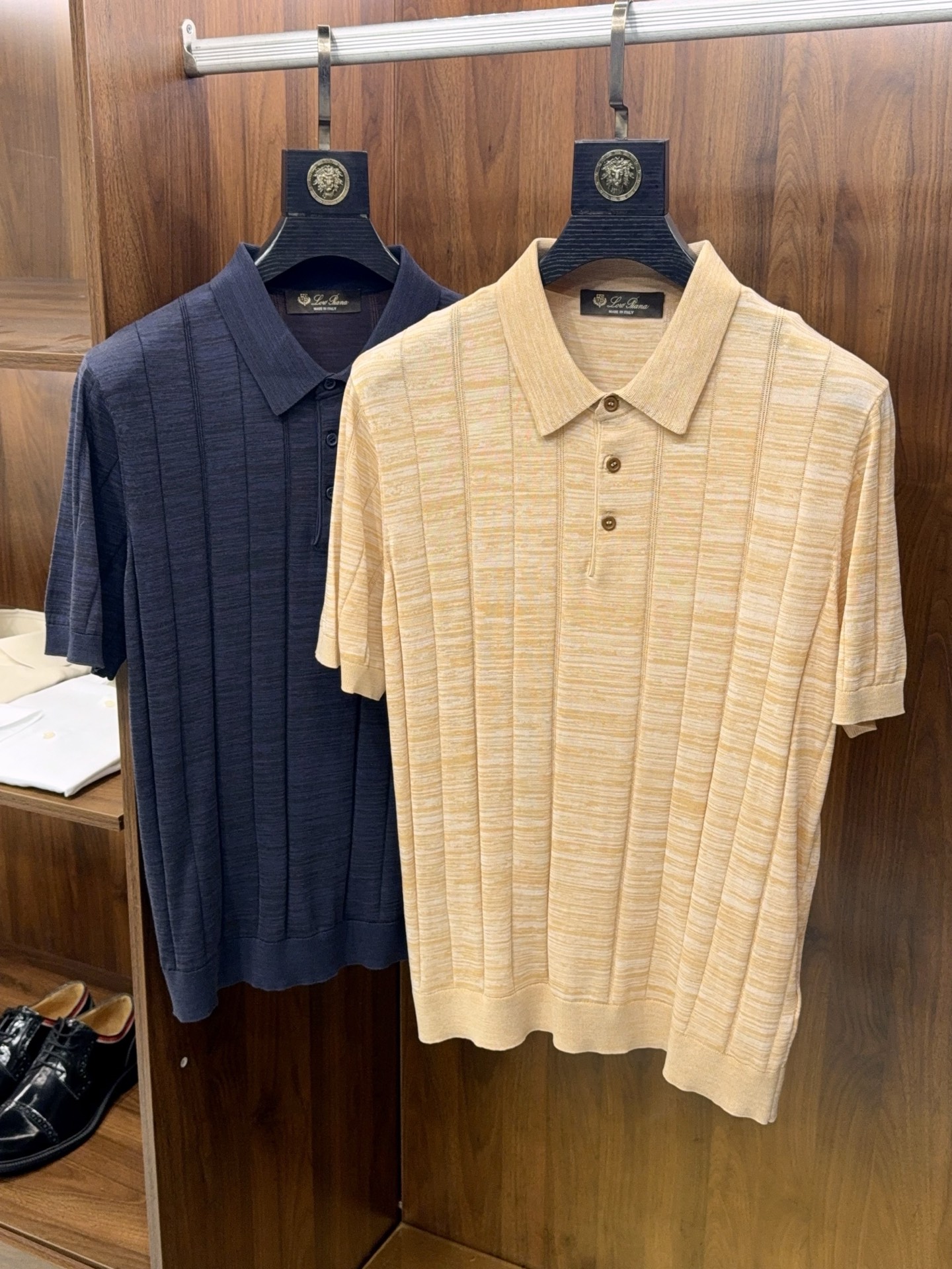 NO:773699,Slub yarn-dyed texture!  Summer must-have mercerized cotton yarn three-button design, front and back stitch jacquard vertical stripe lapel short-sleeved POLO shirt, summer men's textured POLO shirt, mercerized cotton fabric is easy to wear. Boys want to wear refreshing and textured summer outfits, this lapel short-sleeved POLO shirt can be worn with eyes closed, it is a must-have item for summer wardrobe.  The fabric is made of mercerized cotton yarn, which has been treated with professional mercerization process. It abandons the rough feeling of ordinary cotton. It feels smooth and waxy, skin-friendly and non-irritating. It has a cooling feeling when worn next to the skin. Wear it in hot summer weather, it has full breathability, absorbs sweat without stuffiness, bids farewell to sticky discomfort, and keeps you dry and comfortable all day long.  The unique slub yarn-dyed texture + front and back jacquard vertical stripe design is different from ordinary solid color POLO. It is full of texture, visually slim and straight, low-key without losing the sense of design, not too monotonous, and easily wears a high-end style.  The neckline adopts a classic three-button design, with crisp lapels. The shape is regular but not slumped, and it modifies the neck line. It is not easy to deform or curl after being worn for a long time, taking into account both practicality and beauty. The short sleeves are neatly cut, and the fit is not tight. It can accommodate the figure without looking bloated and procrastinating.  Whether you pair it with trousers for daily commuting to create a smart workplace image, or pair it with jeans or casual trousers for a casual outing, there is no sense of incompatibility. One piece can handle a variety of dressing scenes. It is simple and versatile and is not picky. It is a must-have item for boys to enhance their style in summer. You can wear it with your eyes closed without stepping on the thunder. M-3XL,,jeans,T-shirt,19860909竹节色织纹理！夏日必备丝光棉纱线三粒扣设计正反针提花竖条纹翻领短袖POLO衫夏日男士质感POLO衫,丝光棉面料太好穿. 男生夏日穿搭想要清爽又显质感,这件翻领短袖POLO衫直接闭眼入,堪称夏季衣橱刚需款. 面料选用丝光棉纱线,经过专业丝光工艺处理,摒弃普通棉质的粗糙感,触感顺滑软糯,亲肤不刺激,贴身穿自带凉感.夏天高温天气穿,透气性拉满,吸汗不闷汗,告别黏腻不适感,全天保持干爽舒适. 独特的竹节色织纹理+正反针提花竖条纹设计,区别于普通纯色POLO,肌理感十足,视觉上显瘦显挺拔,低调又不失设计感,不会过于单调,轻松穿出高级格调. 领口采用经典三粒扣设计,搭配挺括翻领,版型规整不软塌,修饰颈部线条,穿久了也不易变形、不卷边,兼顾实用性与美观度.短袖剪裁利落,合身不紧绷,既能包容身材,又不会显得臃肿拖沓. 不管是日常通勤搭配西裤,打造干练职场形象,还是休闲出街搭配牛仔裤、休闲裤,都毫无违和感.一件搞定多种穿搭场景,简约百搭不挑人,是男生夏日提升穿搭质感的必备单品,闭眼入不踩雷.M-3XL,,jeans,T-shirt,,Men's clothing