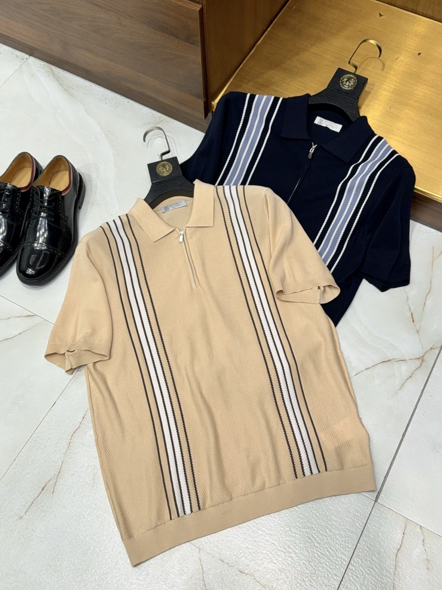 NO:778516,【Three yarns specially woven!  Containing mulberry silk, cotton and lyocell fiber, selected high-quality yarns, contrasting jacquard stripes, zipper lapel short-sleeved POLO shirt] Three-yarn specially woven mulberry silk POLO shirt, a high-end summer men's ceiling. In summer, men want to take into account both dignity and comfort. This three-yarn specially woven POLO shirt, which combines mulberry silk, cotton and lyocell fiber, is definitely a must-have texture item in the wardrobe.  Fabric is the core trump card of this dress. It is made from triple raw materials of high-quality mulberry silk, long-staple cotton and lyocell fiber, which are blended through a special process. Mulberry silk gives the fabric a smooth touch like silk and a natural protein skin-friendly feel. It has excellent moisture absorption and perspiration capabilities, and can maintain the skin even when sweating in summer.  The skin is dry and dry; the long-staple cotton gives the body a more delicate texture and width, preventing it from appearing soft and cheap; the Lyocell fiber brings excellent coolness and drape, and is 1.5 times more hygroscopic than cotton. It is light, breathable and not sweaty. The three fibers complement each other and perfectly balance comfort, texture and practical wearability.  The design is full of exquisite style. The classic lapels are made of contrasting jacquard technology, and the dark and light stripes are intertwined with distinct layers, breaking the monotony of solid colors and visually showing more youthful vitality. The placket is designed with a smooth zipper and exquisite hardware details, which makes it easy to open and close and enhances the sense of high-end. It is different from the mediocrity of ordinary button styles. The version fits the Asian body shape, is slim and not tight, and is tolerant of the figure while being neat and slim. It can be easily controlled whether it is business commuting or casual gatherings.  The details are full of ingenuity, the wiring is neat and tight, the collar is fixed, and it is not easy to deform and curl after long-term wear. Daily machine washing is stress-free, and the wrinkle resistance is better than ordinary pure cotton. It can be smoothed after drying by shaking it, without tedious care. This POLO shirt is not only a bonus for summer wear, but also a silent expression of men's taste. Wear it, dignity and comfort can be controlled with one click. M-3XL Arrives next day, men's clothing, T-shirt, real silk,19860909【三纱特织！含桑蚕丝、棉和莱赛尔纤维甄选优质纱线撞色提花条纹拉链款翻领短袖POLO衫】 三纱特织桑蚕丝POLO衫,夏日男士高级感天花板. 夏季男士穿搭想兼顾体面与舒适,这件集桑蚕丝、棉与莱赛尔纤维的三纱特织POLO衫,绝对是衣橱必备的质感单品. 面料是这件衣服的核心王牌.甄选优质桑蚕丝、长绒棉与莱赛尔纤维三重原料,经特殊工艺混纺而成.桑蚕丝赋予面料如真丝般的顺滑触感与天然蛋白亲肤感,吸湿排汗能力出众,夏日出汗也能保持肌肤干爽；长绒棉加持让衣身更具细腻肌理与挺阔度,避免软塌显廉价；莱赛尔纤维则带来出色的凉感与悬垂性,吸湿性是棉的1.5倍,轻薄透气不闷汗,三种纤维互补,完美平衡舒适、质感与实穿性. 设计上尽显精致格调.经典翻领采用撞色提花工艺,深浅条纹交织层次分明,打破纯色单调感,视觉上更显年轻活力；门襟选用顺滑拉链设计,搭配精致五金细节,开合便捷又提升高级感,区别于普通纽扣款的平庸.版型贴合亚洲人身型,修身不紧绷,包容身材同时利落显瘦,无论是商务通勤还是休闲聚会,都能轻松驾驭. 细节处尽显匠心,走线工整严密,领口经加固定型处理,久穿不易变形卷边.日常机洗无压力,抗皱性优于普通纯棉,晾干后抖一抖即可恢复平整,无需繁琐打理.这件POLO衫不仅是夏日穿搭的加分项,更是男士品味的无声表达,穿上它,体面与舒适一键拿捏.M-3XL 隔天到货,男装,T-shirt,real silk,,Women's clothing