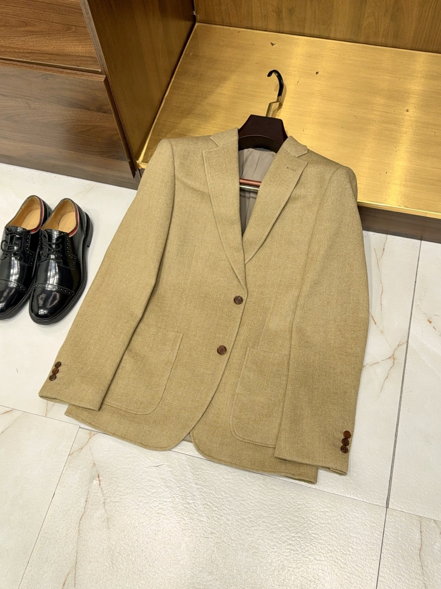 NO:778512,【Classic reappears!  Retro herringbone pattern texture contains 65% wool blended fabric, simple flat lapel design, two-button casual single suit] Retro reconstruction, gentleman style | Men's wool blended herringbone pattern casual single suit.  When classic textures transcend time, when ingenious craftsmanship meets modern aesthetics, this retro herringbone casual suit unlocks a new paradigm of elegance for contemporary gentlemen. High-quality blended fabrics containing 65% wool are selected. The natural stiffness of wool is perfectly integrated with the flexibility of the fiber, while retaining the delicacy of wool fabrics.  The touch and temperature sense also enhance the wrinkle resistance and practicality of the clothing. Daily wear does not require frequent care, and the posture can be maintained at all times. The unique fishbone texture hides ingenuity, and the low-key texture outlines a delicate sense of layering between the flow of light and shadow, breaking the dullness of solid-color suits and showing extraordinary taste in details.  It adopts a simple flat lapel design. As a classic collar type of a suit, it has both a formal and casual atmosphere, making it easy to control whether it is for business commuting or daily wear. The classic configuration of two buttons optimizes the proportions of the upper body, creating a slender and straight visual effect, while giving more room for adjustment. The neat tailoring follows the principles of ergonomics, taking into account the comfortable wearing experience and the beauty of the lines. It can modify the body shape without restricting activities, and is suitable for a variety of occasions.  From casual meetings in the workplace, to weekend coffee shop gatherings, to casual parties with friends, this casual suit can help you easily create a variety of styles with its versatile attributes and retro charm. A simple white T-shirt underneath highlights casual vitality, and paired with a shirt and tie, it switches to business sophistication, whether worn alone or layered.  , can show the multi-faceted style of a gentleman. The classic never fades, and the style is at home. This herringbone pattern wool blend single suit is an indispensable retro style item in the men's wardrobe, allowing you to always maintain an elegant posture as time goes by. M-3XL, men's clothing, shirts, business  suits,ties,19860909【经典再现！复古鱼骨纹纹理含65羊毛混纺面料简约平驳领设计两粒扣休闲单西装】复古重塑 绅士格调｜男士羊毛混纺鱼骨纹休闲单西装. 当经典纹理跨越时光,当匠心工艺邂逅现代审美,这款复古鱼骨纹休闲单西装,为当代绅士解锁优雅新范式.精选含65羊毛的高品质混纺面料,羊毛的天然挺括与纤维的柔韧特性完美融合,既保留了羊毛面料的细腻触感与温度感,又增强了衣物的抗皱性与实用性,日常穿着无需频繁打理,时刻保持利落姿态.独特的鱼骨纹肌理暗藏巧思,低调的纹路在光影流转间勾勒出精致层次感,打破纯色西装的沉闷,于细节处彰显不凡品味. 采用简约平驳领设计,作为西装的经典领型,它兼具正式感与休闲氛围,无论是商务通勤还是日常穿搭都能轻松驾驭.两粒扣的经典配置,优化了上身比例,营造出修长挺拔的视觉效果,同时赋予穿搭更多调节空间.利落的剪裁遵循人体工学原理,兼顾舒适穿着体验与线条美感,既能修饰身形,又不束缚活动,适配多种场合需求. 从职场的轻松会晤,到周末的咖啡馆小聚,再到好友的休闲派对,这款休闲单西装都能凭借其百搭属性与复古魅力,助你轻松打造多元风格.内搭简约白T彰显随性活力,搭配衬衫领带则切换商务精致,无论是单穿还是叠搭,都能展现绅士的多面型格.经典永不褪色,格调自在心间,这款鱼骨纹羊毛混纺单西装,是男士衣橱中不可或缺的复古风尚单品,让你在时光流转中始终保持优雅姿态.M-3XL,男装,shirts,business suit,ties,,Women's clothing