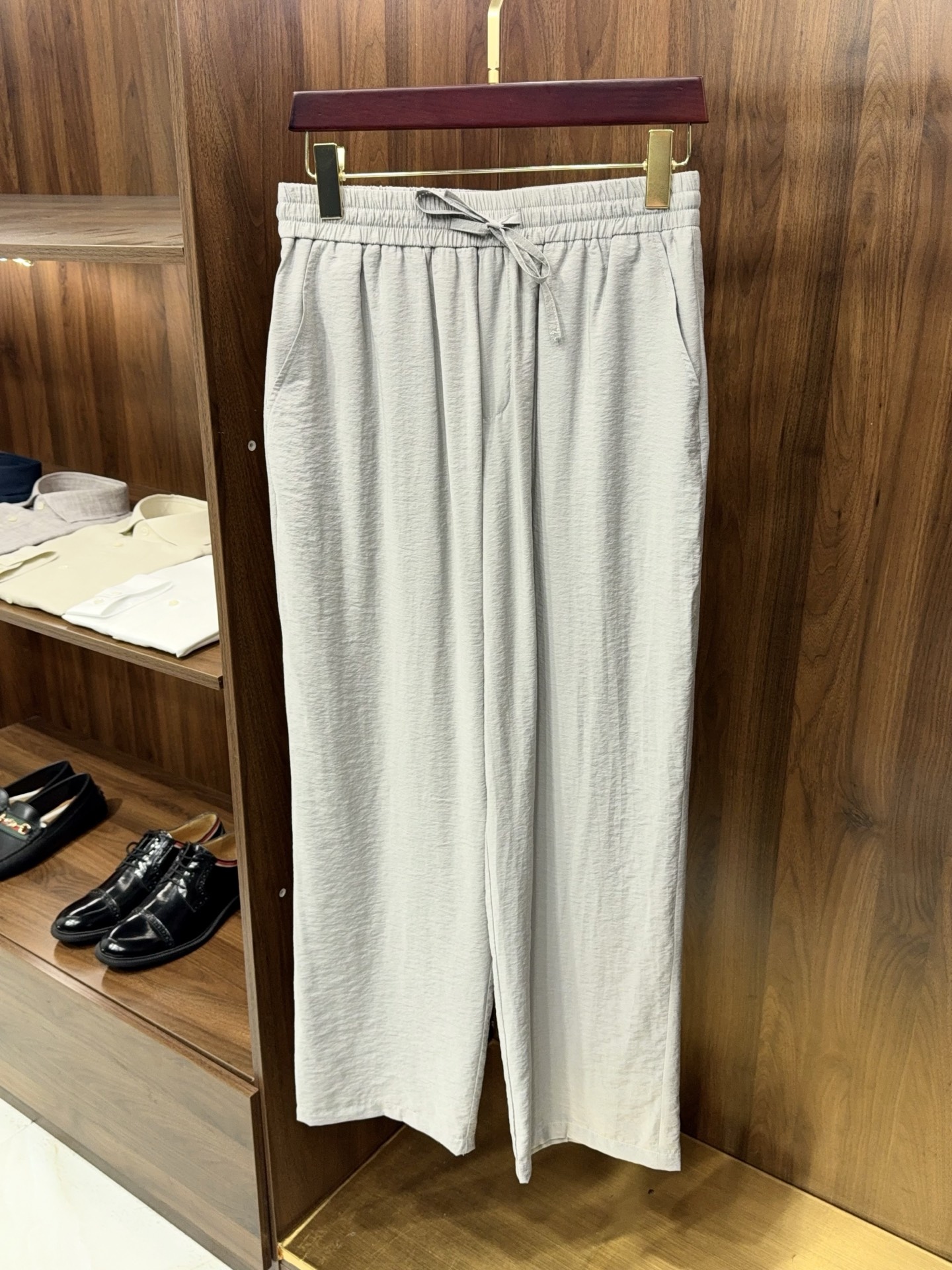 NO:778528,【Bring your own air conditioner!  Summer must-have light and gauzy but not transparent seersucker micro-wide version elastic waist design casual trousers containing mulberry silk lyocell fiber] summer men's air-conditioned pants!  Mulberry silk lyocell seersucker casual trousers. The biggest concern when choosing trousers in summer is the stuffy heat and sticky feel. These seersucker trousers with its own air-conditioning feel directly solve all pain points. It is specially designed for men who are afraid of heat. It is as light as gauze but not fleshy, ensuring a refreshing and decent summer.  The core fabric can be called the ceiling of summer wear. The golden combination of mulberry silk + lyocell fiber has a silky and cool touch. It instantly cools down when it touches the skin, saying goodbye to the steamer feeling of 35℃+ high temperature. The unique texture of seersucker breaks the dullness of conventional fabrics.  The breathable holes are densely arranged, allowing air to circulate freely. Sweat will not stick to your legs. Sweat quickly diffuses and evaporates, making you always dry after wearing it for a long time. The nylon base is blessed with anti-wrinkle and durable fabrication. It can be flattened after being shaken off when you rub it. It is machine washable and does not require ironing, so even lazy people can easily take care of it.  The pattern design accurately adapts to the Asian body shape. The slightly wider cut modifies the leg shape, conceals thick legs and leg curvature defects, and visually lengthens the proportion. It looks neat when paired with T-shirts and Polo shirts. The elastic waist design is both comfortable and tolerant, adapting to different waistlines. It can sit for a long time without restricting the abdomen, and when full, without restraint, and can be used for daily activities without blocking the crotch.  The three colors of black, gray and coffee are classic and eye-catching, suitable for commuting, traveling, business and leisure. The light and impermeable texture takes into account both coolness and privacy. The natural skin-friendly properties of mulberry silk can also be worn against sensitive skin. These pants are a must-have item for men in summer. They are full of comfort and appearance, and they can be worn with eyes closed without stepping on thunder. M-3XL is shipped next day, men's clothing, tees, t-shirts, gold,19860909【自带空调！夏日必备轻薄如纱而不透含桑蚕丝莱赛尔纤维泡泡纱微阔版松紧腰设计休闲长裤】夏日男士空调神裤！桑蚕丝莱赛尔泡泡纱休闲长裤. 夏日选裤最怕闷热黏腻,这条自带空调感的泡泡纱长裤直接解决所有痛点,专为怕热男士设计,轻薄如纱却不透肉,承包一夏清爽与体面. 核心面料堪称夏日穿搭天花板,黄金配比桑蚕丝+莱赛尔纤维,触感丝滑凉润,接触肌肤瞬间降温,告别35℃+高温的蒸笼感.泡泡纱独特肌理打破常规布面沉闷,透气孔密集排布,空气自由流通,出汗不粘腿,汗液快速扩散蒸发,久穿始终干爽.锦纶基底加持,抗皱耐造,随意揉搓抖落即平整,机洗免熨烫,懒人也能轻松打理. 版型设计精准适配亚洲身形,微阔版剪裁修饰腿型,掩盖腿粗、腿弯瑕疵,视觉拉长比例,搭配T恤、Polo衫皆显利落.松紧腰设计兼顾舒适与包容,适配不同腰围,久坐不勒腹,饱腹无束缚,日常活动自如不卡裆. 黑、灰、咖三色经典耐看,通勤、出游、商务休闲全场景适配.轻薄不透的质感,兼顾清凉与隐私,桑蚕丝天然亲肤属性,敏感肌也可放心贴身穿.这条裤子是夏日男士的刚需单品,把舒适与颜值拉满,闭眼入不踩雷.M-3XL 隔天出货,男装,tees，t-shirt,gold,,Women's clothing