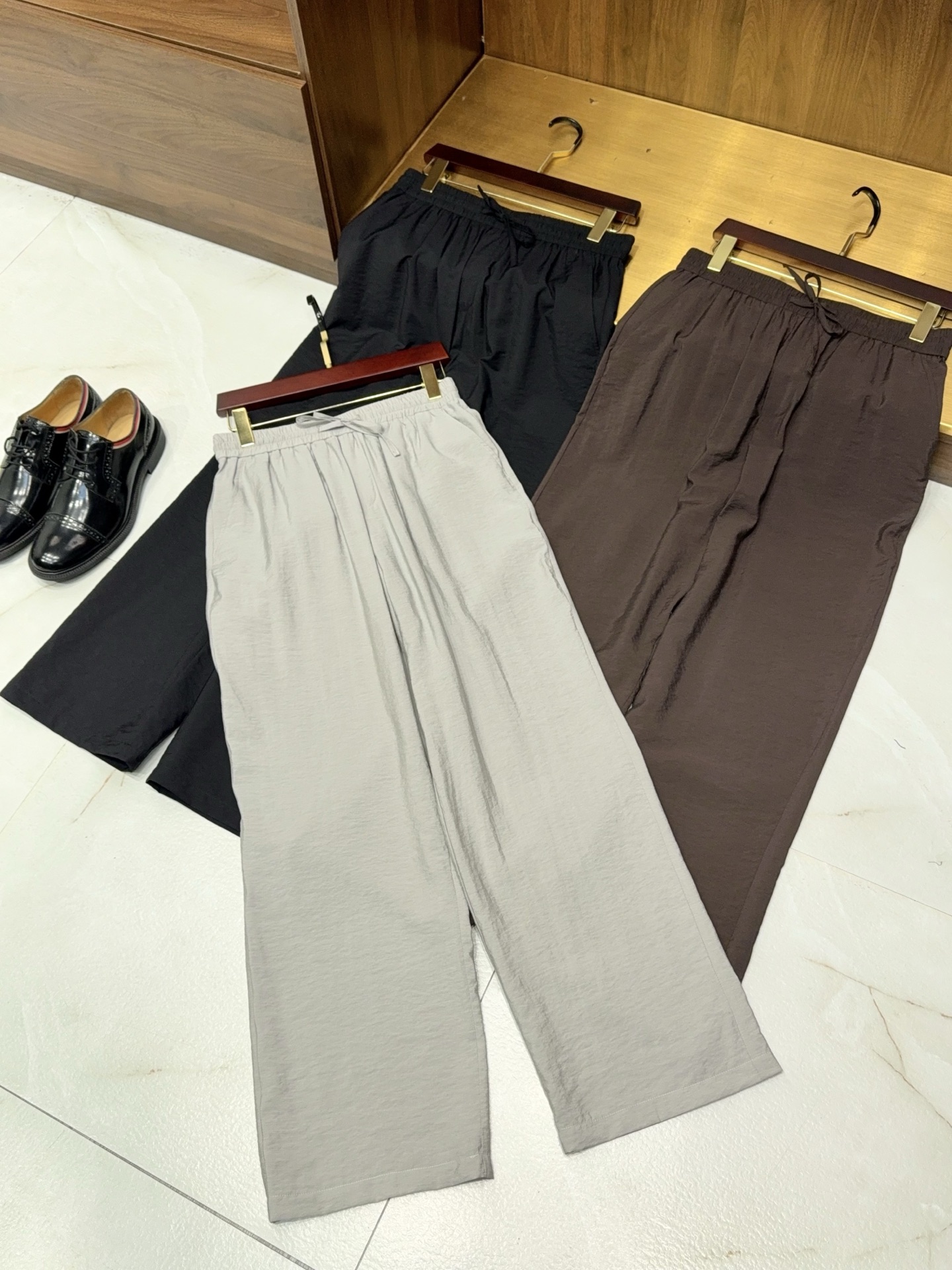 NO:773707,【Bring your own air conditioner!  Summer must-have light and gauzy but not transparent seersucker micro-wide version elastic waist design casual trousers containing mulberry silk lyocell fiber] summer men's air-conditioned pants!  Mulberry silk lyocell seersucker casual trousers. The biggest concern when choosing trousers in summer is the stuffy heat and sticky feel. These seersucker trousers with its own air-conditioning feel directly solve all pain points. It is specially designed for men who are afraid of heat. It is as light as gauze but not fleshy, ensuring a refreshing and decent summer.  The core fabric can be called the ceiling of summer wear. The golden combination of mulberry silk + lyocell fiber has a silky and cool touch. It instantly cools down when it touches the skin, saying goodbye to the steamer feeling of 35℃+ high temperature. The unique texture of seersucker breaks the dullness of conventional fabrics.  The breathable holes are densely arranged, allowing air to circulate freely. Sweat will not stick to your legs. Sweat quickly diffuses and evaporates, making you always dry after wearing it for a long time. The nylon base is blessed with anti-wrinkle and durable fabrication. It can be flattened after being shaken off when you rub it. It is machine washable and does not require ironing, so even lazy people can easily take care of it.  The pattern design accurately adapts to the Asian body shape. The slightly wider cut modifies the leg shape, conceals thick legs and leg curvature defects, and visually lengthens the proportion. It looks neat when paired with T-shirts and Polo shirts. The elastic waist design is both comfortable and tolerant, adapting to different waistlines. It can sit for a long time without restricting the abdomen, and when full, without restraint, and can be used for daily activities without blocking the crotch.  The three colors of black, gray and coffee are classic and eye-catching, suitable for commuting, travel, business and leisure. The light and impermeable texture takes into account both coolness and privacy. The natural skin-friendly properties of mulberry silk can also be worn against sensitive skin. These pants are a must-have item for men in summer. They are full of comfort and appearance, and they can be worn with eyes closed without stepping on thunder. M-3XL ships next day, tees, t-shirt, gold,19860909【自带空调！夏日必备轻薄如纱而不透含桑蚕丝莱赛尔纤维泡泡纱微阔版松紧腰设计休闲长裤】夏日男士空调神裤！桑蚕丝莱赛尔泡泡纱休闲长裤. 夏日选裤最怕闷热黏腻,这条自带空调感的泡泡纱长裤直接解决所有痛点,专为怕热男士设计,轻薄如纱却不透肉,承包一夏清爽与体面. 核心面料堪称夏日穿搭天花板,黄金配比桑蚕丝+莱赛尔纤维,触感丝滑凉润,接触肌肤瞬间降温,告别35℃+高温的蒸笼感.泡泡纱独特肌理打破常规布面沉闷,透气孔密集排布,空气自由流通,出汗不粘腿,汗液快速扩散蒸发,久穿始终干爽.锦纶基底加持,抗皱耐造,随意揉搓抖落即平整,机洗免熨烫,懒人也能轻松打理. 版型设计精准适配亚洲身形,微阔版剪裁修饰腿型,掩盖腿粗、腿弯瑕疵,视觉拉长比例,搭配T恤、Polo衫皆显利落.松紧腰设计兼顾舒适与包容,适配不同腰围,久坐不勒腹,饱腹无束缚,日常活动自如不卡裆. 黑、灰、咖三色经典耐看,通勤、出游、商务休闲全场景适配.轻薄不透的质感,兼顾清凉与隐私,桑蚕丝天然亲肤属性,敏感肌也可放心贴身穿.这条裤子是夏日男士的刚需单品,把舒适与颜值拉满,闭眼入不踩雷.M-3XL 隔天出货,,tees，t-shirt,gold,,Men's clothing