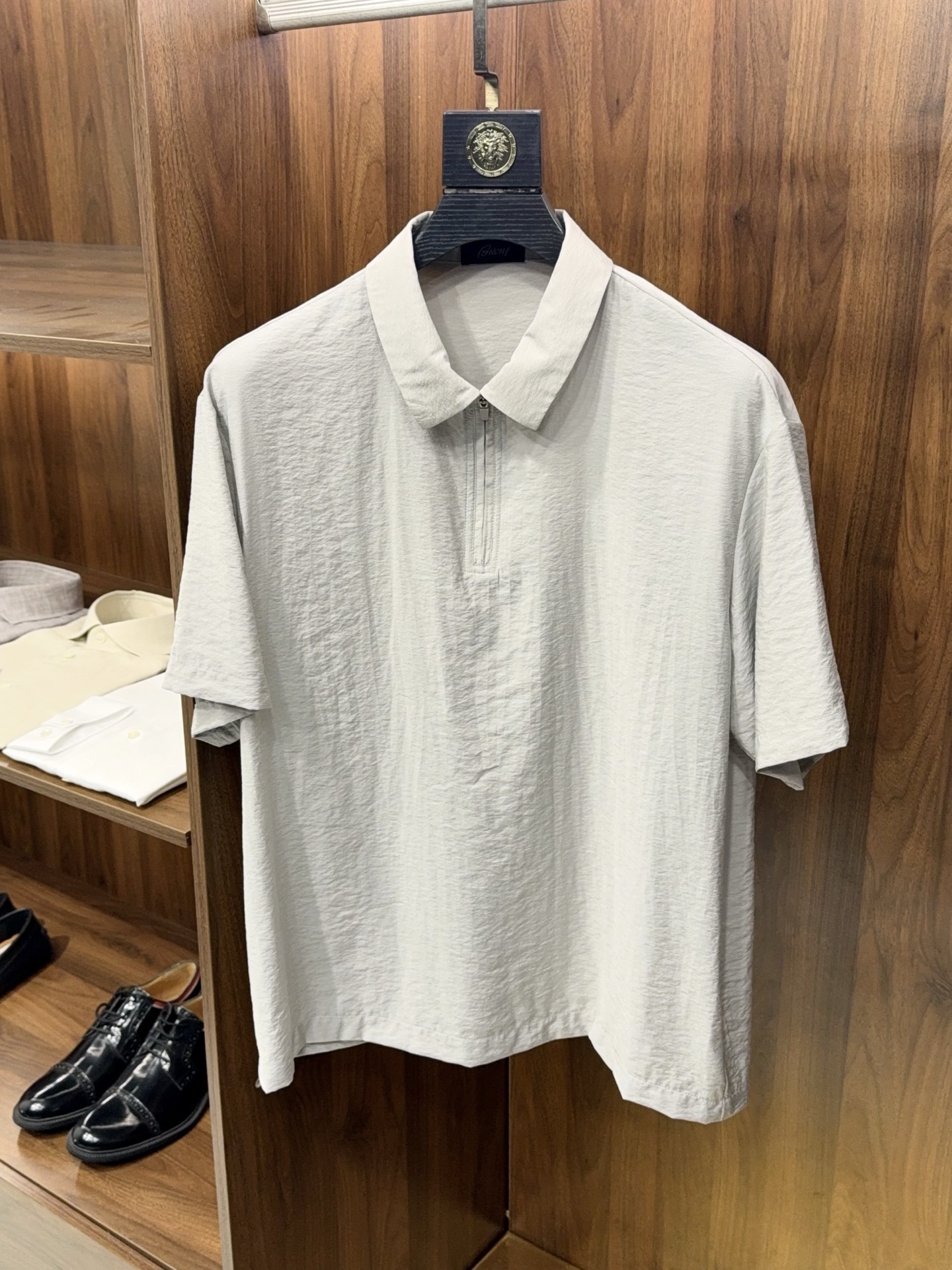 NO:778534,【Bring your own air conditioner!  A summer must-have, a thin, gauzy and opaque seersucker micro-wide version pullover, small lapel shirt-style T-shirt containing mulberry silk and lyocell fiber] Summer men's divine clothing!  Mulberry silk Lyocell bubble shirt with built-in air conditioning. Afraid of the heat in summer but want to maintain your dignity?  This micro-wide pullover and small lapel shirt-style T-shirt can be called a tailor-made 'cool shirt' for hot days, which can directly eliminate the sweltering heat of summer with one click.  The core fabric can be called the ceiling of summer, and the golden ratio of mulberry silk and lyocell is selected. Mulberry silk has a natural protein feel, feels silky and cool, and can lower the body temperature the moment it touches the skin, just like carrying a small air conditioner with you; lyocell fiber gives the fabric the ultimate lightness and thinness, as light as a cicada but completely impermeable. Say goodbye to the embarrassment of ordinary thin models and see through the flesh. The breathable micropores can quickly wick away sweat, and the back can be dried instantly even if you sweat, and it is not sticky or stuffy.  The unique seersucker texture is the finishing touch. The natural concave and convex texture breaks the monotony of solid colors and brings a sense of casual relaxation. It can also increase the air circulation layer and further improve the heat dissipation efficiency. The micro-wide cut perfectly fits the Asian body shape, and the small lapel design is more neat and energetic than a pure T-shirt. The micro-wide version is not flattering and can easily hide the belly. The shoulder and neck lines can also be modified without being tight or procrastinating.  The anti-wrinkle technology is good news for lazy people. It can be rolled and stored at will, and it will remain flat when unfolded without ironing. It is suitable for commuting, business and leisure, and weekend outings. It is refreshing and high-end when worn alone, and it is not bulky when layered with a suit jacket. Three classic low-saturated colors, regardless of skin color or age, just wear a pair of casual pants or jeans, and you can wear a refreshing and non-greasy summer texture. It is a decent and cool summer wardrobe for men over 25. M-3XL  Next day shipping, men's clothing, jeans, jackets & coats, shirts, tees, t-shirt, business suit, gold,19860909【自带空调！夏日必备轻薄如纱而不透含桑蚕丝莱赛尔纤维泡泡纱微阔版套头小翻领衬衫式T恤】夏日男士神衣！自带空调的桑蚕丝莱赛尔泡泡衫. 夏日怕热又想维持体面？这款微阔版套头小翻领衬衫式T恤,堪称为高温天量身定制的「清凉战袍」,直接把夏日闷热感一键清零. 核心面料堪称夏日天花板,甄选桑蚕丝与莱赛尔黄金配比.桑蚕丝自带天然蛋白质感,触感丝滑凉润,接触皮肤的瞬间就能降下体感温度,宛如随身带着小空调；莱赛尔纤维则赋予面料极致轻薄的特性,轻如蝉翼却完全不透,告别普通薄款透肉的尴尬,透气微孔快速排汗,后背出汗也能瞬间干爽,不粘身不闷汗. 独特的泡泡纱肌理是点睛之笔,自然凹凸的纹理打破纯色单调,自带随性松弛感,还能增加空气流通层,进一步提升散热效率.微阔版剪裁完美适配亚洲身形,小翻领设计比纯T恤更显利落精神,微阔的版型不挑身材,轻松藏住小肚腩,肩颈线条也能得到修饰,不紧绷不拖沓. 免抗皱工艺更是懒人福音,随意揉搓收纳,展开依旧平整,无需熨烫打理.通勤、商务休闲、周末出游全场景适配,单穿清爽高级,叠穿西装外套也不臃肿.三个经典低饱和色系,不挑肤色不挑年龄,随便搭条休闲裤或牛仔裤,就能穿出清爽不油腻的夏日质感,是25+男士夏日衣橱必备的体面与清凉.M-3XL 隔天出货,男装,jeans,jackets & coats,shirts,tees，t-shirt,business suit,gold,,Women's clothing