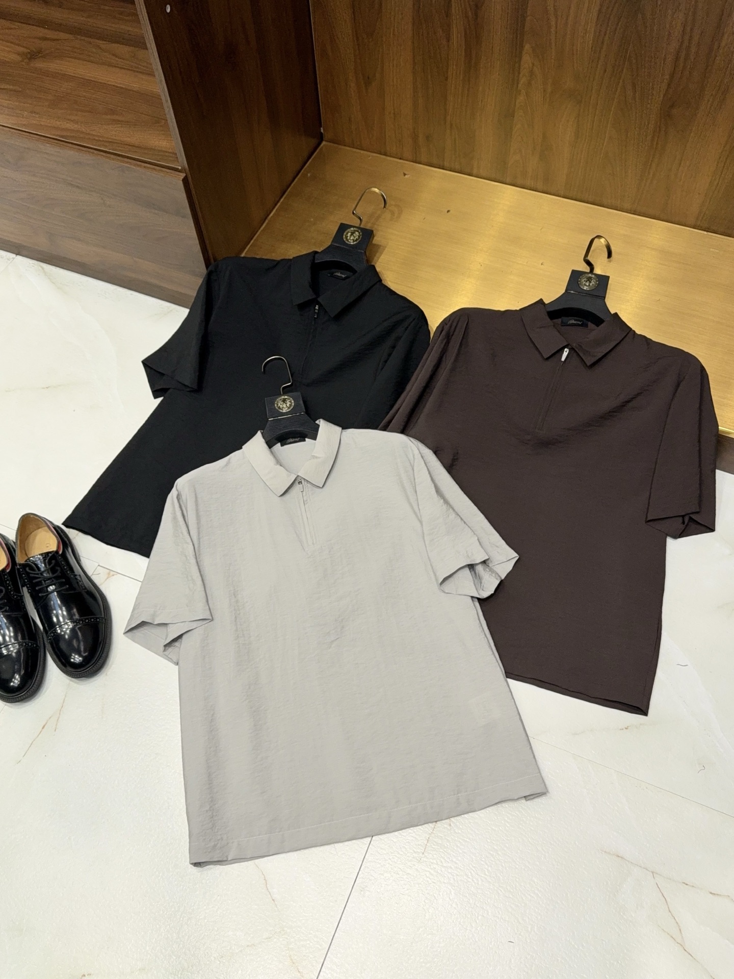 NO:773704,【Bring your own air conditioner!  A summer must-have, a thin, gauzy and opaque seersucker micro-wide version pullover, small lapel shirt-style T-shirt containing mulberry silk and lyocell fiber] Summer men's divine clothing!  Mulberry silk Lyocell bubble shirt with built-in air conditioning. Afraid of the heat in summer but want to maintain your dignity?  This micro-wide pullover and small lapel shirt-style T-shirt can be called a tailor-made 'cool shirt' for hot days, which can directly eliminate the sweltering heat of summer with one click.  The core fabric can be called the ceiling of summer, and the golden ratio of mulberry silk and lyocell is selected. Mulberry silk has a natural protein feel, feels silky and cool, and can lower the body temperature the moment it touches the skin, just like carrying a small air conditioner with you; lyocell fiber gives the fabric the ultimate lightness and thinness, as light as a cicada but completely impermeable. Say goodbye to the embarrassment of ordinary thin models and see through the flesh. The breathable micropores can quickly wick away sweat, and the back can be dried instantly even if you sweat, and it is not sticky or stuffy.  The unique seersucker texture is the finishing touch. The natural concave and convex texture breaks the monotony of solid colors and brings a sense of casual relaxation. It can also increase the air circulation layer and further improve the heat dissipation efficiency. The micro-wide cut perfectly fits the Asian body shape, and the small lapel design is more neat and energetic than a pure T-shirt. The micro-wide version is not flattering and can easily hide the belly. The shoulder and neck lines can also be modified without being tight or procrastinating.  The anti-wrinkle technology is good news for lazy people. It can be rolled and stored at will, and it will remain flat when unfolded without ironing. It is suitable for commuting, business and leisure, and weekend outings. It is refreshing and high-end when worn alone, and it is not bulky when layered with a suit jacket. Three classic low-saturated colors, regardless of skin color or age, just wear a pair of casual pants or jeans, and you can wear a refreshing and non-greasy summer texture. It is a decent and cool summer wardrobe for men over 25. M-3XL  Next day shipping,jeans,jackets & coats,shirts,tees,t-shirt,business suit,gold,19860909【自带空调！夏日必备轻薄如纱而不透含桑蚕丝莱赛尔纤维泡泡纱微阔版套头小翻领衬衫式T恤】夏日男士神衣！自带空调的桑蚕丝莱赛尔泡泡衫. 夏日怕热又想维持体面？这款微阔版套头小翻领衬衫式T恤,堪称为高温天量身定制的「清凉战袍」,直接把夏日闷热感一键清零. 核心面料堪称夏日天花板,甄选桑蚕丝与莱赛尔黄金配比.桑蚕丝自带天然蛋白质感,触感丝滑凉润,接触皮肤的瞬间就能降下体感温度,宛如随身带着小空调；莱赛尔纤维则赋予面料极致轻薄的特性,轻如蝉翼却完全不透,告别普通薄款透肉的尴尬,透气微孔快速排汗,后背出汗也能瞬间干爽,不粘身不闷汗. 独特的泡泡纱肌理是点睛之笔,自然凹凸的纹理打破纯色单调,自带随性松弛感,还能增加空气流通层,进一步提升散热效率.微阔版剪裁完美适配亚洲身形,小翻领设计比纯T恤更显利落精神,微阔的版型不挑身材,轻松藏住小肚腩,肩颈线条也能得到修饰,不紧绷不拖沓. 免抗皱工艺更是懒人福音,随意揉搓收纳,展开依旧平整,无需熨烫打理.通勤、商务休闲、周末出游全场景适配,单穿清爽高级,叠穿西装外套也不臃肿.三个经典低饱和色系,不挑肤色不挑年龄,随便搭条休闲裤或牛仔裤,就能穿出清爽不油腻的夏日质感,是25+男士夏日衣橱必备的体面与清凉.M-3XL 隔天出货,,jeans,jackets & coats,shirts,tees，t-shirt,business suit,gold,,Men's clothing