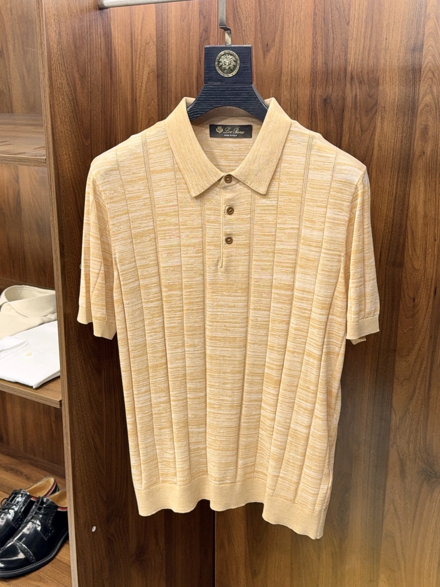 NO:779743,【Slub yarn-dyed texture!  Summer must-have mercerized cotton yarn three-button design, front and back stitch jacquard vertical stripe lapel short-sleeved POLO shirt] Summer men's textured POLO shirt, mercerized cotton fabric is easy to wear. Boys want to wear refreshing and textured summer outfits, this lapel short-sleeved POLO shirt can be worn with eyes closed, it is a must-have item for summer wardrobe.  The fabric is made of mercerized cotton yarn, which has been treated with professional mercerization process. It abandons the rough feeling of ordinary cotton. It feels smooth and waxy, skin-friendly and non-irritating. It has a cooling feeling when worn next to the skin. Wear it in hot summer weather, it has full breathability, absorbs sweat without stuffiness, bids farewell to sticky discomfort, and keeps you dry and comfortable all day long.  The unique slub yarn-dyed texture + front and back jacquard vertical stripe design is different from ordinary solid color POLO. It is full of texture, visually slim and straight, low-key without losing the sense of design, not too monotonous, and easily wears a high-end style.  The neckline adopts a classic three-button design, with crisp lapels. The shape is regular but not slumped, and it modifies the neck line. It is not easy to deform or curl after being worn for a long time, taking into account both practicality and beauty. The short sleeves are neatly cut, and the fit is not tight. It can accommodate the figure without looking bloated and procrastinating.  Whether you pair it with trousers for daily commuting to create a smart workplace image, or pair it with jeans or casual pants for a casual outing, there is no sense of incompatibility. One piece can handle a variety of dressing scenes. It is simple and versatile and is not picky. It is a must-have item for boys to improve the quality of their outfits in summer. You can wear it with your eyes closed without stepping on the thunder. M-3XL, men's clothing, jeans, T-shirt,19860909【竹节色织纹理！夏日必备丝光棉纱线三粒扣设计正反针提花竖条纹翻领短袖POLO衫】 夏日男士质感POLO衫,丝光棉面料太好穿. 男生夏日穿搭想要清爽又显质感,这件翻领短袖POLO衫直接闭眼入,堪称夏季衣橱刚需款. 面料选用丝光棉纱线,经过专业丝光工艺处理,摒弃普通棉质的粗糙感,触感顺滑软糯,亲肤不刺激,贴身穿自带凉感.夏天高温天气穿,透气性拉满,吸汗不闷汗,告别黏腻不适感,全天保持干爽舒适. 独特的竹节色织纹理+正反针提花竖条纹设计,区别于普通纯色POLO,肌理感十足,视觉上显瘦显挺拔,低调又不失设计感,不会过于单调,轻松穿出高级格调. 领口采用经典三粒扣设计,搭配挺括翻领,版型规整不软塌,修饰颈部线条,穿久了也不易变形、不卷边,兼顾实用性与美观度.短袖剪裁利落,合身不紧绷,既能包容身材,又不会显得臃肿拖沓. 不管是日常通勤搭配西裤,打造干练职场形象,还是休闲出街搭配牛仔裤、休闲裤,都毫无违和感.一件搞定多种穿搭场景,简约百搭不挑人,是男生夏日提升穿搭质感的必备单品,闭眼入不踩雷.M-3XL,男装,jeans,T-shirt,,Women's clothing