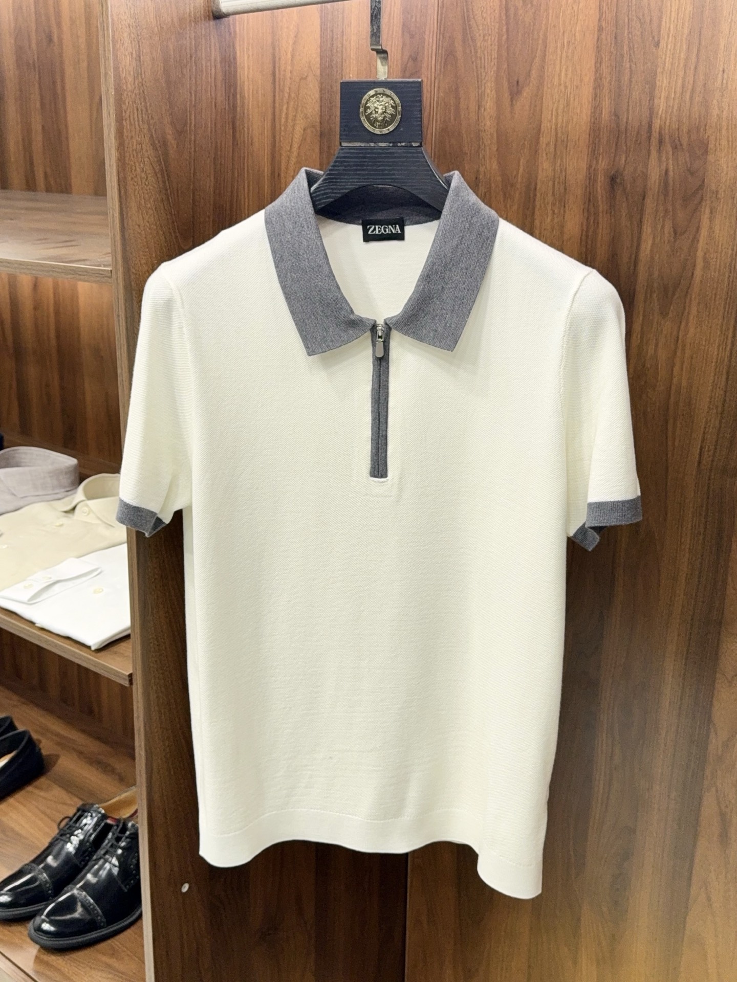 NO:779753,【Simple, elegant and fresh color scheme!  Contains 9.4 wool imported yarn yarn-dyed jacquard pique mesh stitch zipper style lapel short-sleeved POLO shirt] Simple and high-end!  Wool blended POLO shirts with closed eyes are the POLO shirts in boys' wardrobes. Choosing the right style will directly enhance the overall texture. This zippered lapel short-sleeved POLO is simple and elegant with a sense of sophistication. The fresh color scheme is suitable for various occasions, and can be easily used for daily commuting and leisure travel.  The fabric is the core of the whole dress. It is made from imported yarns containing 9.4% wool. The delicate softness of wool is perfectly blended with knitted fabrics. It feels warm and skin-friendly, without the stiffness of ordinary POLO, and the upper body is very comfortable. It uses yarn-dyed jacquard technology, with exquisite three-dimensional textures and hidden details in a low-key manner, saying goodbye to monotony and showing a light and luxurious texture.  The pique mesh knitting process is the highlight. The honeycomb mesh structure is breathable and sweat-wicking. It does not make you sweaty or sticky when worn in summer, keeping you dry at all times. It is more breathable and durable than ordinary knitted fabrics. The classic lapel with zipper design is neat and stiff, modifying the neck line. It is easy to put on and take off, and you can adjust the style at will. It is simple and yet has a sense of design.  The color scheme adopts a fresh and simple style, with low saturation tones that are clean and atmospheric. It does not matter skin color or outfit. It is refreshing and capable when worn alone. It does not look out of place when paired with trousers or casual pants. The style is loose and moderate, not tight or procrastinating, and modifies the body shape without looking bloated. It takes into account both comfort and stiffness of the style. It is durable and not easy to deform. It is a versatile item that boys can wear in all seasons. It is easy to wear a simple and high-end gentleman style. M-3XL, men's clothing, T-shirt,19860909【简约大方清新配色！含9.4羊毛进口纱线色织提花珠地网眼针法拉链款翻领短袖POLO衫】简约高级感拉满！羊毛混纺POLO衫闭眼入 男生衣橱里的POLO衫,选对款直接提升整体质感,这款拉链款翻领短袖POLO,简约大方又自带精致感,清新配色适配各种场合,日常通勤、休闲出游都能轻松驾驭. 面料是整件衣服的核心,甄选含9.4羊毛的进口纱线打造,羊毛的细腻软糯与针织面料完美融合,触感温润亲肤,没有普通POLO的生硬感,上身舒适度拉满.采用色织提花工艺,纹路精致立体,低调中暗藏细节,告别单调乏味,尽显轻奢质感. 珠地网眼针织工艺是亮点,蜂巢状网眼结构透气排汗,夏季穿着不闷汗、不粘身,时刻保持干爽体感,比普通针织面料更透气耐穿.经典翻领搭配拉链设计,利落挺括,修饰颈部线条,穿脱方便还能随意调节穿搭风格,简约又不失设计感. 配色走清新简约风,低饱和度色调干净大气,不挑肤色不挑穿搭,单穿清爽干练,搭配西裤、休闲裤都毫无违和感.版型宽松有度,不紧绷不拖沓,修饰身形不显臃肿,兼顾舒适度与版型挺括度,耐穿不易变形,是男生四季都能穿的百搭单品,轻松穿出简约高级的绅士格调.M-3XL,男装,T-shirt,,Women's clothing