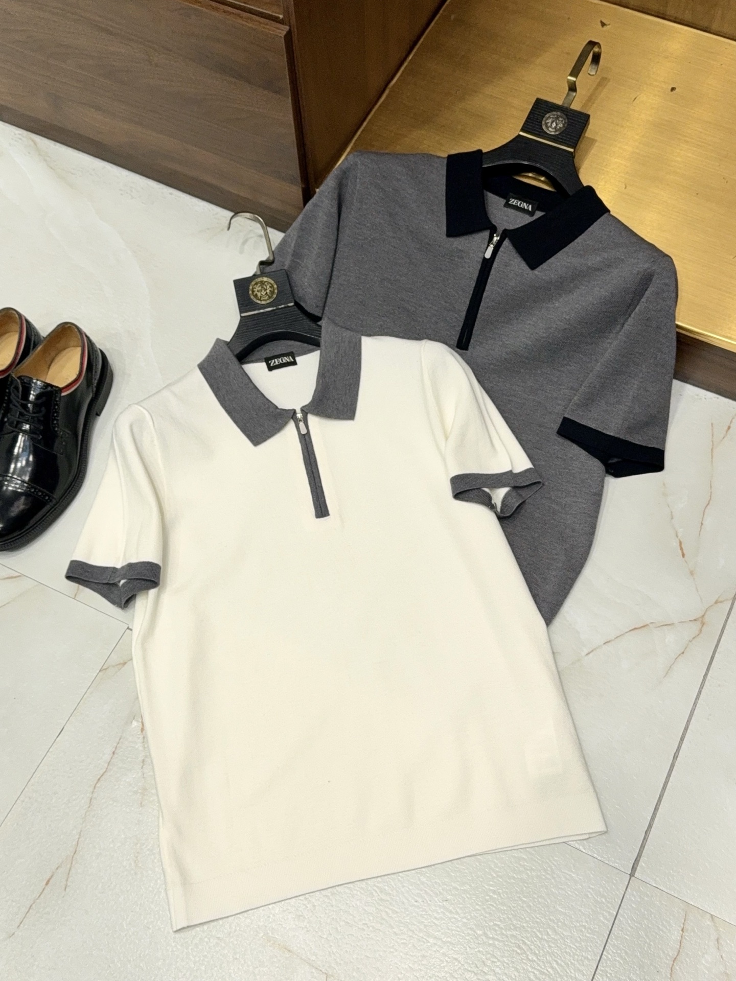 NO:773697,Simple, elegant and fresh color scheme!  Contains 9.4 wool imported yarn yarn-dyed jacquard pique mesh stitch zipper lapel short-sleeved POLO shirt with a simple and high-end feel!  Wool blended POLO shirts with closed eyes are the POLO shirts in boys' wardrobes. Choosing the right style will directly enhance the overall texture. This zippered lapel short-sleeved POLO is simple and elegant with a sense of sophistication. The fresh color scheme is suitable for various occasions, and can be easily used for daily commuting and leisure travel.  The fabric is the core of the whole dress. It is made from imported yarns containing 9.4% wool. The delicate softness of wool is perfectly blended with knitted fabrics. It feels warm and skin-friendly, without the stiffness of ordinary POLO, and the upper body is very comfortable. It uses yarn-dyed jacquard technology, with exquisite three-dimensional textures and hidden details in a low-key manner, saying goodbye to monotony and showing a light and luxurious texture.  The pique mesh knitting process is the highlight. The honeycomb mesh structure is breathable and sweat-wicking. It does not make you sweaty or sticky when worn in summer, keeping you dry at all times. It is more breathable and durable than ordinary knitted fabrics. The classic lapel with zipper design is neat and stiff, modifying the neck line. It is easy to put on and take off, and you can adjust the style at will. It is simple and yet has a sense of design.  The color scheme adopts a fresh and simple style, with low saturation tones that are clean and atmospheric. It does not matter skin color or outfit. It is refreshing and capable when worn alone. It does not look out of place when paired with trousers or casual trousers. The style is loose and moderate, not tight or procrastinating. It modifies the body shape without appearing bloated. It takes into account both comfort and stiffness. It is durable and not easy to deform. It is a versatile item that boys can wear in all seasons. It is easy to wear a simple and advanced gentleman style. M-3XL, T-shirt,19860909简约大方清新配色！含9.4羊毛进口纱线色织提花珠地网眼针法拉链款翻领短袖POLO衫简约高级感拉满！羊毛混纺POLO衫闭眼入 男生衣橱里的POLO衫,选对款直接提升整体质感,这款拉链款翻领短袖POLO,简约大方又自带精致感,清新配色适配各种场合,日常通勤、休闲出游都能轻松驾驭. 面料是整件衣服的核心,甄选含9.4羊毛的进口纱线打造,羊毛的细腻软糯与针织面料完美融合,触感温润亲肤,没有普通POLO的生硬感,上身舒适度拉满.采用色织提花工艺,纹路精致立体,低调中暗藏细节,告别单调乏味,尽显轻奢质感. 珠地网眼针织工艺是亮点,蜂巢状网眼结构透气排汗,夏季穿着不闷汗、不粘身,时刻保持干爽体感,比普通针织面料更透气耐穿.经典翻领搭配拉链设计,利落挺括,修饰颈部线条,穿脱方便还能随意调节穿搭风格,简约又不失设计感. 配色走清新简约风,低饱和度色调干净大气,不挑肤色不挑穿搭,单穿清爽干练,搭配西裤、休闲裤都毫无违和感.版型宽松有度,不紧绷不拖沓,修饰身形不显臃肿,兼顾舒适度与版型挺括度,耐穿不易变形,是男生四季都能穿的百搭单品,轻松穿出简约高级的绅士格调.M-3XL,,T-shirt,,Men's clothing