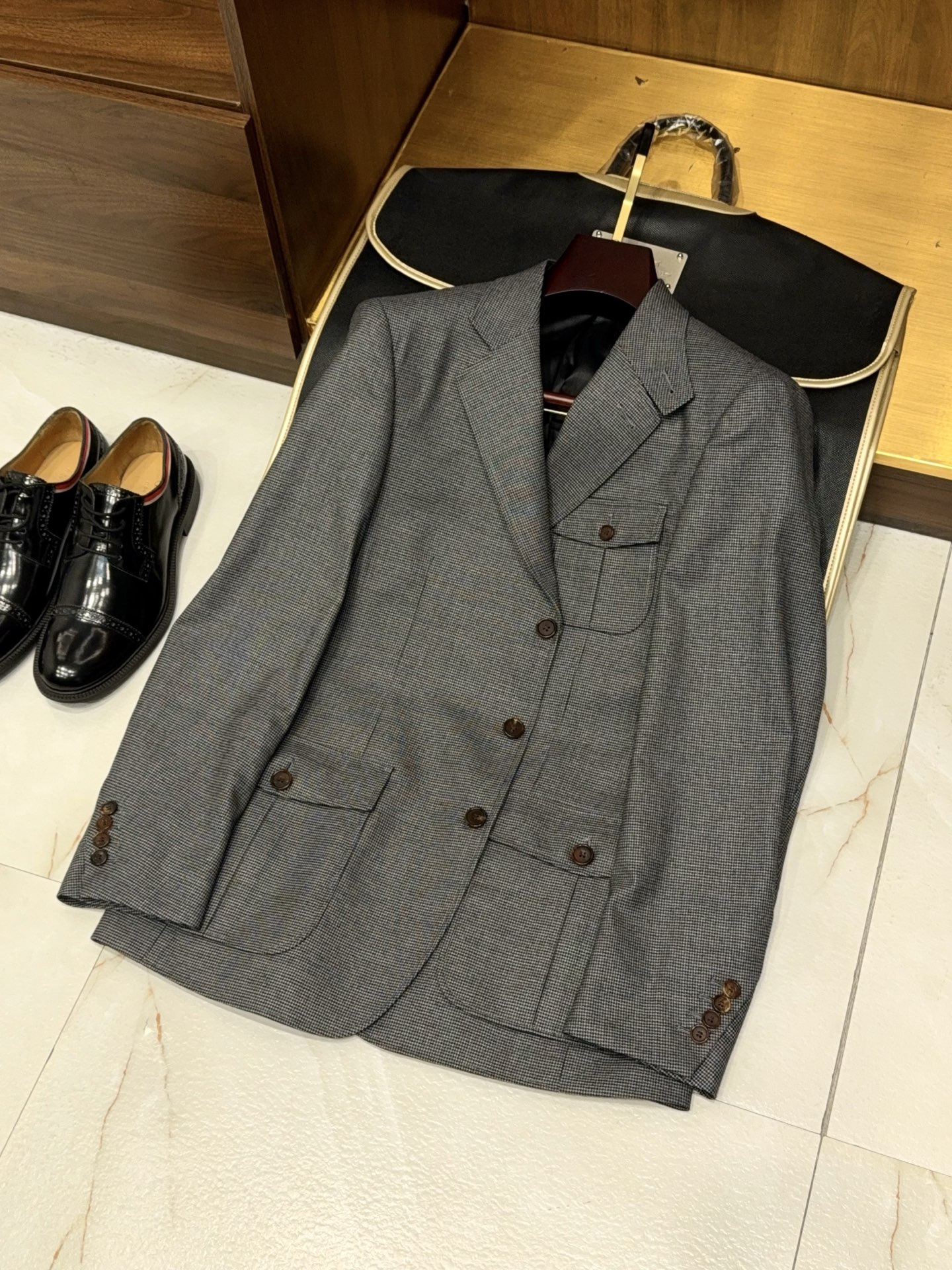 NO:779749,[The King of Easy, Bright and Versatile Hunting Suit is here!  Imported wool-dyed houndstooth jacquard fabric commuting hunting suit] This hunting suit is indeed very attractive. The imported wool-dyed houndstooth jacquard fabric gives it an elegant and unique texture, and the commuting design makes it very suitable for daily wear. Whether paired with casual pants or formal pants, it can show a fashionable and capable image.  Hunting clothing originally originated as hunting attire, but over time, it has evolved into a fashionable item. Its styles are changeable and can adapt to different ages and figures, giving people a bold, chic and neat feeling. At the same time, the design of hunting clothing is also very practical. The multi-pocket design can meet your needs for carrying various items, and the waist design can highlight your body lines.  In short, this commuter hunting suit made of imported wool-dyed houndstooth jacquard fabric is undoubtedly an excellent fashion item. Whether you are at work or in leisure situations, it can add a unique charm to you. M-3XL, men's clothing,19860909【轻松明快百搭之王猎装来了哦！进口羊毛色织千鸟格提花面料通勤猎装单西】这款猎装单西确实非常吸引人.进口羊毛色织千鸟格提花面料赋予了它优雅且独特的质感,而通勤的设计则使其非常适合日常穿着.无论是搭配休闲裤还是正装裤,都能展现出时尚而干练的形象. 猎装原本起源于打猎时的装束,但随着时间的推移,它已经演变成了一种时尚的单品.它的款式多变,可以适应不同的年龄和身材,给人一种豪放、潇洒、利落的感觉.同时,猎装的设计也非常实用,多口袋的设计可以满足你携带各种物品的需求,而收腰的设计则能够凸显出你的身材线条. 总之,这款进口羊毛色织千鸟格提花面料的通勤猎装单西无疑是一款非常出色的时尚单品.无论你是在工作中还是在休闲场合,它都能够为你增添一份独特的魅力.M-3XL,男装,,Women's clothing