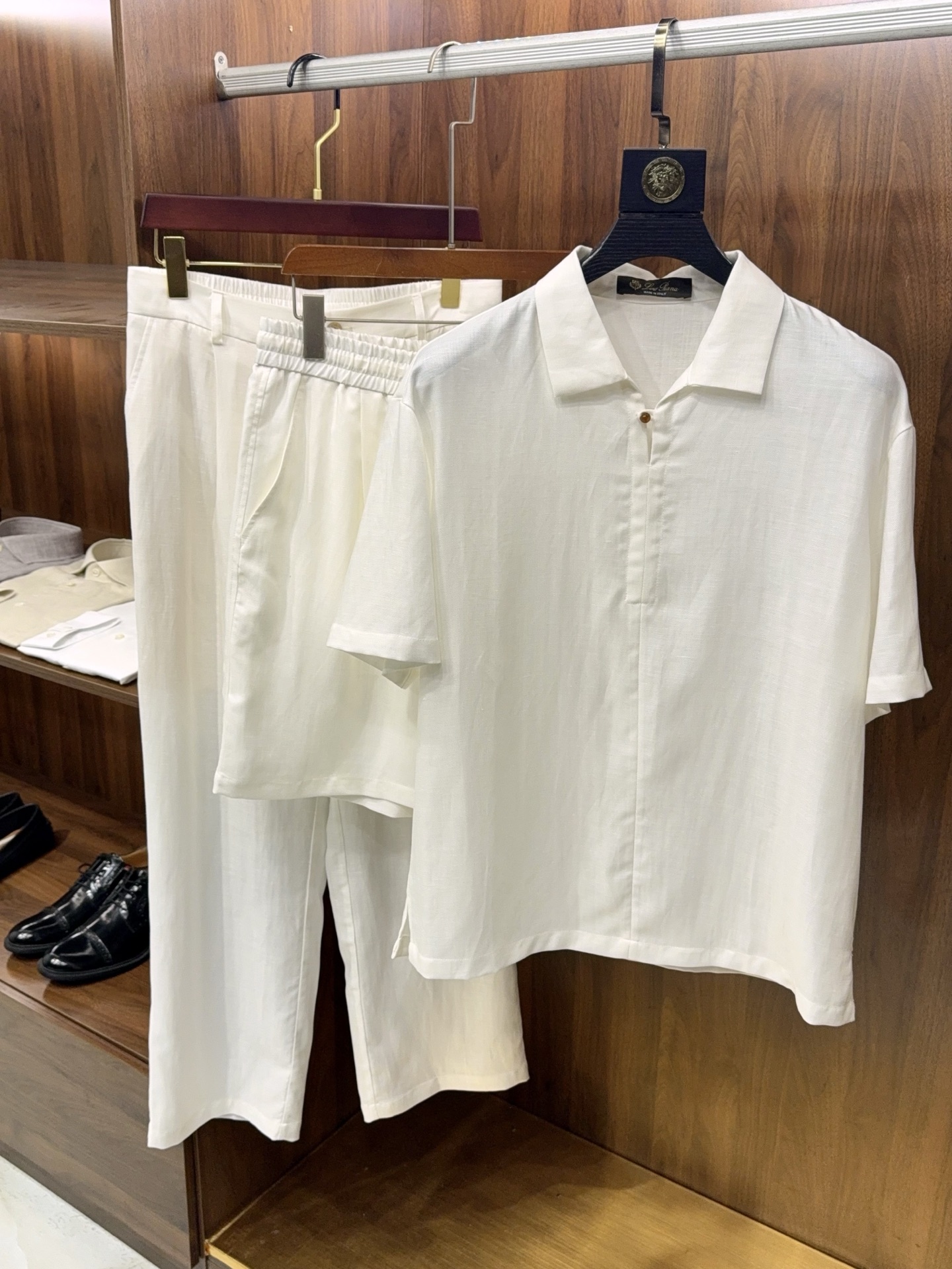 NO:773686,Tops, trousers and shorts, any combination looks good!  Can be worn with shorts or trousers.] Men's linen lyocell three-piece set is versatile and not picky. It can be freely matched and disassembled at will. It can be used alone. If you want to save worry and look outstanding in spring and summer men's clothing, this three-piece set can be purchased directly with your eyes closed. It includes a top, a pair of shorts, and a pair of trousers. It can be purchased separately. Mix and match at will and it will look good. It can easily be used in all daily dressing scenes.  The fabric is the core highlight of this set. It is a blended material of linen + lyocell fiber, which combines the advantages of both fabrics. Lyocell brings a soft and skin-friendly touch, silky and does not stick to the body, while linen gives the fabric super breathability, moisture wicking and no sweating. It is refreshing and burdenless to wear in spring and summer. It will not stick to the body even when sitting or traveling for a long time, and the comfort is directly maximized.  The pattern is designed to be slightly wide, not particular about body shape or body shape, and is extremely tolerant to the body shape. The upper body is neat and slim, and will not be tight and restrictive. It can create a casual and relaxed feeling without losing a elegant and stylish temperament.  The dressing idea is super simple. For daily casual wear, choose a top with shorts. It is refreshing and neat. It is suitable for shopping and vacation, giving you a youthful look. If you want to be more decent for commuting and daily travel, choose a top with trousers. The slightly wide version modifies the leg shape, is simple and textured, and can easily switch styles. A set unlocks a variety of dressing formulas, so you don’t have to worry about matching. It looks good when worn alone or in combination. It is full of practicality. It is a versatile style that is a must-have for spring and summer wardrobes. You can watch it with your eyes closed. M-3XL  Next day shipping,,shorts,19860909上衣,长裤P短裤 怎么搭配都好看！可搭短裤或长裤.】 男士亚麻莱赛尔三件套 百搭不挑人. 搭配自由,随意拆码.单拿配套都可以..春夏男装穿搭想要省心又出彩,这套三件套直接闭眼入,包含一件上衣、一条短裤、一条长裤,支持分开购买,随意混搭都好看,轻松搞定日常所有穿搭场景. 面料是这套的核心亮点,甄选亚麻+莱赛尔纤维混纺材质,兼具两种面料的优势.莱赛尔带来柔软亲肤的触感,丝滑不扎身,亚麻则赋予面料超强的透气性能,吸湿排汗不闷汗,春夏穿清爽无负担,久坐、出行都不会粘身,舒适度直接拉满. 版型做了微阔设计,不挑身材不挑体型,对身材包容性极强,上身利落显瘦,不会紧绷束缚,既能打造随性松弛感,又不失利落有型的气质. 穿搭思路超简单,日常休闲选上衣搭短裤,清爽利落,出门逛街、度假都适配,尽显少年感；想要通勤、日常出行更得体,就选上衣搭配长裤,微阔版型修饰腿型,简约又显质感,轻松切换风格. 一套解锁多种穿搭公式,不用费心搭配,单穿、组合穿都耐看,实用性拉满,春夏衣橱必备的百搭款,闭眼入不踩雷.M-3XL 隔天出货,,shorts,,Men's clothing