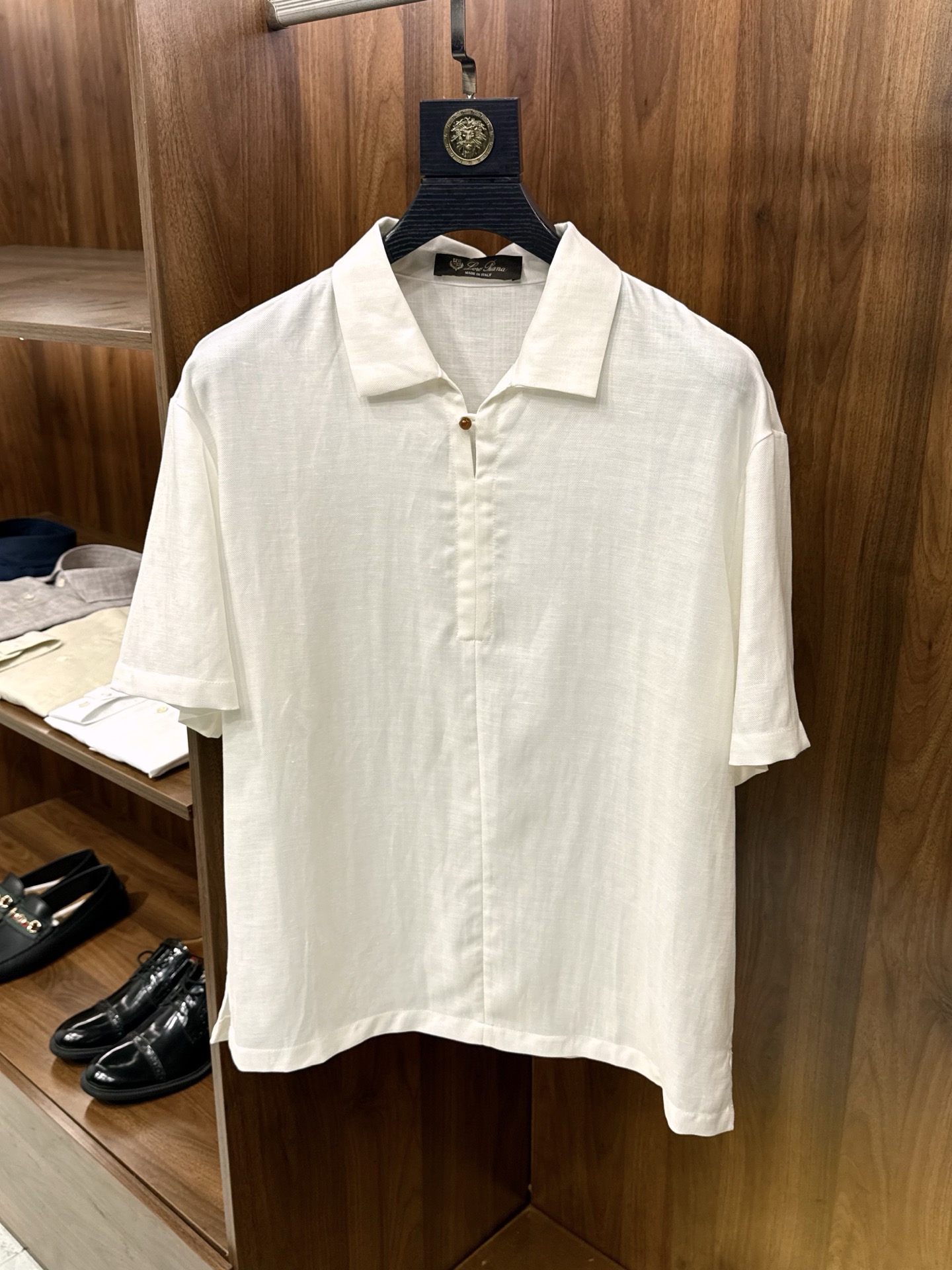 NO:782773,【It looks good no matter how you match it!  Can be worn with shorts or trousers.] Men's linen lyocell three-piece set is versatile and does not pick anyone. You can match it freely and disassemble it at will. You can get it alone as a matching set. Top, trousers, shorts. If you want to save worry and look outstanding in spring and summer men's clothing, this three-piece set can be purchased directly with your eyes closed. It includes a top, a pair of shorts, and a pair of trousers. You can buy them separately, and they will look good in any mix and match. It can easily be used in all daily dressing scenes.  The fabric is the core highlight of this set. It is a blended material of linen + lyocell fiber, which combines the advantages of both fabrics. Lyocell brings a soft and skin-friendly touch, silky and does not stick to the body, while linen gives the fabric super breathability, moisture wicking and no sweating. It is refreshing and burdenless to wear in spring and summer. It will not stick to the body even when sitting or traveling for a long time, and the comfort is directly maximized.  The pattern is designed to be slightly wide, not particular about body shape or body shape, and is extremely tolerant to the body shape. The upper body is neat and slim, and will not be tight and restrictive. It can create a casual and relaxed feeling without losing a elegant and stylish temperament.  The dressing idea is super simple. For daily casual wear, choose a top with shorts. It is refreshing and neat. It is suitable for shopping and vacation, giving you a youthful look. If you want to be more decent for commuting and daily travel, choose a top with trousers. The slightly wide version modifies the leg shape, is simple and textured, and can easily switch styles. A set unlocks a variety of dressing formulas, so you don’t have to worry about matching. It looks good when worn alone or in combination. It is full of practicality. It is a versatile style that is a must-have for spring and summer wardrobes. You can watch it with your eyes closed. M-3XL  Next day shipping, men's clothing, shorts,19860909【怎么搭配都好看！可搭短裤或长裤.】 男士亚麻莱赛尔三件套 百搭不挑人. 搭配自由,随意拆码.单拿配套都可以. 上衣,长裤p,短裤.春夏男装穿搭想要省心又出彩,这套三件套直接闭眼入,包含一件上衣、一条短裤、一条长裤,支持分开购买,随意混搭都好看,轻松搞定日常所有穿搭场景. 面料是这套的核心亮点,甄选亚麻+莱赛尔纤维混纺材质,兼具两种面料的优势.莱赛尔带来柔软亲肤的触感,丝滑不扎身,亚麻则赋予面料超强的透气性能,吸湿排汗不闷汗,春夏穿清爽无负担,久坐、出行都不会粘身,舒适度直接拉满. 版型做了微阔设计,不挑身材不挑体型,对身材包容性极强,上身利落显瘦,不会紧绷束缚,既能打造随性松弛感,又不失利落有型的气质. 穿搭思路超简单,日常休闲选上衣搭短裤,清爽利落,出门逛街、度假都适配,尽显少年感；想要通勤、日常出行更得体,就选上衣搭配长裤,微阔版型修饰腿型,简约又显质感,轻松切换风格. 一套解锁多种穿搭公式,不用费心搭配,单穿、组合穿都耐看,实用性拉满,春夏衣橱必备的百搭款,闭眼入不踩雷.M-3XL 隔天出货,男装,shorts,,Women's clothing