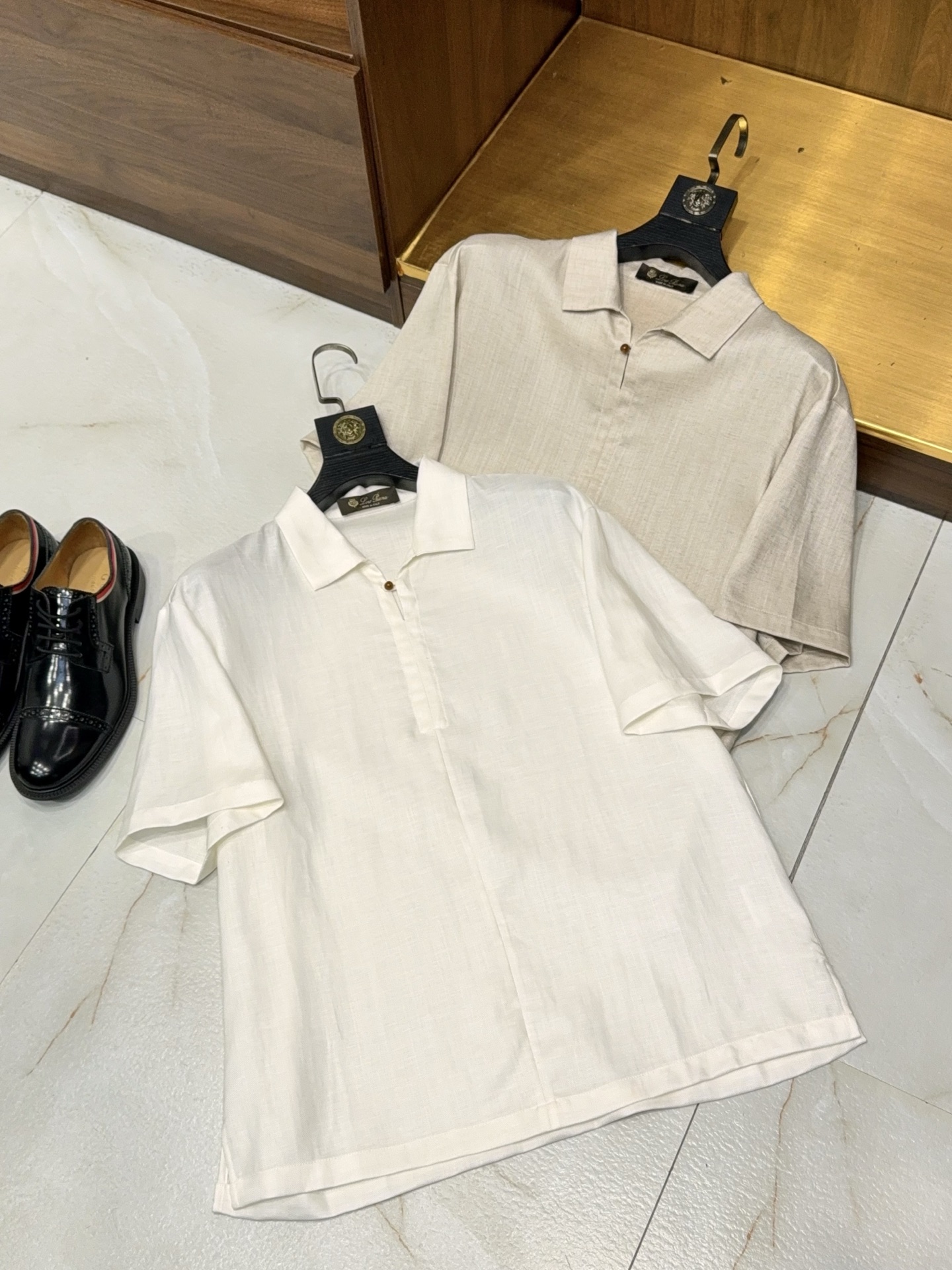 NO:773684,If you want to wear spring and summer men's clothing with ease and style, this three-piece set can be purchased directly with your eyes closed. It includes a top, a pair of shorts, and a pair of trousers. They can be purchased separately. They can be mixed and matched at will and look good. It can easily be used in all daily dressing scenes.  The fabric is the core highlight of this set. It is a blended material of linen + lyocell fiber, which combines the advantages of both fabrics. Lyocell brings a soft and skin-friendly touch, silky and does not stick to the body, while linen gives the fabric super breathability, moisture wicking and no sweating. It is refreshing and burdenless to wear in spring and summer. It will not stick to the body even when sitting or traveling for a long time, and the comfort is directly maximized.  The pattern is designed to be slightly wide, not particular about body shape or body shape, and is extremely tolerant to the body shape. The upper body is neat and slim, and will not be tight and restrictive. It can create a casual and relaxed feeling without losing a elegant and stylish temperament.  The dressing idea is super simple. For daily casual wear, choose a top with shorts. It is refreshing and neat. It is suitable for shopping and vacation, giving you a youthful look. If you want to be more decent for commuting and daily travel, choose a top with trousers. The slightly wide version modifies the leg shape, is simple and textured, and can easily switch styles. A set unlocks a variety of dressing formulas, so you don’t have to worry about matching. It looks good when worn alone or in combination. It is full of practicality. It is a versatile style that is a must-have for spring and summer wardrobes. You can watch it with your eyes closed. M-3XL  Next day shipping,,shorts,19860909春夏男装穿搭想要省心又出彩,这套三件套直接闭眼入,包含一件上衣、一条短裤、一条长裤,支持分开购买,随意混搭都好看,轻松搞定日常所有穿搭场景. 面料是这套的核心亮点,甄选亚麻+莱赛尔纤维混纺材质,兼具两种面料的优势.莱赛尔带来柔软亲肤的触感,丝滑不扎身,亚麻则赋予面料超强的透气性能,吸湿排汗不闷汗,春夏穿清爽无负担,久坐、出行都不会粘身,舒适度直接拉满. 版型做了微阔设计,不挑身材不挑体型,对身材包容性极强,上身利落显瘦,不会紧绷束缚,既能打造随性松弛感,又不失利落有型的气质. 穿搭思路超简单,日常休闲选上衣搭短裤,清爽利落,出门逛街、度假都适配,尽显少年感；想要通勤、日常出行更得体,就选上衣搭配长裤,微阔版型修饰腿型,简约又显质感,轻松切换风格. 一套解锁多种穿搭公式,不用费心搭配,单穿、组合穿都耐看,实用性拉满,春夏衣橱必备的百搭款,闭眼入不踩雷.M-3XL 隔天出货,,shorts,,Men's clothing