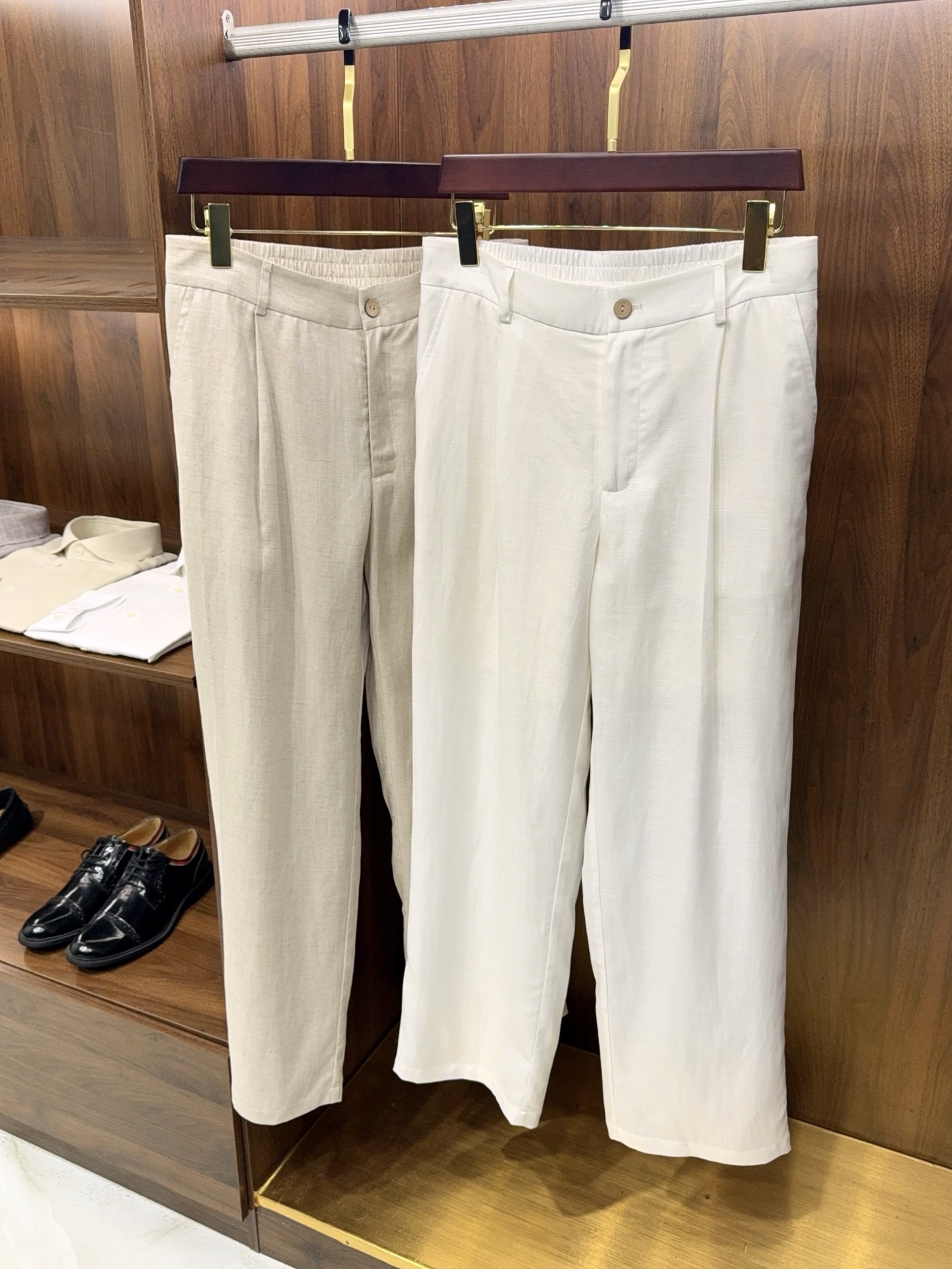 NO:782785,【Cutting-edge fashion trend micro-wide series of trousers!  Micro wide version design, linen lyocell fiber fabric, cool, breathable, comfortable and soft] [Looks good no matter how you match it!  Can be worn with shorts or trousers.] Men's linen lyocell three-piece set is versatile and easy to match. It can be freely matched and disassembled at will. You can get it alone as a matching set. If you want to wear trousers in spring and summer men's clothing without worry and look stunning, this three-piece set can be purchased directly with your eyes closed. It includes a top, a pair of shorts, and a pair of trousers. It can be purchased separately and looks good in any mix and match. It can easily be used in all daily dressing scenes.  The fabric is the core highlight of this set. It is a blended material of linen + lyocell fiber, which combines the advantages of both fabrics. Lyocell brings a soft and skin-friendly touch, silky and does not stick to the body, while linen gives the fabric super breathability, moisture wicking and no sweating. It is refreshing and burdenless to wear in spring and summer. It will not stick to the body even when sitting or traveling for a long time, and the comfort is directly maximized.  The pattern is designed to be slightly wide, not particular about body shape or body shape, and is extremely tolerant to the body shape. The upper body is neat and slim, and will not be tight and restrictive. It can create a casual and relaxed feeling without losing a elegant and stylish temperament.  The dressing idea is super simple. For daily casual wear, choose a top with shorts. It is refreshing and neat. It is suitable for shopping and vacation, giving you a youthful look. If you want to be more decent for commuting and daily travel, choose a top with trousers. The slightly wide version modifies the leg shape, is simple and textured, and can easily switch styles. A set unlocks a variety of dressing formulas, so you don’t have to worry about matching. It looks good when worn alone or in combination. It is full of practicality. It is a versatile style that is a must-have for spring and summer wardrobes. You can watch it with your eyes closed. M-3XL  Next day shipping, men's clothing, shorts,19860909【前沿流行趋势微阔系列长裤！微阔版型设计含亚麻莱赛尔纤维面料清凉透气舒适柔软】【怎么搭配都好看！可搭短裤或长裤.】 男士亚麻莱赛尔三件套 百搭不挑人. 搭配自由,随意拆码.单拿配套都可以. 长裤春夏男装穿搭想要省心又出彩,这套三件套直接闭眼入,包含一件上衣、一条短裤、一条长裤,支持分开购买,随意混搭都好看,轻松搞定日常所有穿搭场景. 面料是这套的核心亮点,甄选亚麻+莱赛尔纤维混纺材质,兼具两种面料的优势.莱赛尔带来柔软亲肤的触感,丝滑不扎身,亚麻则赋予面料超强的透气性能,吸湿排汗不闷汗,春夏穿清爽无负担,久坐、出行都不会粘身,舒适度直接拉满. 版型做了微阔设计,不挑身材不挑体型,对身材包容性极强,上身利落显瘦,不会紧绷束缚,既能打造随性松弛感,又不失利落有型的气质. 穿搭思路超简单,日常休闲选上衣搭短裤,清爽利落,出门逛街、度假都适配,尽显少年感；想要通勤、日常出行更得体,就选上衣搭配长裤,微阔版型修饰腿型,简约又显质感,轻松切换风格. 一套解锁多种穿搭公式,不用费心搭配,单穿、组合穿都耐看,实用性拉满,春夏衣橱必备的百搭款,闭眼入不踩雷.M-3XL 隔天出货,男装,shorts,,Women's clothing