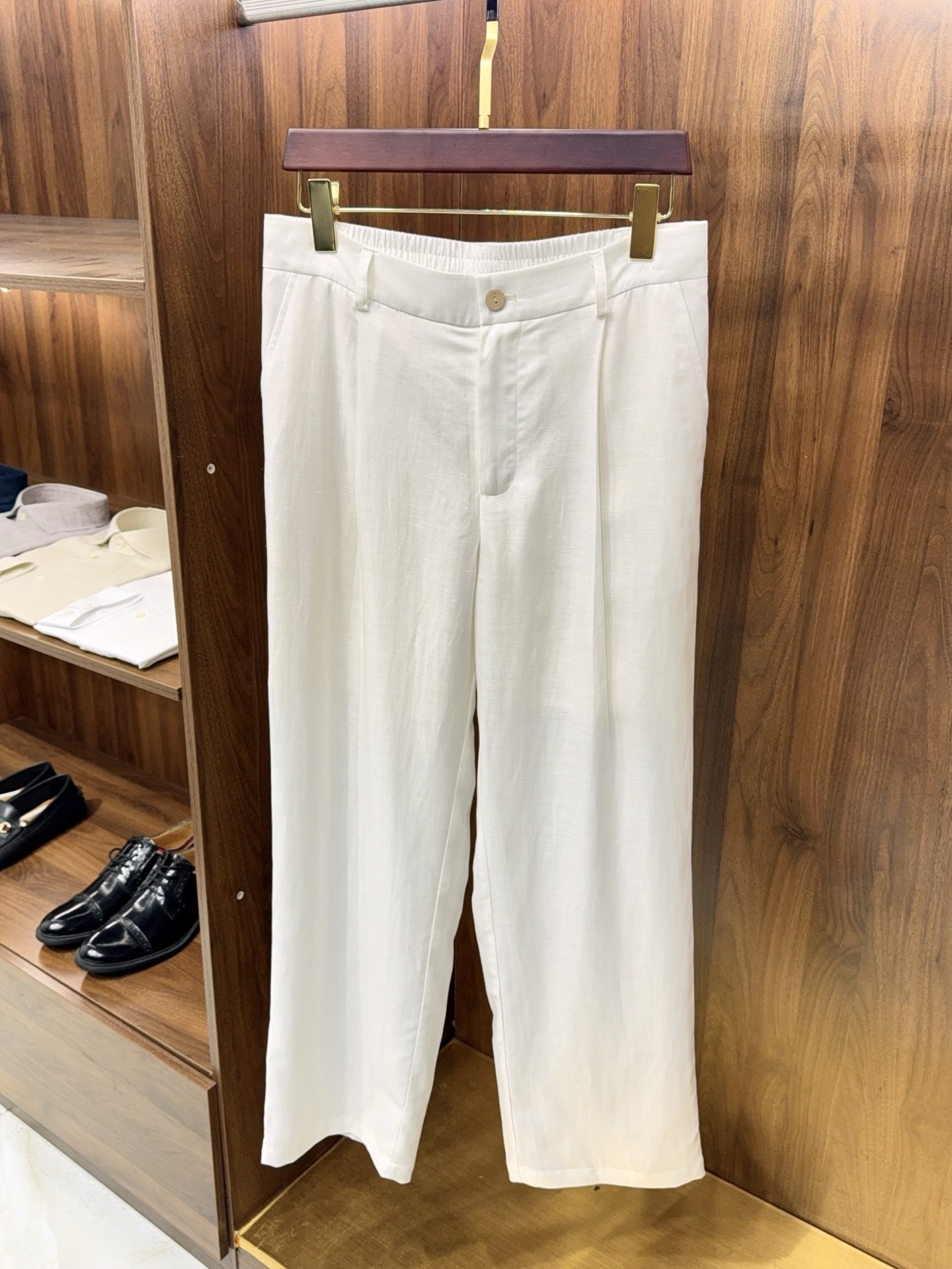 NO:782793,[Trousers - Photos of the actual product] [Front-edge fashion trend micro wide series trousers!  Micro wide version design, linen lyocell fiber fabric, cool, breathable, comfortable and soft] [Looks good no matter how you match it!  Can be worn with shorts or trousers.] Men's linen lyocell three-piece set is versatile and easy to match. It can be freely matched and disassembled at will. You can get it alone as a matching set. If you want to wear trousers in spring and summer men's clothing without worry and look stunning, this three-piece set can be purchased directly with your eyes closed. It includes a top, a pair of shorts, and a pair of trousers. It can be purchased separately and looks good in any mix and match. It can easily be used in all daily dressing scenes.  The fabric is the core highlight of this set. It is a blended material of linen + lyocell fiber, which combines the advantages of both fabrics. Lyocell brings a soft and skin-friendly touch, silky and does not stick to the body, while linen gives the fabric super breathability, moisture wicking and no sweating. It is refreshing and burdenless to wear in spring and summer. It will not stick to the body even when sitting or traveling for a long time, and the comfort is directly maximized.  The pattern is designed to be slightly wide, not particular about body shape or body shape, and is extremely tolerant to the body shape. The upper body is neat and slim, and will not be tight and restrictive. It can create a casual and relaxed feeling without losing a elegant and stylish temperament.  The dressing idea is super simple. For daily casual wear, choose a top with shorts. It is refreshing and neat. It is suitable for shopping and vacation, giving you a youthful look. If you want to be more decent for commuting and daily travel, choose a top with trousers. The slightly wide version modifies the leg shape, is simple and textured, and can easily switch styles. A set unlocks a variety of dressing formulas, so you don’t have to worry about matching. It looks good when worn alone or in combination. It is full of practicality. It is a versatile style that is a must-have for spring and summer wardrobes. You can watch it with your eyes closed. M-3XL  Next day shipping, men's clothing, shorts,19860909【长裤——实物挂拍图】【前沿流行趋势微阔系列长裤！微阔版型设计含亚麻莱赛尔纤维面料清凉透气舒适柔软】【怎么搭配都好看！可搭短裤或长裤.】 男士亚麻莱赛尔三件套 百搭不挑人. 搭配自由,随意拆码.单拿配套都可以. 长裤春夏男装穿搭想要省心又出彩,这套三件套直接闭眼入,包含一件上衣、一条短裤、一条长裤,支持分开购买,随意混搭都好看,轻松搞定日常所有穿搭场景. 面料是这套的核心亮点,甄选亚麻+莱赛尔纤维混纺材质,兼具两种面料的优势.莱赛尔带来柔软亲肤的触感,丝滑不扎身,亚麻则赋予面料超强的透气性能,吸湿排汗不闷汗,春夏穿清爽无负担,久坐、出行都不会粘身,舒适度直接拉满. 版型做了微阔设计,不挑身材不挑体型,对身材包容性极强,上身利落显瘦,不会紧绷束缚,既能打造随性松弛感,又不失利落有型的气质. 穿搭思路超简单,日常休闲选上衣搭短裤,清爽利落,出门逛街、度假都适配,尽显少年感；想要通勤、日常出行更得体,就选上衣搭配长裤,微阔版型修饰腿型,简约又显质感,轻松切换风格. 一套解锁多种穿搭公式,不用费心搭配,单穿、组合穿都耐看,实用性拉满,春夏衣橱必备的百搭款,闭眼入不踩雷.M-3XL 隔天出货,男装,shorts,,Women's clothing
