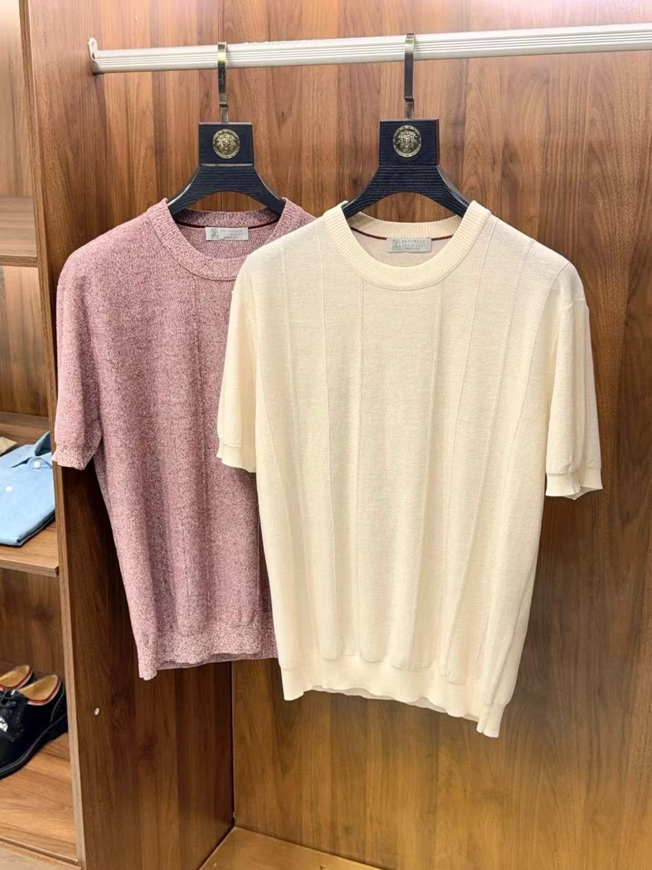 NO:782730,【Light, dry, comfortable and fashionable!  The casual commuting model contains 6.4 linen fiber, a must-have item for summer. Knitted round neck short-sleeved T-shirt] Unlock the light oxygen feeling in summer!  This knitted T-shirt brings a “cooling filter” for commuting and leisure. Tired of sticky and stuffy summer outfits?  This knitted round-neck short-sleeved T-shirt contains 6.4% natural linen fiber. It uses a golden ratio to create a 'breathing' fabric that perfectly blends lightness, dryness and fashion, making it a C-level item in your summer wardrobe!  The breathable black technology fabric is made of selected 6.4 linen fiber interwoven with high-quality knitted yarn. It not only has the natural breathability, moisture absorption and quick-drying characteristics of linen, but also retains the softness and skin-friendly properties of knitted fabrics. The upper body will instantly feel no longer sticky, and the skin can be kept dry even when walking under the scorching sun. The fine texture has a drapey texture and is not easily deformed after long-term wear. It can easily cope with multiple scenarios such as commuting, dating, leisure, etc. The simple design hides ingenuity.  The classic round neck tailoring modifies the neck line, and the neat cuffs and straight version hide the body and make the body look slimmer. It can also look neat if you are slightly fat. The low-saturation Morandi color system, with round neck and cuff details, is simple but not simple. It can be easily paired with jeans, suit pants or shorts to create a commuter elite style, lazy casual style, and unlock N kinds of summer looks with one outfit. Quality is seen in the details.  Double-needle threading reinforces the collar and cuffs, which will not deform after long-term wear; environmentally friendly reactive printing and dyeing, will not fade after multiple washings; combed and woven to give a delicate touch, and the skin is as gentle as a cloud. From fabrics to craftsmanship, everything is designed for comfort and quality. This summer, use a knitted T-shirt that can 'cool down' to embrace a light and comfortable attitude towards life!  Whether you are commuting in a hurry or strolling on the weekend, let it become your fashionable weapon to fight the high temperature, easily interpreting high-end summer wear. (Apricot red birch) M-3XL arrives next day, men's clothing, shorts, jeans, T-shirt, tees, t-shirt, business suit, gold,19860909【轻盈干爽舒适时尚！休闲通勤款含6.4亚麻纤维夏日必备单品针织圆领短袖T恤】解锁夏日轻氧感！这款针织T恤让通勤休闲都自带“清凉滤镜”. 厌倦了黏腻闷热的夏日穿搭？这款含6.4天然亚麻纤维的针织圆领短袖T恤,以黄金配比打造“会呼吸”的面料,让轻盈、干爽与时尚完美融合,成为你夏日衣橱的C位单品！ 会呼吸的黑科技面料 精选6.4亚麻纤维与优质针织纱线交织,既有亚麻天然透气、吸湿快干的特性,又保留针织面料的柔软亲肤,上身瞬间告别黏腻感,即使在烈日下暴走也能保持肌肤干爽.细密纹理兼具垂坠质感,久穿不易变形,轻松应对通勤、约会、休闲等多重场景. 简约设计暗藏巧思 经典圆领剪裁修饰颈部线条,利落袖口与直筒版型藏肉显瘦,微胖身材也能穿出利落感.低饱和度莫兰迪色系、搭配圆领领口、袖口细节,简约不简单,轻松搭配牛仔裤、西装裤或短裤,打造通勤精英风、慵懒休闲风,一衣解锁N种夏日造型. 细节之处见品质 双针走线加固领口袖口,久穿不变形；环保活性印染,多次洗涤不褪色；精梳织就细腻触感,贴肤如云朵般温柔.从面料到工艺,每一处都为舒适与品质而生. 这个夏天,用一件会“降温”的针织T恤,拥抱轻盈自在的生活态度！无论是匆忙通勤还是周末漫步,让它成为你对抗高温的时尚武器,轻松诠释高级感夏日穿搭.（杏色 红桦色）M-3XL 隔天到货,男装,shorts,jeans,T-shirt,tees，t-shirt,business suit,gold,,Women's clothing