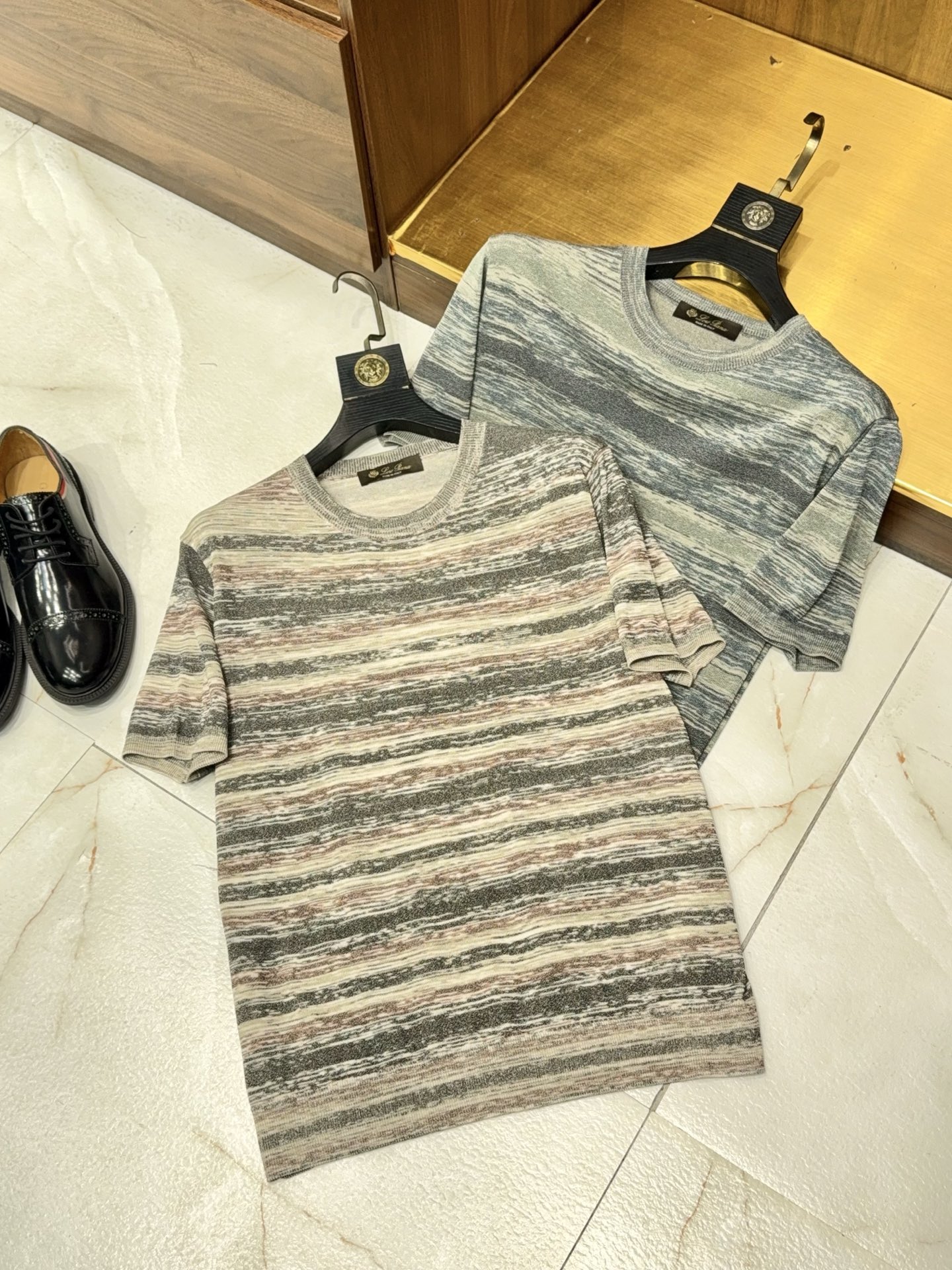 NO:845072,【dyed blended yarn!  Unique texture with distinct layers, including linen, cotton, and lyocell fiber round neck knitted short-sleeved T-shirt] Full of texture!  Linen and cotton lyocell round neck knitted short-sleeved shirt. For men who want to have both comfort and texture in summer wear, this round neck knitted short-sleeved T-shirt is definitely a must-have with your eyes closed. It is low-key, high-end and practical.  It is made of selected yarn-dyed blended yarns, which is different from ordinary printed fabrics. The yarn is dyed first and then woven. The color is uniform and durable, and it is not easy to fade or show signs of wear after being worn for a long time. The fabric has a unique and clear texture, with distinct layers and full three-dimensionality. The delicate texture can be touched, and the upper body will immediately enhance the style of the outfit and get rid of the monotony of basic styles.  The fabric is blended into three high-quality fibers: linen, cotton, and lyocell, which combines all the advantages of the three. The softness of cotton, the breathability and refreshingness of linen, and the smooth drape of lyocell are perfectly integrated. It has a moisture-absorbing and sweat-wicking effect. In summer, the upper body will not be sweaty or sticky, keeping you dry and comfortable at all times. The fabric is soft and sinewy, stiff and not easy to deform, and also has slight elasticity, making it non-restrictive when worn, making daily activities free and easy.  The classic round neck style, neatly routed neckline, durable and not easy to loosen, fits the neck without being tight. The neat tailoring is neither flattering nor flattering, and can modify the body shape without being too loose and bloated.  Whether it is worn alone with casual pants or jeans to create a simple daily style, or worn under a jacket, it is suitable for light business, travel, dating and other scenarios. It is easy to control. It is versatile and has both texture and comfort. It is an indispensable and versatile item for men's summer wardrobe. M-3XL, jeans, jackets & coats, T-shirts, tees, t-shirts,19860909【色织混纺纱线！独特纹理层次分明效果含亚麻、棉、莱赛尔纤维圆领针织短袖T恤】 质感拉满！亚麻棉莱赛尔圆领针织短袖. 男士夏季穿搭想要舒适与质感兼得,这件圆领针织短袖T恤,绝对是闭眼入的刚需款,低调高级又实穿. 甄选色织混纺纱线打造,区别于普通印花面料,先染纱再织布,色泽均匀耐看,久穿不易褪色、不易显旧.面料自带独特清晰肌理,层次分明立体感十足,摸得到的细腻质感,上身立马提升穿搭格调,摆脱基础款的单调乏味. 面料融入亚麻、棉、莱赛尔三种优质纤维,集齐三者所有优势.棉的软糯亲肤、亚麻的透气清爽、莱赛尔的顺滑垂坠完美融合,吸湿排汗效果拉满,夏天上身不闷汗、不粘身,时刻保持干爽舒适.面料软糯有筋骨,挺括不易变形,还自带轻微弹力,穿着无束缚感,日常活动自在轻松. 经典圆领版型,领口走线工整,耐穿不易松垮,贴合颈部不勒身.利落的剪裁,不挑身材不挑人,既能修饰身形,又不会过于宽松显臃肿. 不管是单穿搭配休闲裤、牛仔裤,打造简约日常风,还是内搭在外套里,适配轻商务、出行、约会等多种场景,都轻松驾驭.百搭不挑风格,质感与舒适度双在线,是夏季男士衣橱不可或缺的百搭单品.M-3XL,,jeans,jackets & coats,T-shirt,tees，t-shirt,,Men's clothing
