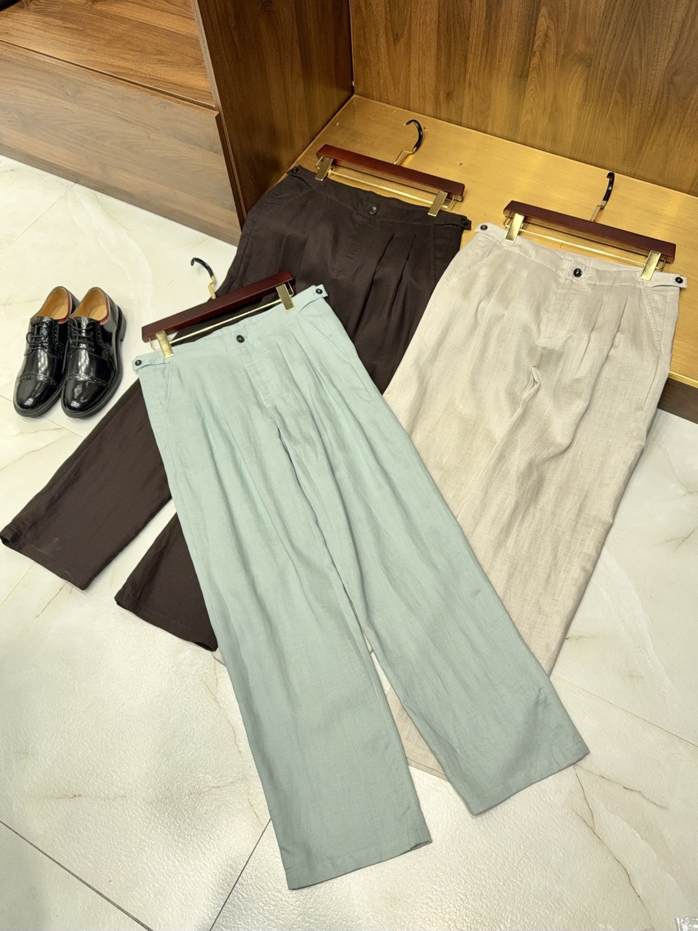 NO:782691,【Select EZ linen lyocell fiber series!  Crisp, stylish and slightly wide-fitting Naples casual trousers with an adjustable waistband] EZ linen lyocell casual trousers, Italian-style relaxed and relaxed trousers. For men who want to wear comfortable and high-end clothes in spring and summer, these EZ linen lyocell casual trousers can be used with eyes closed without stepping on thunder, and can be easily used for commuting and daily life.  Select high-quality linen and lyocell fiber blended fabrics, which have the dual advantages of both materials. Linen has a natural breathable texture, fast moisture absorption and heat dissipation, and is refreshing and not sweaty when worn in spring and summer. The addition of lyocell fiber makes the fabric drape more smoothly, saying goodbye to the wrinkle-prone worry of pure linen. It feels soft and skin-friendly, and the upper body is light and unburdened. It can maintain a neat silhouette even after long-term wear. It is durable and easy to care for.  The pattern creates a slightly wide cut, which does not pick on the figure or leg shape. It is loose and not draggy. It can not only modify the leg lines and cover the fat on the legs, but also can be worn casually and loosely. The upper body is upright and energetic, and the body proportions can be easily optimized, and there is no sense of restraint in daily activities.  The waistband adopts the classic adjustable Naples design, which is full of details. It can accurately fit the waistline and make it more comfortable to wear. It also has an Italian retro style and enhances the overall texture of the outfit. The high-waisted version design quietly raises the waistline, making it easy to wear with long legs.  There is no superfluous and complicated design, relying on the fabric texture and exquisite silhouette to win. It is suitable for matching with shirts, T-shirts and casual shoes. It is simple and capable for daily commuting, and casual and high-end for casual outings. It is a versatile and practical treasure item in men's wardrobe. 48-56 will be available next day, men's clothing, shirts, tees, t-shirts,19860909【甄选EZ家亚麻莱赛尔纤维系列！挺括有型微阔版型可调节那不勒斯腰头休闲长裤】EZ家亚麻莱赛尔休闲长裤,意式松弛感拉满. 男士春夏穿搭想要舒适又高级,这款EZ家亚麻莱赛尔休闲长裤,闭眼入不踩雷,轻松拿捏通勤、日常多种场合. 甄选高品质亚麻与莱赛尔纤维混纺面料,兼具两种材质的双重优势.亚麻自带天然透气肌理,吸湿散热快,春夏穿着清爽不闷汗；莱赛尔纤维加持,让面料更顺滑垂坠,告别纯亚麻易皱的烦恼,手感柔软亲肤,上身轻盈无负担,久穿也能保持利落版型,耐穿又好打理. 版型打造微阔剪裁,不挑身材不挑腿型,宽松有度不拖沓,既能修饰腿部线条,遮住腿部赘肉,又能穿出随性松弛感,上身挺拔显精神,轻松优化身材比例,日常活动毫无束缚感. 腰头采用经典可调节那不勒斯设计,细节感拉满,既能精准贴合腰围,穿着更自在,又自带意式复古格调,提升整体穿搭质感.高腰版型设计,悄悄拉高腰线,轻松穿出大长腿既视感. 没有多余繁杂设计,靠面料质感与精致版型取胜,搭配衬衫、T恤、休闲鞋都适配,日常通勤简约干练,休闲出街随性高级,是男士衣橱里百搭实穿的宝藏单品.48-56隔天到货,男装,shirts,tees，t-shirt,,Women's clothing
