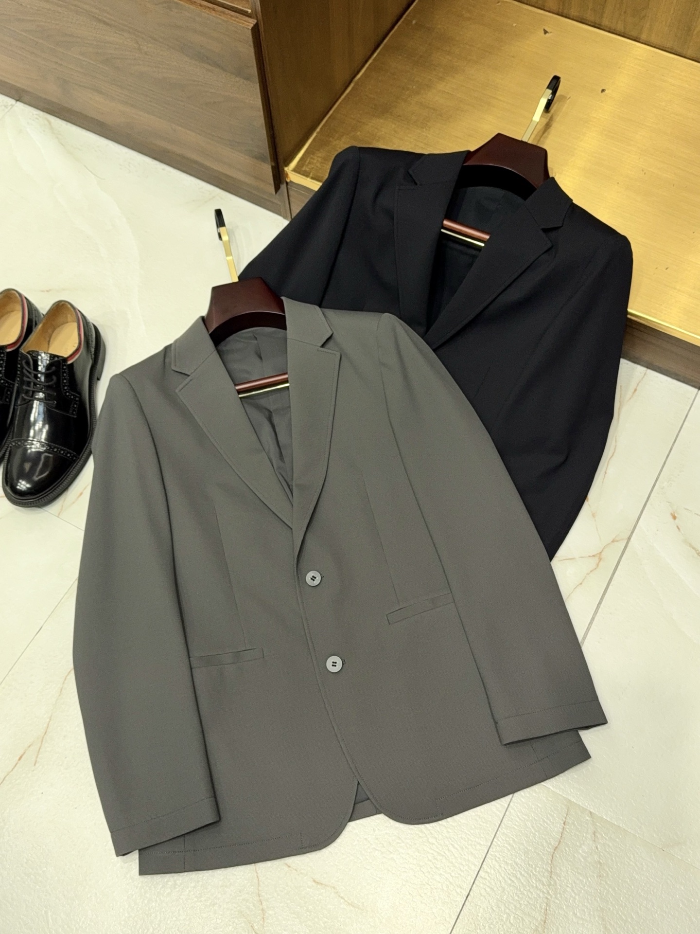 NO:782699,【The casual elastic singlet is here!  Made of high-quality imported micro-elastic fabric to wear without restraint, simple flat lapel design, two-button casual single suit] Casual elastic single suit, comfortable and stylish, versatile and not picky. If you want to balance dignity and comfort, this casual elastic single suit is definitely a must-have item in men's wardrobe, easy to match daily wear and light business occasions.  The fabric is made of high-quality imported micro-elastic material, with a soft and delicate touch and just the right amount of elasticity, saying goodbye to the tight and restrictive feeling of traditional suits. There is no pressure in raising hands, walking or sitting for a long time in daily life. The upper body is skin-friendly and breathable, making it comfortable to wear in all seasons. The fabric is crisp and not easy to wrinkle, making daily care very worry-free, eliminating the trouble of frequent ironing.  The design is simple and elegant, using a classic flat lapel style, and neat lines modify the neck line, showing a capable temperament. It does not matter the face shape or body shape, and can easily be worn to create a straight figure. The single-row two-button design is simple and not exaggerated. It not only retains the formal feeling of the suit, but also adds a bit of casualness, making daily wear not boring.  The overall style is versatile and practical. Wear it with a shirt for commuting to and from work, showing your calm and capable attitude in the workplace. Wear it with a T-shirt and casual pants for weekend trips, which is lazy and casual yet stylish. Wear it for dates and parties, it is simple and high-end without losing taste. Regardless of age or occasion, one piece can easily be used in a variety of dressing scenes, and it is full of practicality.  There is no superfluous and complicated design, relying on texture and style to win. Whether it is daily wear or light business travel, you can easily hold it. It is a versatile item that boys can wear with their eyes closed. M-3XL navy gray green, men's clothing, shirts, tees, t-shirts, business suits,19860909【休闲弹力单西来了哦！选用优质进口微弹面料穿着不束缚简约平驳领设计两粒扣休闲单西装】休闲弹力单西,舒适有型,百搭不挑人. 想要兼顾体面与舒适,这款休闲弹力单西绝对是男士衣橱必备单品,轻松拿捏日常穿搭与轻商务场合. 面料选用优质进口微弹材质,触感柔软细腻,自带恰到好处的弹力,告别传统西装的紧绷束缚感.日常抬手、行走、久坐都毫无压力,上身亲肤透气,四季穿着都舒适自在,而且面料挺括不易皱,日常打理十分省心,省去频繁熨烫的麻烦. 版型设计简约大气,采用经典平驳领样式,利落线条修饰颈部线条,尽显干练气质,不挑脸型与身材,轻松穿出挺拔身形.单排两粒扣设计,简约不浮夸,既保留了西装的正式感,又多了几分休闲随性,日常穿搭不沉闷. 整体风格百搭实用,通勤上班内搭衬衫,沉稳干练尽显职场气场；周末出行搭配T恤、休闲裤,慵懒随性又显格调；约会、聚会穿着,简约高级不失品味.不挑年龄、不挑场合,一件轻松驾驭多种穿搭场景,实用性拉满. 没有多余繁杂设计,靠质感与版型取胜,无论是日常穿搭还是轻商务出行,都能轻松hold住,是男生闭眼入都不会出错的百搭单品.M-3XL 藏青 灰绿色,男装,shirts,tees，t-shirt,business suit,,Women's clothing