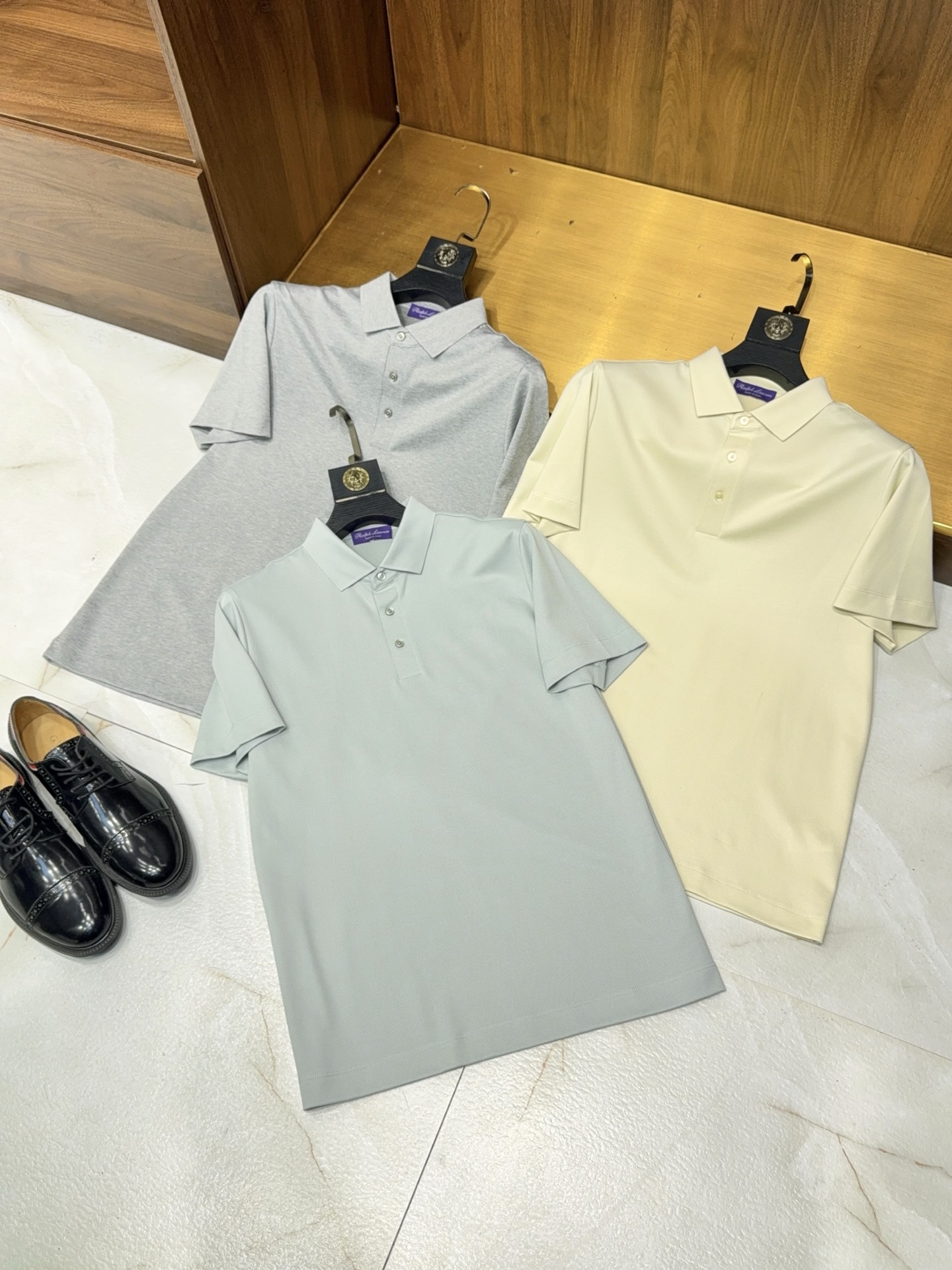 NO:782683,[Business casual and versatile series!  Soft and comfortable, three-button small lapel short-sleeved POLO shirt made of 59.2% cotton-dyed fabric】Business casual and versatile short-sleeved POLO shirt, a must-have for men. A must-have business casual short-sleeved POLO shirt for men’s wardrobe, this is a must-have with your eyes closed. It perfectly balances workplace decency and daily comfort, and is full of versatile attributes.  The 59.2 cotton yarn-dyed fabric is selected, which is soft to the touch and skin-friendly, with excellent breathability. The upper body is refreshing and not sweaty, and is suitable for wearing in all seasons. The fabric has a fine and crisp texture, and is not easy to pill and deform. The yarn-dyed process makes the color more uniform and durable, and it will remain new after long-term wear. It is also very worry-free for daily care.  The classic three-button small lapel design neatly modifies the neck line, weakening the rigidity and showing a capable temperament. The short-sleeved version is tailored to fit, not tight or loose, and perfectly fits the body shape. It can outline a neat figure and ensure sufficient space for movement. Whether you are sitting at work or commuting for a long time, you will not feel restricted.  As a versatile style for business and leisure, it is suitable for a variety of scenarios. Pair it with trousers for work, which is calm and professional, and can easily cope with meetings and receptions. Pair it with jeans and casual pants for daily leisure, which is simple and casual, suitable for shopping and dating. Regardless of age or body type, it is easy to create a high-end and simple men's style. One piece can meet the needs of many scenes. It is a preferred item for men's summer wear. It is not a loss to buy it with your eyes closed. M-3XL, men's clothing, jeans, T-shirt,19860909【商务休闲百搭系列！柔软舒适含59.2棉色织面料三粒扣小翻领短袖POLO衫】商务休闲百搭短袖POLO衫 男士穿搭刚需款. 男士衣橱必备的商务休闲短袖POLO衫,这款闭眼入不踩雷,完美兼顾职场得体与日常舒适,百搭属性拉满. 甄选59.2棉色织面料,触感柔软亲肤,透气性绝佳,上身清爽不闷汗,四季穿着都适配.面料质感细腻挺括,不易起球变形,色织工艺让色彩更均匀耐看,久穿依旧保持崭新状态,日常打理也十分省心. 经典三粒扣小翻领设计,利落修饰颈部线条,弱化呆板感,尽显干练气质.短袖版型剪裁合身,不紧绷不松垮,完美贴合身形,既能勾勒出利落身形,又保证充足活动空间,不管是久坐办公还是外出通勤都毫无束缚感. 作为商务休闲百搭款,适配多种场景.职场通勤搭配西裤,沉稳专业,轻松应对会议、会客；日常休闲搭配牛仔裤、休闲裤,简约随性,出门逛街、约会都合适.不挑年龄不挑身材,轻松打造高级简约的男士穿搭风格,一件搞定多场景穿搭需求,是男士夏日穿搭的优选单品,闭眼入手不亏.M-3XL,男装,jeans,T-shirt,,Women's clothing
