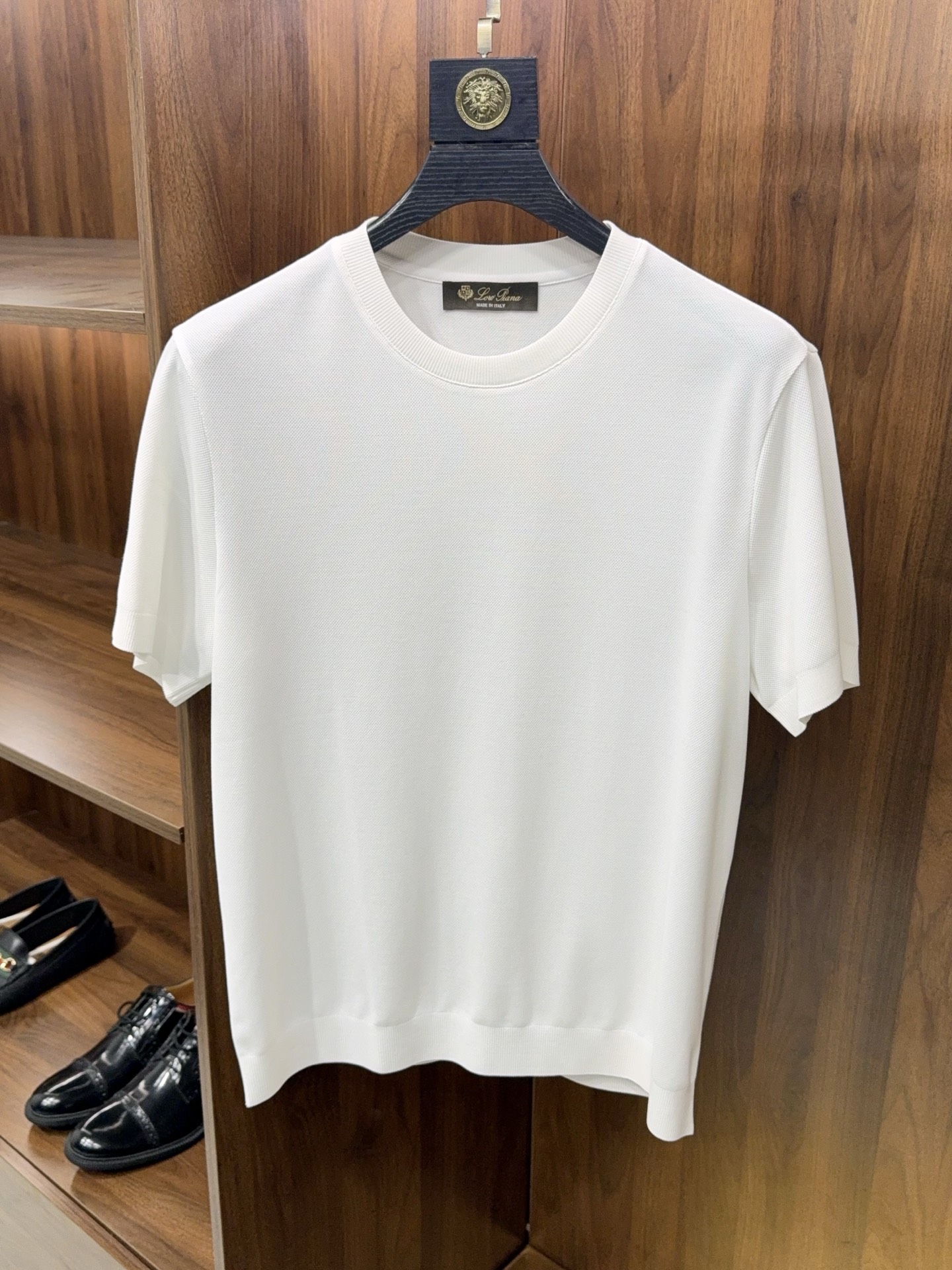 NO:903288,[Selvage craft cuffs and hem are formed in one piece!  Summer Cool Pique Mesh Fabric Contains 57.4 Cotton Round Neck Short Sleeve Knitted T-Shirt] Men’s T-shirt is just what you need in summer | Texture and comfort are both online. If you want to wear a refreshing summer outfit without getting stuffy and sweaty, but also take into account texture, this round neck short-sleeved knitted T-shirt can be worn directly with your eyes closed. It is full of details and is suitable for daily wear and commuting.  The fabric is made of cool summer pique mesh material, containing 57.4 cotton, which is soft and skin-friendly and does not pick on the skin. The unique mesh texture comes with a breathable buff, which allows air to circulate freely and dries quickly after sweating. It completely bids farewell to the sticky and stuffy heat of summer. The upper body is light and unburdened, and can always keep a refreshing body feeling even on hot days.  The craftsmanship focuses on selvedge technology. The cuffs and hem are formed in one piece. There are no redundant seams. The wiring is neat and dense, and the texture is directly full. The one-piece design not only improves the stiffness of the overall style, but also prevents the cuffs and hems from deforming and curling after long-term wear and washing. The wearability is greatly improved. It can still maintain the original shape after repeated washing, and it can still be stylish after being worn for a long time.  The classic round neck cut is not flattering to your body shape and does not strangle your neck. The neat lines modify the neck line. The simple solid color design is versatile and not flattering. It is refreshing and clean when worn alone. It is suitable for pairing with casual pants and jeans. It can be easily used for daily outings, commuting to work, and leisure outings.  There is no extra fancy design, and the quality is highlighted by the fabric and craftsmanship. It can be worn all summer long, and it is very cost-effective. It is a basic and textured T-shirt that is a must-have for boys’ wardrobes. It can be seen with your eyes closed without stepping on the thunder. M-3XL, men’s clothing, jeans, T-shirt, tees, t-shirt,19860909【织边工艺袖口下摆一体成型！夏日清凉珠地网眼面料含57.4棉圆领短袖针织T恤】夏日刚需男装T恤｜质感与舒适双在线 夏日穿搭想要清爽不闷汗,还能兼顾质感,这件圆领短袖针织T恤直接闭眼入,细节拉满,日常穿、通勤穿都适配. 面料选用夏日清凉珠地网眼材质,含57.4棉,软糯亲肤不挑肤质,独特的网眼肌理自带透气buff,空气能自由流通,出汗后快速干爽,彻底告别夏日黏腻闷热,上身轻盈无负担,高温天也能时刻保持清爽体感. 工艺上主打织边工艺,袖口下摆一体成型,没有多余缝线拼接,走线工整密实,质感直接拉满.一体成型的设计不仅提升了整体版型的挺括度,还能避免久穿、水洗后袖口下摆变形卷边,耐穿性大幅提升,反复清洗依旧保持原有版型,穿很久都依旧有型. 经典圆领剪裁,不挑身形不勒脖子,利落线条修饰脖颈线条,简约纯色设计百搭不挑人.单穿清爽干净,搭配休闲裤、牛仔裤都很合适,日常出门、通勤上班、休闲出游都能轻松驾驭. 没有多余花哨设计,全靠面料与工艺凸显品质,一件能穿整个夏天,性价比拉满,男生衣橱必备的基础款质感T恤,闭眼入不踩雷.M-3XL,男装,jeans,T-shirt,tees，t-shirt,,Women's clothing