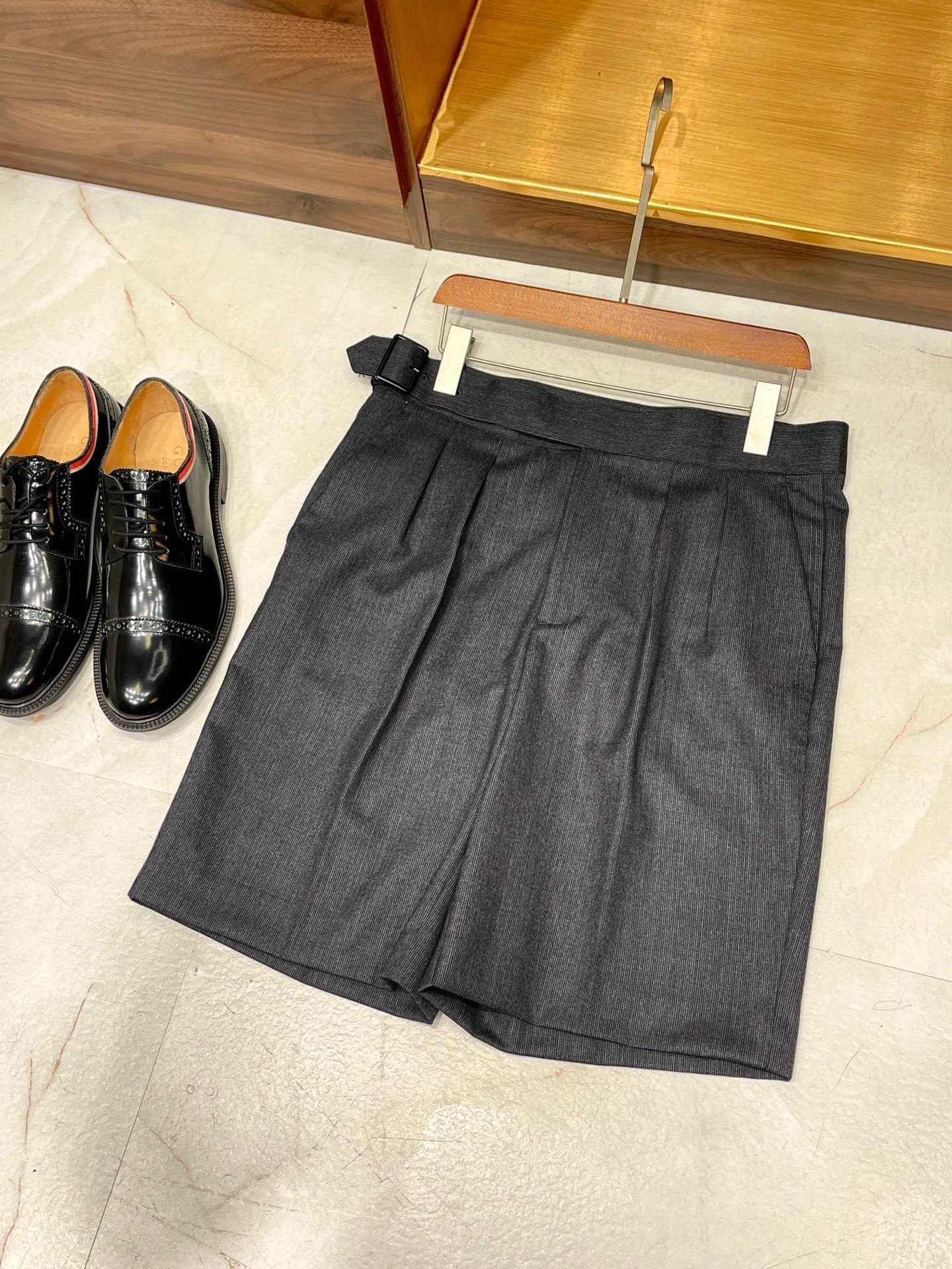 NO:782720,[EZ Collection’s retro single-button Gurge trousers waist design fabric is made of yarn-dyed jacquard wool versatile commuter short trousers] This EZ Collection’s retro single-button Gurge short trousers are indeed an ideal choice for modern urbanites who pursue both fashion and comfort. First of all, its design is unique. The single-button Gurge trousers waistband not only has a retro feel, but also shows a simple yet elegant style, allowing the wearer to easily manage various occasions.  Secondly, the yarn-dyed jacquard fabric technology makes these trousers visually more layered and refined in texture, which enhances the overall fashion sense. The choice of wool material ensures the comfort and warmth of the trousers, keeping them warm and comfortable even in cold weather.  In addition, the versatility of these short trousers is also a major highlight. It can be paired with a formal shirt to create an image of a business elite, or it can be paired with a casual sweater or T-shirt to show a casual and free style. Whether it is commuting, business meetings or casual gatherings, it can be easily handled, showing the unique taste of the wearer.  In general, this EZ family's collection of retro single-button Gurkha shorts has become an ideal choice for both fashion and comfort with its unique design, high-quality fabrics and versatile features. Whether it is a gift for relatives and friends or worn by yourself, it is a good choice. 48-56 (M-3XL), men's clothing, shirts, tees, t-shirt,19860909【EZ家典藏款复古单扣廓尔格裤腰设计面料采用色织提花羊毛百搭通勤款短西裤】这款EZ家典藏款的复古单扣廓尔格短西裤,确实是现代都市人追求时尚与舒适并重的理想选择. 首先,它的设计独特,单扣的廓尔格裤腰不仅具有复古感,还展现了简约而不失优雅的风格,让穿着者轻松驾驭各种场合. 其次,色织提花的面料工艺使得这款西裤在视觉上更具层次感,纹理精致,提升了整体的时尚感.而羊毛的材质选择,确保了裤子的舒适度和保暖性,即使在寒冷的天气里,也能保持温暖舒适. 此外,这款短西裤的百搭性也是其一大亮点.它既可以搭配正式的衬衫,营造出商务精英的形象,也可以与休闲的针织衫或T恤搭配,展现出随性洒脱的风格.无论是通勤、商务会议还是休闲聚会,它都能轻松应对,展现出穿着者的独特品味. 总的来说,这款EZ家典藏款复古单扣廓尔格短西裤凭借其独特的设计、优质的面料和百搭的特性,成为了时尚与舒适并重的理想选择,无论是送给亲友还是自己穿着,都是一份不错的选择.48-56（M-3XL）,男装,shirts,tees，t-shirt,,Women's clothing
