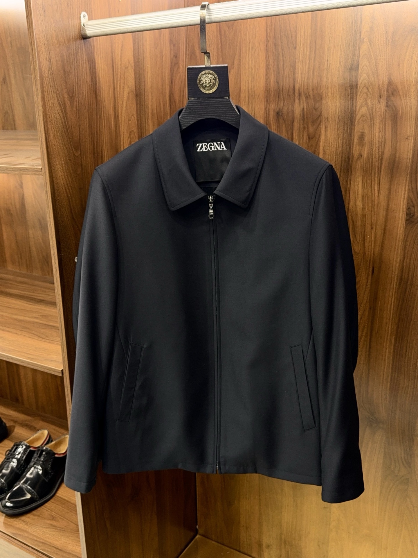NO:903400,[The leader is here!  Awesome executive jacket, mercerized wool fabric with good gloss and drape, silky zipper style jacket] The same executive jacket as the leader, the texture is directly full, and the mercerized wool is a hard-core wear. The executive jacket can be worn by working men with their eyes closed, and it really has a calm and elegant high-end texture. The upper body has its own aura, and it is completely the same style as the leader.  The whole piece is made of mercerized wool fabric, which is different from ordinary wool materials. After fine mercerization process, the fabric has a warm and high-grade luster. It is not exaggerated or ostentatious, showing low-key quality. It feels delicate and soft, and it is close to the skin when worn without being tied. The drape is excellent. The upper body is neat and straight, not soft or bloated, and can easily modify the body shape and show a straight posture.  Classic zipper design, with smooth and high-quality zippers, smooth opening and closing without lag, easy to put on and take off every day, and taking into account the regularity of the fit. The simple executive lapel style, with neat and straight lines, without unnecessary complicated designs, is versatile and durable, and is perfectly suitable for various scenes such as workplace commuting, business meetings, formal occasions, etc.  No matter your body shape or age, you can wear it decently and elegantly whether you are going to work or on a business trip. It is a solid color basic model, which can be worn with a shirt or a sweater without any sense of incongruity, and can easily create a calm and capable man's image. A high-quality men's clothing that can be worn for many years, full of texture and practicality, a must-have hardcore jacket for working men, easily wearing a high-end aura, showing the charm of a mature man. M-3XL Navy, men's clothing, jackets & coats,jackets &  coats,shirts,19860909【领导您来了！超赞行政夹克丝光羊毛面料光泽度好垂感丝滑拉链款夹克外套】领导同款行政夹克,质感直接拉满,丝光羊毛硬核穿搭. 职场男士闭眼入的行政夹克,真正穿出沉稳大气的高阶质感,上身自带气场,完全是领导同款干练范儿. 整件采用丝光羊毛面料,区别于普通羊毛材质,经过精细丝光工艺处理,面料自带温润高级光泽,不浮夸不张扬,尽显低调品质.手感细腻软糯,贴身穿着亲肤不扎身,垂感更是一绝,上身利落挺括,不软塌不臃肿,轻松修饰身形,尽显挺拔身姿. 经典拉链款设计,搭配顺滑高品质拉链,开合流畅不卡顿,日常穿脱便捷,同时兼顾版型规整度.简约行政翻领版型,线条利落笔直,没有多余繁杂设计,百搭又耐看,完美适配职场通勤、商务会议、正式场合等多种场景. 不挑身材不挑年龄,不管是日常上班还是商务出行,穿它都得体大方.纯色基础款,内搭衬衫、针织衫都毫无违和感,轻松打造沉稳干练的男士形象. 一件能穿多年的高品质男装,把质感与实用性拉满,职场男士必备的硬核外套,轻松穿出高级气场,尽显成熟男性魅力.M-3XL 藏青色,男装,jackets & coats,jackets & coats,shirts,,Women's clothing