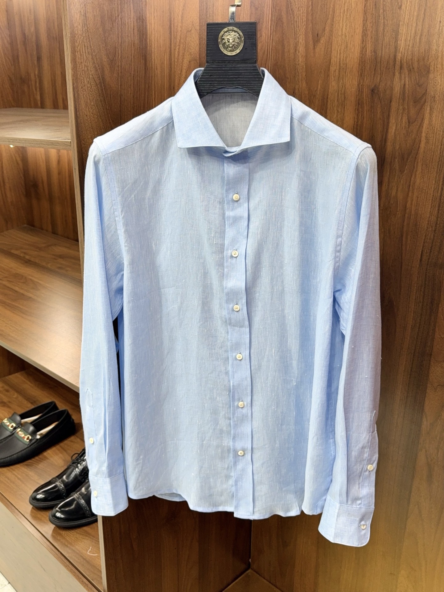 NO:903342,【Colorful summer coolness!  BC's linen fiber fabric Windsor collar design casual long-sleeved shirt] Colorful and cool in summer, BC's linen Windsor collar casual long-sleeved shirt. In the hot summer, a cool linen shirt is a necessity for men's wardrobe. This BC's pure linen long-sleeved shirt uses natural fiber to create a summer breathable barrier, taking into account texture and relaxation, and can be easily adapted to various scenes.  The fabric is made of BC brand's exclusive customer-supplied linen fiber, which is naturally breathable, moisture-wicking, and instantly cools the upper body, saying goodbye to the stuffiness and stickiness. It is like a 'natural air conditioner' for walking. Linen has its own delicate texture and soft luster, which becomes softer and more textured the more you wear it, and the more you wash it, the natural wrinkles show a lazy and high-end look, and refuse to feel cheap.  The classic Windsor collar design has a crisp and stylish collar that modifies the neck line. It not only retains the neatness of a business shirt, but also weakens the formal feeling and creates a full casual atmosphere. The long-sleeved version is loose and moderate, not tight or restrictive, and the cuffs can be rolled up at will. It is casual and handsome. It is refreshing and breathable when worn alone, and can be paired with shorts or casual pants. It is suitable for vacations, commuting, and daily outings.  No extra decoration, simple tailoring highlights quality, neat details, exquisite buttons, taking into account comfort and style. Colorful and fresh colors, brighten the summer look, easily wear old money style and relaxed feeling, it is a must-have cool texture item for men in summer. M-3XL arrives next day, men's clothing, chanel, shorts, shirts,19860909【缤纷的夏日清凉！BC家客供亚麻纤维面料温莎领设计休闲款长袖衬衫】缤纷夏日清凉,BC客供亚麻温莎领休闲长袖衬衫. 夏日炎炎,一件自带凉感的亚麻衬衫,是男士衣橱的刚需.这款BC家客供纯亚麻长袖衬衫,以天然纤维打造夏日透气屏障,兼顾质感与松弛感,轻松适配多场景穿搭. 面料采用BC品牌专属客供亚麻纤维,天然透气、吸湿排汗,上身瞬间降温,告别闷热粘腻,宛如行走的“天然空调”.亚麻自带的细腻肌理与柔和光泽,越穿越软、越洗越有质感,自然褶皱尽显慵懒高级,拒绝廉价感. 经典温莎领设计,领型挺括有型,修饰颈部线条,既保留商务衬衫的利落感,又弱化正式感,休闲氛围拉满.长袖版型宽松有度,不紧绷、不束缚,可随意挽起袖口,随性又帅气；单穿清爽透气,搭配短裤、休闲裤都适配,度假、通勤、日常出街都合适. 无多余装饰,简约剪裁凸显品质,细节走线工整,纽扣精致,兼顾舒适与格调.缤纷清新配色,点亮夏日造型,轻松穿出老钱风松弛感,是夏日男士必备的清凉质感单品.M-3XL 隔天到货,男装,chanel,shorts,shirts,,Women's clothing