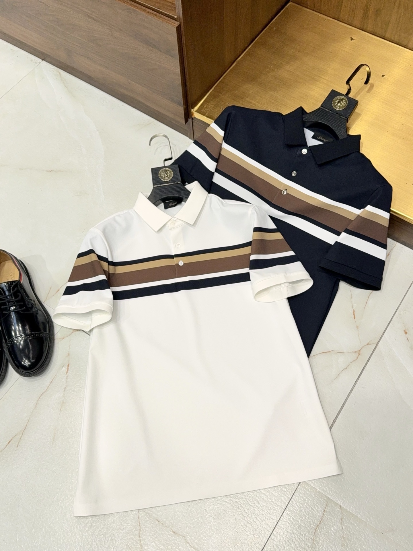 NO:826723,[Seamless taped hem!  Silky and refreshing fabric, contrasting stripes, business casual commuting style, small lapel design, short-sleeved POLO shirt] Men just need a POLO shirt for commuting, business and leisure can be selected with one click.  Men don’t need to buy too many flashy styles in their summer wardrobe. A short-sleeved POLO shirt with online quality and attractive silhouette is enough to support all daily occasions. This contrasting striped small lapel POLO shirt is specially designed for men who pursue simple and high-end outfits. It combines business formality with daily casual relaxation. It can be easily adapted to commuting, daily meetings, and weekend wear.  The fabric is made of the same high-definition silky, refreshing and skin-friendly material. It feels delicate, soft and waxy without being sweaty, and the upper body has a full sense of drape. It is breathable and non-sticky for a long time in summer. It has a dry body feeling and bids farewell to the stuffy and rough texture of ordinary T-shirts. The classic small lapel cut is neat and regular, not picking up the neck line, modifying the body shape to make it more energetic, neat and not bloated.  The neckline is designed with exquisite contrasting stripes, which is low-key and breaks the monotony of solid colors. It is simple and not exaggerated. It is low-key and enhances the layering of the outfit. It is not ostentatious but very tasteful. The hem is processed with a special seamless glue process, and the wiring is neat and precise. It is strong and durable, not easy to deform and curled, and the details are full of texture.  The overall shape is slim but not tight, and accommodates various body shapes. The upper body is slim and straight, so you don’t have to be picky about the outfit. It is simple and elegant when worn alone. It can be matched with all kinds of trousers and casual pants. It is easy to wear mature men’s advanced and decent temperament. M-3XL, men’s clothing, T-shirt, tees, t-shirt,19860909【无缝压胶下摆！丝滑清爽面料撞色条纹商务休闲通勤款小翻领设计短袖POLO衫】男士通勤刚需POLO衫,商务休闲一键拿捏. 男士夏天衣柜里不用买太多花里胡哨的款式,一件质感在线、版型耐看的短袖POLO衫就足够撑起所有日常场合.这款撞色条纹小翻领POLO衫,专为追求简约高级穿搭的男士打造,兼顾商务正式感与日常休闲松弛感,通勤出行、日常会客、周末穿搭都能轻松适配不挑人. 面料甄选高定同款丝滑清爽亲肤材质,触感细腻软糯不闷汗,上身垂坠感十足,夏季久穿透气不粘身,自带干爽体感,告别普通T恤的闷热粗糙质感.经典小翻领剪裁利落规整,不挑脖颈线条,修饰身形更显精神利落,利落不臃肿. 领口精致撞色条纹点缀设计,低调打破纯色单调感,简约不浮夸,低调提升穿搭层次感,不张扬却很有品位.下摆采用无缝压胶专属工艺处理,走线工整精密,牢固耐穿不易变形卷边,细节质感拉满. 整体版型修身不紧身,包容各种身材身形,上身显瘦挺拔不挑穿搭,单穿简约大气,百搭各类西裤休闲裤,轻松穿出成熟男士高级得体穿搭气质.M-3XL,男装,T-shirt,tees，t-shirt,,Women's clothing