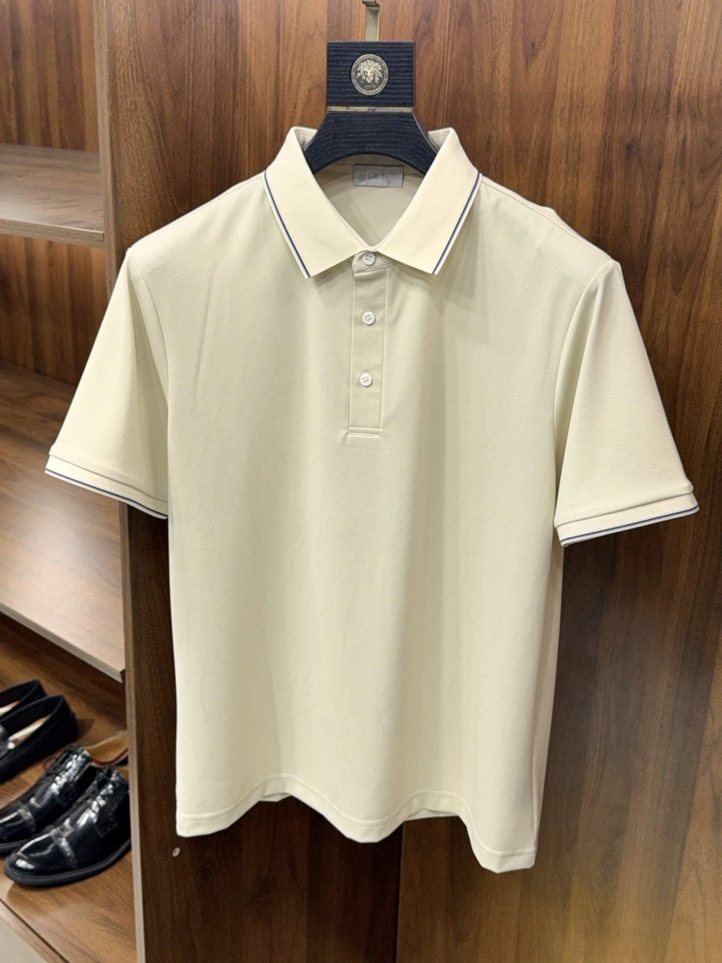 NO:826714,【Dark jacquard pattern!  Selecting high-quality 3.7 mulberry silk jacquard pique mesh fabric with contrasting crotch collar design, lapel short-sleeved POLO shirt for men] high-end texture POLO for men in summer, mulberry silk dark pattern jacquard is noble and unobtrusive.  Men's summer outfits don't need to be complicated. A textured lapel POLO is enough to support all occasions. This style is specially designed for men who pursue style. It has a low-key and luxurious style that can be easily used for daily commuting, business and leisure, and weekend trips. It does not matter your age or body type, and its upper body has a stable and high-end aura.  The fabric is the core highlight of the entire POLO. It is made of jacquard pique mesh material containing 3.7 high-quality mulberry silk. It has a soft and delicate touch and is not sweaty. It has a delicate and breathable texture. In summer, the upper body is dry and skin-friendly without being close to the body. It is not sticky or stuffy and hot when worn for a long time. It has both drape and comfort. The shape is stiff and not easy to wrinkle. It saves daily care and makes the upper body neat and energetic.  The body of the garment is concealed with exquisite dark pattern jacquard craftsmanship. From a distance, it is a simple, solid color and clean and elegant. When viewed from a distance, it is full of details and texture. It is low-key and not exaggerated. There are no fancy prints, and it relies on craftsmanship to highlight the dressing taste. The collar is designed with contrasting ribbed stitching to break the boring feeling of the monotonous basic model. It is three-dimensional and not soft, and does not deform or curl after long-term wear. The modified neck line makes it more capable and neat.  The standard fit cut is not tight, not loose or bloated, it modifies the body shape and makes it slim and versatile. It is suitable for matching with trousers, casual pants and jeans. It unlocks all summer dressing needs, is low-key and noble, durable and durable. M-3XL (Mi Xing, light orange, light green), Dior-clothing, dior, jeans, T-shirt,19860909【暗纹提花图案！甄选优质含3.7桑蚕丝提花珠地网眼面料撞色罗口衣领设计翻领短袖POLO衫】男士夏季高端质感POLO,桑蚕丝暗纹提花显贵不张扬. 男士夏天穿搭不用复杂,一件有质感的翻领POLO就足够撑住所有场面.这款专为追求格调的男士打造,低调轻奢风日常通勤、商务休闲、周末出行都能轻松驾驭,不挑年龄不挑身材,上身自带稳重高级气场. 面料是整件POLO的核心亮点,甄选含3.7优质桑蚕丝的提花珠地网眼材质,触感软糯细腻不闷汗,自带细腻透气肌理,夏日上身干爽亲肤不贴身,久穿不粘身、不闷燥热,兼顾垂坠感与舒适度,版型挺括不易褶皱,日常打理省心,上身利落显精神. 衣身暗藏精致暗纹提花工艺,远看简约纯色干净大气,近看细节质感拉满,低调不浮夸,没有花哨印花,靠工艺凸显穿搭品味.衣领采用撞色罗口拼接设计,打破单调基础款沉闷感,立体挺括不软塌,久穿不变形、不卷边,修饰颈部线条更显干练利落. 标准合身剪裁不紧绷不宽松臃肿,修饰身形显瘦百搭,搭配西裤休闲裤牛仔裤都合适,一件解锁全夏季穿搭需求,低调显贵,耐看耐穿.M-3XL（米杏 浅桔 淡绿）,迪奥-服装,dior,jeans,T-shirt,,Women's clothing