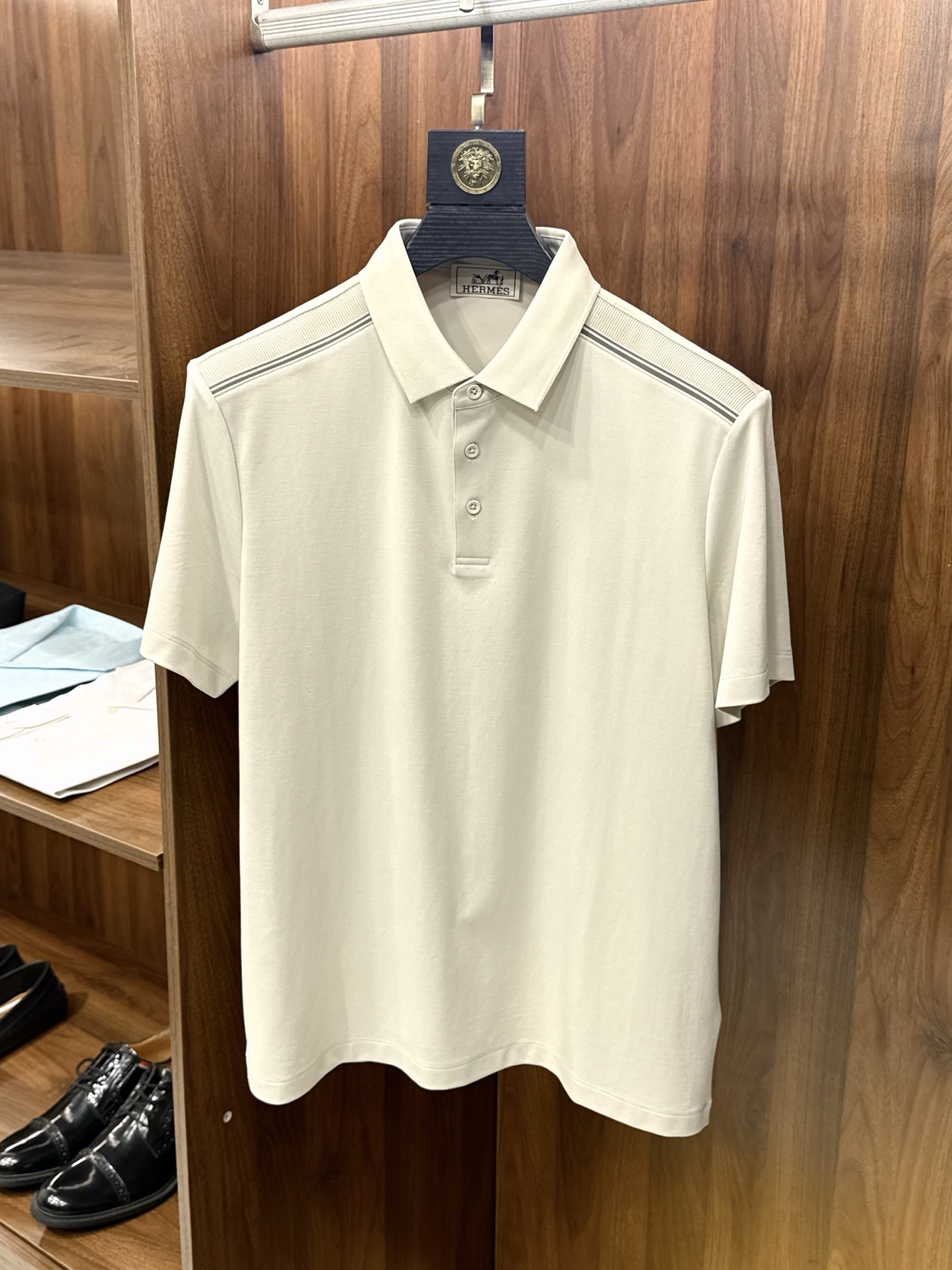 NO:859035,【H Family selects high-quality silky fabrics!  Knitted shoulder design, small lapel, three-button commuter lapel short-sleeved POLO shirt] H Family selects high-end silky fabrics to create this commuter short-sleeved POLO shirt specially customized for urban men. It takes into account texture, comfort and decency, and can be easily held in all scenarios including the workplace, business meetings, and daily leisure.  The fabric is the core foundation. It is carefully selected from high-count and high-density silky materials. It feels as delicate as satin and has a warm and soft light. It is skin-friendly on the upper body and is not stuffy. It is breathable and sweat-wicking. It does not stick to the body after sitting for a long time in summer. It is anti-wrinkle and easy to care for. It remains smooth and smooth after machine washing.  Say goodbye to the trouble of frequent ironing. The shoulders are made of precision knitting technology, which fits the shoulder line and modifies the body shape. Both slip-on and wide shoulders can be worn to create a straight and neat feeling. Movement is not restricted. You can raise your hands and bend down to stretch freely, taking into account both style and comfort.  Classic small lapel + three-button placket design, simple and elegant without being exaggerated, fully buttoned to show formal and capable, unbuttoning 1-2 buttons to add a sense of relaxation, suitable for different occasions. The lapels are crisp and shaped, and will not collapse or deform after long-term wear. The collar fits the neck, neat and energetic; the short sleeves are neatly cut, the sleeve length is moderate, not tight and not procrastinating, modifying the arm lines, making you look slim but not bloated.  The version is slightly loose and H-shaped, not picky about body shape, highly tolerant, hides fat and makes you look slimmer, and is suitable for all body shapes. Solid color base, simple and high-end, it doesn’t look out of place when paired with trousers, casual pants, and jeans. It can be used for commuting to work, business negotiations, and weekend trips.  It is a low-key and tasteful item that is essential in men's wardrobe. It has online quality, is versatile and durable, and can easily create a mature and stable urban male image. M-3XL, Hermès-clothing, hermes, jeans, T-shirt,19860909【H家甄选优质丝滑面料！肩部针织设计小翻领三粒扣通勤款翻领短袖POLO衫】 H家甄选高端丝滑面料,打造这件专为都市男士定制的通勤短袖POLO衫,兼顾质感、舒适与得体,轻松hold住职场、商务会面、日常休闲全场景. 面料是核心底气,严选高支高密丝滑材质,触感细腻如缎,自带温润柔光,上身亲肤不闷、透气排汗,夏季久坐也不粘身,抗皱易打理,机洗后依然平整垂顺,告别频繁熨烫的麻烦.肩部采用精密针织工艺,贴合肩线、修饰身形,溜肩、宽肩都能穿出挺拔利落感,活动无束缚,抬手弯腰自在舒展,兼顾型格与舒适度. 经典小翻领+三粒扣门襟设计,简约大气不浮夸,全扣显正式干练,解开1-2粒扣添松弛感,适配不同场合分寸感.翻领挺括定型,久穿不塌不变形,领口贴合颈部,利落显精神；短袖剪裁利落,袖长适中,不紧绷不拖沓,修饰手臂线条,显瘦不臃肿. 版型微宽松H型,不挑身材、包容度高,藏肉显瘦,适配各种身形.纯色基底,简约高级,搭配西裤、休闲裤、牛仔裤都毫无违和感,通勤上班、商务洽谈、周末出行一件搞定,是男士衣橱里低调又显品味的刚需单品,质感在线、百搭耐穿,轻松塑造成熟稳重的都市型男形象.M-3XL,爱马仕-服装,hermes,jeans,T-shirt,,Women's clothing