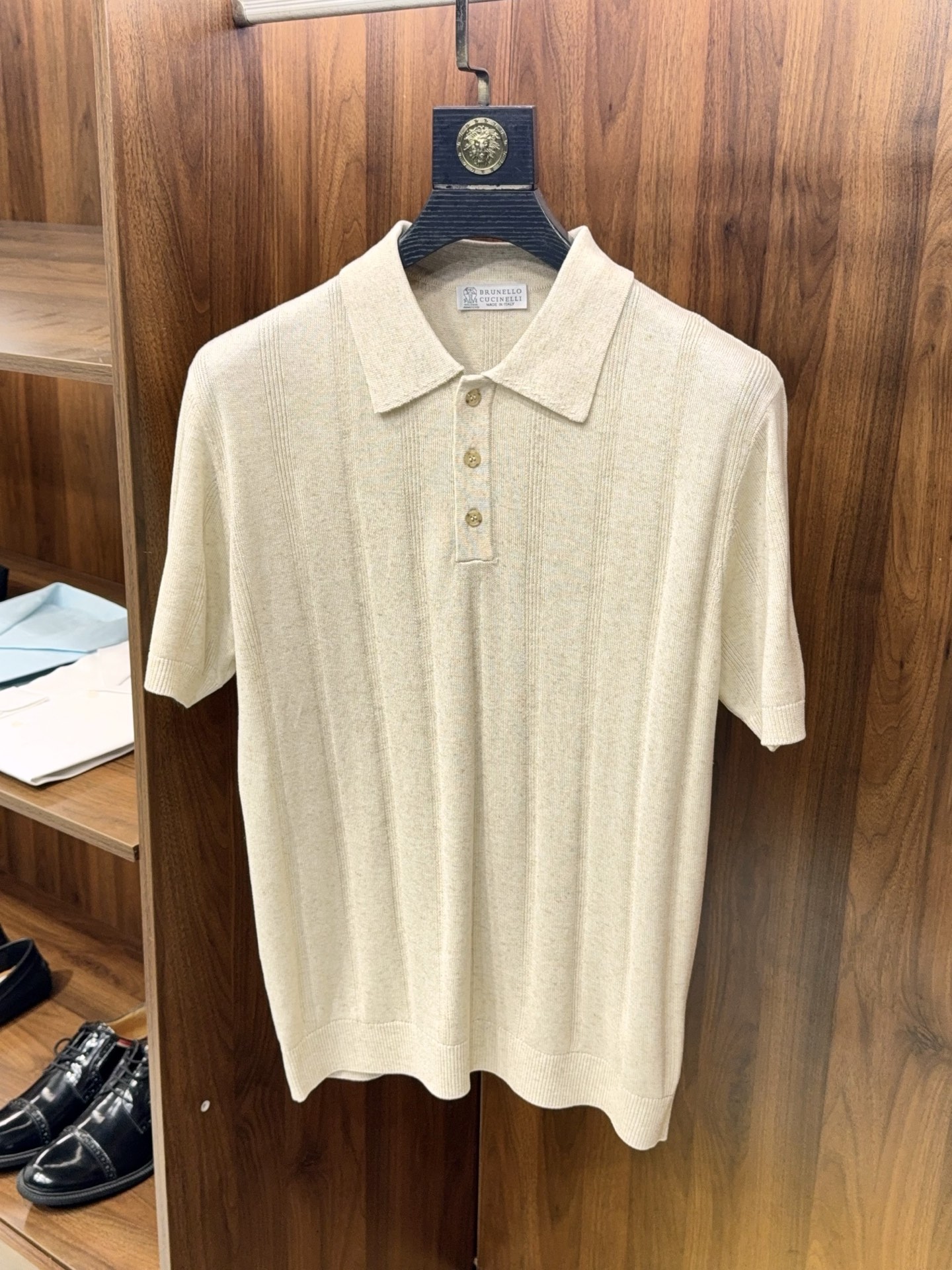 NO:903390,【The Collector’s Edition is here!  BC Jiake provides the original 1:1 lapel short-sleeved knitted Polo shirt containing linen lyocell fiber yarn] Men's summer needs | BC Collector's Edition knitted Polo shirt has a god-like texture.  A high-end men's summer wardrobe is indispensable for a high-end Polo shirt that can stand up to the occasion and is comfortable to wear. The new BC Collection limited edition is launched, strictly following the 1:1 reproduction of the brand's original version, from pattern cutting to yarn selection, to fully restore the high-end texture of the store, taking into account business decency and daily relaxed wear.  The fabric is the core essence of the entire POLO shirt. The brand's exclusive custom-made yarns are selected, and the natural linen and high-quality lyocell fiber are scientifically blended. It abandons the stuffy and heavy shortcomings of ordinary pure cotton, and has a natural cooling texture. It has excellent breathability and perspiration performance. It will not be stuffy and sweaty when worn for a long time in summer, and it will not stick to the body. The upper body feels smooth and waxy, without the rough and irritating feeling of traditional linen, and it is very comfortable against the skin.  The classic neat lapel style is stiff and does not change shape, and it is not easy to deform after being washed for a long time. The slightly loose tailoring of the shoulders does not flatter the body shape, cleverly modifies the body, covers the flesh and makes you look slimmer, and the neat lines of the upper body bring you a capable spirit. The fine knitting technology is solid and delicate, the workmanship is rigorous, it is not easy to pill, fade or shrink, and it is durable and washable and long-lasting.  Suitable for all scenes. Wear it with trousers for business and commuting. It is simple and high-end for daily casual wear. It is low-key, luxurious and unobtrusive. It is easy to wear the old money style exclusive for mature men. M-3XL, men's clothing, chanel, T-shirt,19860909【典藏版来了哦！BC家客供含亚麻莱赛尔纤维纱线原版1:1版型翻领短袖针织POLO衫】男士夏季刚需｜BC典藏版针织Polo衫质感封神. 高阶男士夏日衣橱,少不了一件撑得起场面、穿得住舒适的精品Polo衫.重磅上新BC家典藏限定款,严格遵循品牌原版1:1开版复刻,从版型剪裁到纱线选材,全方位还原专柜高阶质感,兼顾商务体面与日常松弛穿搭感. 面料是整件POLO衫的核心精髓,甄选品牌专属客供定制纱线,科学配比天然亚麻与优质莱赛尔纤维混纺织造.摒弃普通纯棉闷热厚重短板,自带天然凉感肌理,透气排汗性能拉满,夏日久穿不闷汗、不贴身,上身触感顺滑软糯,无传统亚麻粗糙刺肤感,亲肤舒适度拉满. 经典利落翻领版型挺括不移形,久洗不易塌领变形,正肩微宽松剪裁不挑身形,巧妙修饰体态、遮肉显瘦,利落线条上身自带干练精气神.精细针织工艺扎实细腻,做工严谨不易起球、不掉色不缩水,耐穿耐洗持久保型. 一衣多穿适配全场景,商务通勤搭西裤沉稳大气,日常休闲配随性穿搭简约高级,低调轻奢不张扬,轻松穿出成熟男士专属老钱格调.M-3XL,男装,chanel,T-shirt,,Women's clothing