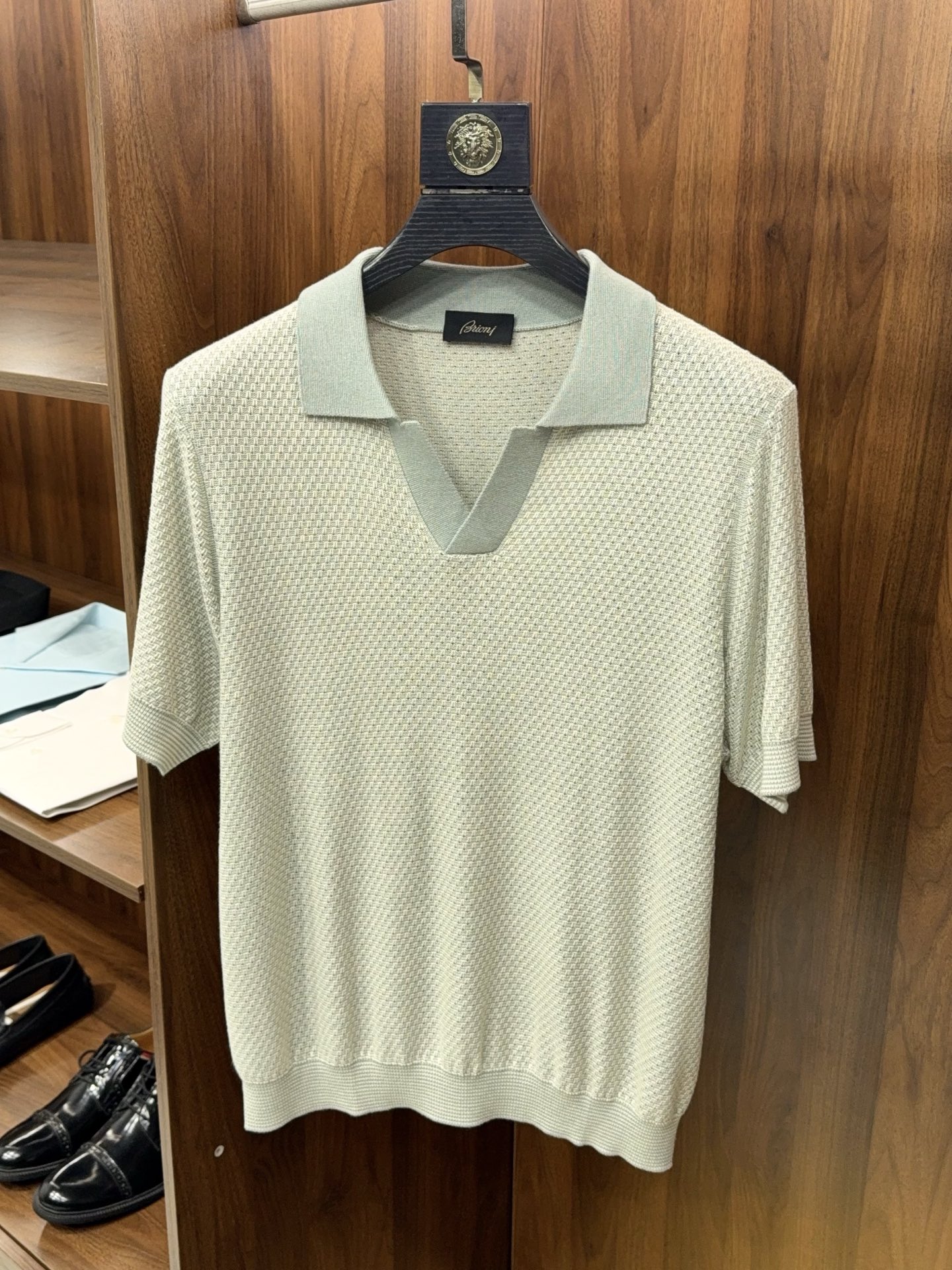 NO:821269,【Create luxury products!  Imported 15% cashmere 85% mulberry silk yarn jacquard hollow knitted pattern classic seagull collar design lapel knitted short-sleeved POLO shirt] Luxury-grade seagull collar knitted POLO shirt with perfect high-end fabric texture. Real luxury men's clothing has always been hidden in the details of fabrics and craftsmanship. This lapel knitted short-sleeved POLO shirt is made with high-end customization standards and has a low-key luxury texture on the upper body. It is a high-end must-have item in a mature man's wardrobe.  Imported custom yarns are selected, with a precise ratio of 15% cashmere + 85% mulberry silk. The two top-quality fabrics are perfectly integrated, combining the softness and delicacy of cashmere with the smoothness and skin-friendliness of mulberry silk. It feels warm and skin-friendly, breathable and not sweaty. It is refreshing and comfortable to wear in summer, and it is close-fitting without any sense of restraint, showing the superior quality of high-end fabrics.  The body of the garment is made of exquisite jacquard hollow knitting technology. The texture is fine and three-dimensional, with clear and regular patterns. The hollow design is just right, adding a sense of layering and design, saying goodbye to the monotony of ordinary POLO. It has a delicate texture in a low-key manner, and the details are full of luxury craftsmanship.  The classic seagull collar lapel style is neatly cut and perfectly modifies the neck line. It is versatile and can be worn in both formal and casual styles. The short-sleeved version is well-fitting but not tight, neat and slim, and highlights the tall and straight figure of men. Whether it is daily commuting, business negotiations or leisure travel, it can easily create a high-end aura. The upper body shows a calm and elegant gentleman's style, which is the best choice to enhance the dressing taste. M-3XL, men's clothing, T-shirt,19860909【奢品缔造！进口含15羊绒85桑蚕丝纱线提花镂空针织花纹经典海鸥领设计翻领针织短袖POLO衫】奢品级海鸥领针织POLO衫 高端面料质感满分. 真正的奢品男装,从来都藏在面料与工艺的细节里.这款翻领针织短袖POLO衫,以高端定制标准打造,上身尽显低调奢华质感,是成熟男士衣橱里的高阶必备款. 甄选进口定制纱线,精准配比15羊绒+85桑蚕丝,两种顶级面料完美融合,兼具羊绒的软糯细腻与桑蚕丝的顺滑亲肤,触感温润亲肤,透气不闷汗,夏季穿着清爽舒适,贴身毫无束缚感,尽显高端面料的优越品质. 衣身采用精致提花镂空针织工艺,纹理细腻立体,纹路清晰规整,镂空设计恰到好处,增添层次感与设计感,告别普通POLO的单调,低调中透着精致质感,细节之处尽显奢品匠心. 经典海鸥领翻领版型,剪裁利落挺括,完美修饰颈部线条,百搭不挑人,正式休闲皆可驾驭.短袖版型合身不紧绷,利落显瘦,凸显男士挺拔身形,无论是日常通勤、商务洽谈还是休闲出行,都能轻松拿捏高级气场,上身尽显沉稳大气的绅士格调,是提升穿搭品味的不二之选.M-3XL,男装,T-shirt,,Women's clothing