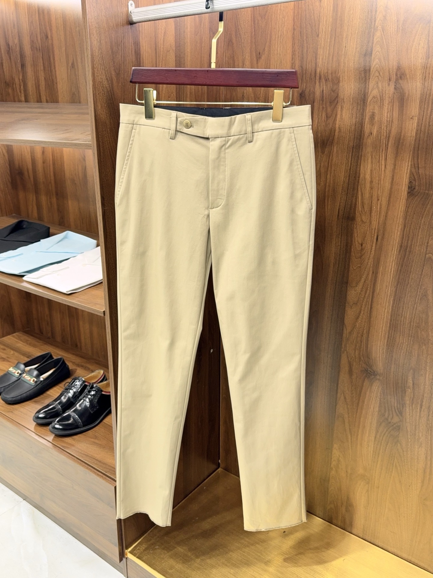 NO:821281,【The classic continues!  Pure cotton micro-elastic fabric commuting straight version free-cut trousers with original length and original customer-supplied accessories casual trousers] The classic continues!  Men's straight-leg cotton commuting trousers. A classic choice for commuting, these men's trousers redefine the balance of comfort and style, and are designed for the modern man.  Made of pure cotton micro-elastic fabric supplied by customers, it feels delicate and skin-friendly, and has a delicate texture. The upper body has the breathability and dryness of pure cotton, but also incorporates a micro-elastic design. There is no sense of restraint when moving, and you can sit and walk freely for long periods of time. The fabric has been finely processed and is not easy to pill or deform. It remains stiff after being washed for a long time, making daily care easy.  The classic straight fit is suitable for various body types, easily modifying the leg shape, covering up leg line defects, and making the overall proportions more coordinated. The pants are freely cutable and the length can be adjusted according to your own needs. Pair with leather shoes to create a formal commuting style, or pair with casual shoes to transform into a daily casual look. One pair of pants can be worn multiple times and is practical.  The original customer-supplied accessories, buttons, zippers and other details are solidly made, smooth and durable, highlighting the sense of quality. The trousers have smooth and neat lines, and the pocket layout is reasonable, taking into account both practicality and aesthetics. Whether it is daily commuting, business meetings or weekend trips, these trousers can be easily controlled. The simple and elegant style is suitable for various scenes, making it a must-have and versatile item for men's wardrobe. 42-56 (30-38), men's clothing,19860909【经典再续！纯棉微弹面料通勤直筒版型自由裁剪裤长原版客供辅料休闲长裤】经典再续！男士通勤纯棉直筒长裤. 这款男士长裤是通勤穿搭的经典之选,重新定义舒适与得体的平衡,专为现代男士打造. 采用客供纯棉微弹面料,触感细腻亲肤,自带细腻肌理感,上身既有纯棉的透气干爽,又融入微弹设计,活动时毫无束缚感,久坐、行走都自在.面料经过精细处理,不易起球、不易变形,久洗依旧挺括,日常打理超省心. 经典直筒版型,适配各种身材,轻松修饰腿型,掩盖腿部线条瑕疵,让整体比例更显协调.自由裁剪裤长设计,可根据自身需求调整长度,搭配皮鞋打造正式通勤风,搭配休闲鞋变身日常休闲造型,一裤多穿实用性拉满. 原版客供辅料加持,纽扣、拉链等细节做工扎实,顺滑耐用,彰显品质感.裤身线条流畅利落,口袋布局合理,兼顾实用性与美观性.无论是日常通勤、商务会晤还是周末出行,这条长裤都能轻松驾驭,简约大方的风格适配各种场景,成为男士衣柜必备的百搭单品.42-56（30-38）,男装,,Women's clothing