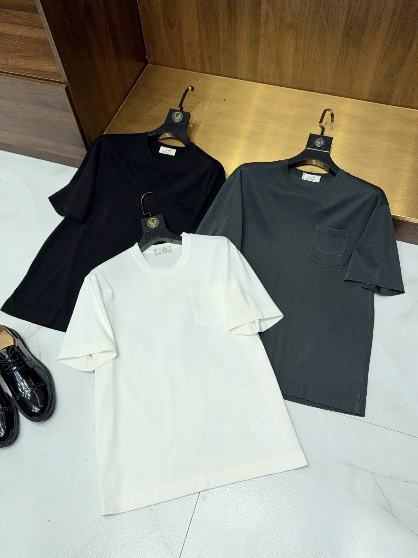 NO:821111,【The wide version is here!  H Family Casual Shop provides knitted fabric chest pocket embroidered LOGO pattern round neck short-sleeved T-shirt] Boys who want to wear comfortable and stylish summer wear, this H Family Casual wide version round neck short-sleeved T-shirt is definitely a piece to buy with your eyes closed. It is simple and high-end without being picky, and can easily capture the daily casual atmosphere.  The style adopts a classic wide cut, which is not particular about body shape or body type, and is particularly friendly to all body shapes. The dropped shoulder design weakens the shoulder line, which can modify the body proportions without looking bloated and draggy. The upper body is casual and lazy. Whether you have a slightly fat body or a slim body, it can be worn with a neat and relaxed feeling, and there is no sense of restraint in daily wear.  The fabric is made of knitted fabric supplied by the brand, and its texture is far superior to ordinary T-shirts. The fabric is soft and skin-friendly, and has full breathability. It is refreshing and not sweaty when worn in summer. It has excellent hygroscopicity and can keep you dry even if you wear it for a long time. The fabric has an excellent drape, is not easy to pill or deform, is durable and washable, and maintains a crisp shape after repeated care. It feels delicate and textured, and fits the skin without any discomfort.  The details of the design are exquisite. The simple pocket design on the chest breaks the monotony of the solid color T-shirt and adds a sense of layering. The pockets are embellished with exquisite H family embroidery LOGO patterns. The embroidery craft is exquisite, the stitching is fine and neat, and there are no excess threads. It low-key highlights the brand texture. It is simple and high-end, not exaggerated but full of recognition.  The classic round-neck style fits the neck line, does not strangle the neck, and is stress-free for long-term wear. The solid color base is simple and versatile, and it can be worn with casual pants, jeans, and overalls every day without any sense of incompatibility. It is refreshing and neat when worn alone, and it is also suitable for inner wear. It is an indispensable basic versatile T-shirt in a boy's summer wardrobe, suitable for commuting, traveling, and home wear. M-3XL Arrives next day, Hermès-Clothing, hermes, jeans, T-shirt, tees, t-shirt,19860909【阔版来了哦！H家休闲款客供针织面料胸口口袋刺绣LOGO图案圆领短袖T恤衫】 男生夏日穿搭想要舒适又有型,这款H家休闲阔版圆领短袖T恤绝对是闭眼入的单品,简约高级不挑人,轻松拿捏日常休闲氛围感. 版型上采用经典阔版剪裁,不挑身材不挑体型,对各种身形都格外友好.落肩设计弱化肩线,既能修饰身形比例,又不会显得臃肿拖沓,上身随性慵懒,不管是微胖身材还是偏瘦身形,都能穿出利落松弛感,日常穿毫无束缚感. 面料选用品牌客供针织面料,质感远超普通T恤.面料软糯亲肤,透气性拉满,夏日穿着清爽不闷汗,吸湿性出色,长时间穿着也能保持干爽.面料垂坠感极佳,不易起球、不易变形,耐穿耐洗,反复打理依旧保持挺括版型,手感细腻有质感,贴合肌肤毫无不适感. 细节设计尽显精致,胸口做简约口袋设计,打破纯色T恤的单调感,增添层次感.口袋处点缀精致H家刺绣LOGO图案,刺绣工艺精湛,针脚细密工整,没有多余线头,低调彰显品牌质感,简约中透着高级感,不浮夸却辨识度拉满. 经典圆领版型,贴合颈部线条,不勒脖子,久穿无压力.纯色基底简约百搭,日常搭配休闲裤、牛仔裤、工装裤都毫无违和感,单穿清爽利落,内搭也很合适,是男生夏日衣橱里不可或缺的基础款百搭T恤,通勤、出行、居家穿都适配.M-3XL 隔天到货,爱马仕-服装,hermes,jeans,T-shirt,tees，t-shirt,,Women's clothing