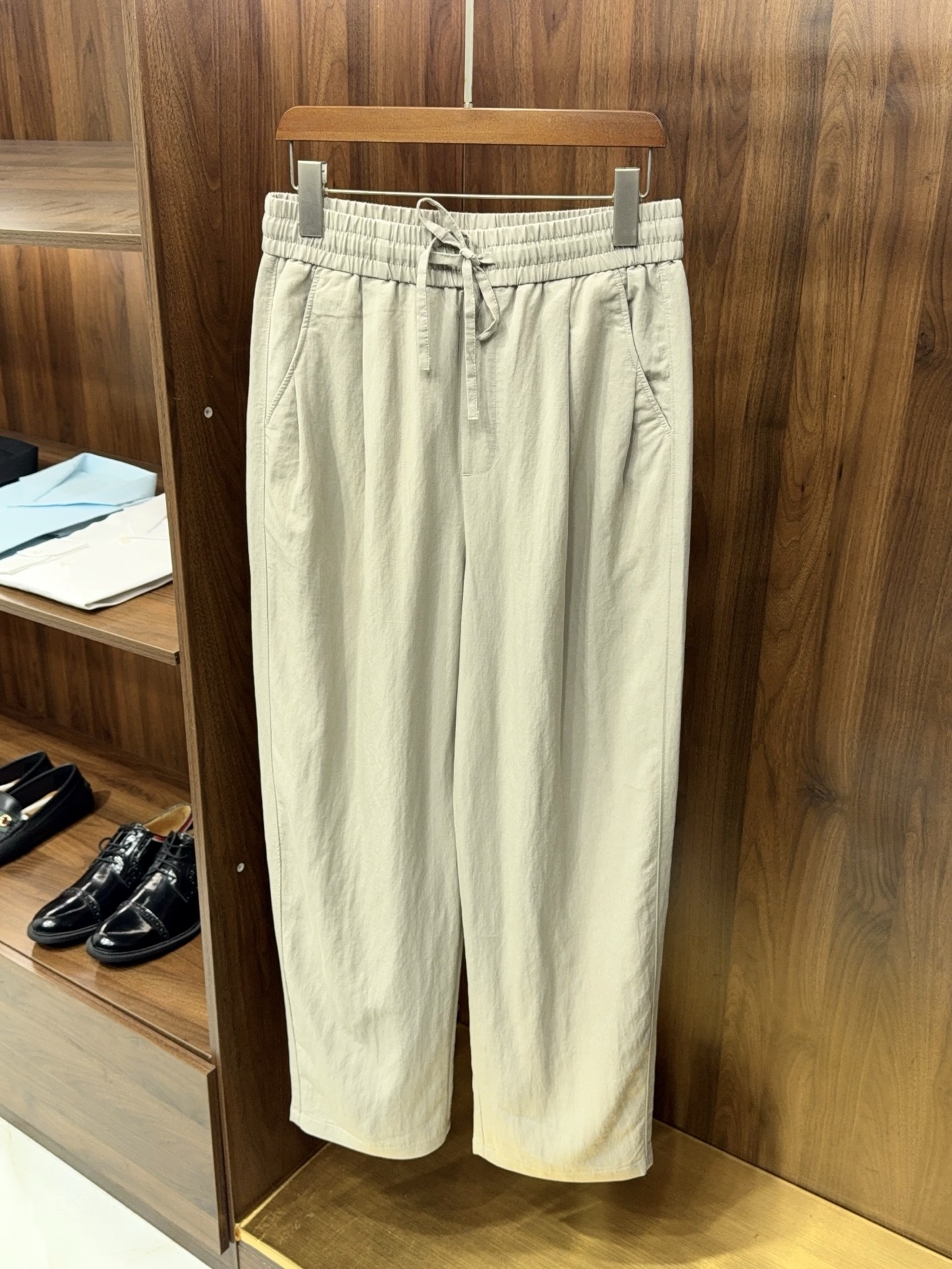 NO:821305,【Cool in summer!  Contains linen lyocell fiber drawstring elastic waist design slightly wide version casual trousers] Summer linen lyocell casual trousers, refreshing and versatile men's trousers. In summer, a pair of comfortable and stylish casual trousers can directly match all daily combinations. This linen lyocell fiber casual trousers can be called a must-have item in summer, taking into account the coolness and texture.  The fabric is blended with linen and lyocell fiber. Linen has natural breathable pores, which can dissipate heat quickly without stuffing sweat. Lyocell fiber is soft and skin-friendly, smooth and not rough. The combination of the two fabrics makes the upper body light and drapey, and it does not feel restrictive when worn next to the body. Even on a high temperature day of more than 30 degrees, it can always stay dry and breathable, saying goodbye to the sticky discomfort in summer.  The trousers are designed with a slightly wide version, which does not pick on the figure or the shape of the legs. It is particularly friendly to boys with thick legs and wide hips. The neat trouser lines modify the leg lines, making them appear slimmer and taller without being too loose and procrastinating. They can be worn for daily commuting and leisure outings. The waistband is designed with a drawstring elastic waist, which has moderate elasticity but does not restrict the waist. The tightness can be adjusted freely to suit different waist sizes. It is easy to put on and take off, eliminating the tediousness of wearing a belt, making it simple and casual.  The overall simple solid color design is versatile and can match well with T-shirts and shirts. The fabric is wrinkle-resistant and easy to care for, and it is not easy to deform and fade after machine washing. It can be easily used whether it is daily going out, leisure at home, or light business occasions. It is a versatile casual pants that boys can keep in their summer wardrobe, and it can be easily worn with a refreshing and simple sense of luxury. M-3XL arrives next day, men's clothing, shirts, tees, t-shirts,19860909【夏日清凉！含亚麻莱赛尔纤维抽绳松紧腰设计微阔版型休闲长裤】 夏日亚麻莱赛尔休闲长裤 清爽百搭男士神裤. 入夏男士穿搭,一条舒适又有型的休闲裤直接搞定日常所有搭配,这款亚麻莱赛尔纤维休闲长裤,堪称夏日刚需单品,兼顾清凉感与穿搭质感. 面料采用亚麻与莱赛尔纤维混纺,亚麻自带天然透气孔隙,快速散热不闷汗,莱赛尔纤维软糯亲肤,顺滑不粗糙,两种面料结合,上身轻薄垂顺,贴身穿毫无束缚感,就算是30多度的高温天,也能时刻保持干爽透气,告别夏日黏腻不适感. 裤装做了微阔版型设计,不挑身材不挑腿型,对腿粗、胯宽的男生格外友好,利落裤线修饰腿部线条,显瘦又显挺拔,不会过于宽松显得拖沓,日常通勤、休闲出游都能穿.腰头采用抽绳松紧腰设计,弹力适中不勒腰,可自由调节松紧度,适配不同腰围,穿脱方便,省去系皮带的繁琐,简约又随性. 整体简约纯色设计,百搭不踩雷,搭配T恤、衬衫都很和谐,面料抗皱易打理,机洗后不易变形掉色.不管是日常出门、居家休闲,还是轻商务场合都能轻松驾驭,是男生夏日衣橱里闭眼入的百搭休闲裤,轻松穿出清爽简约的高级感.M-3XL 隔天到货,男装,shirts,tees，t-shirt,,Women's clothing
